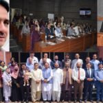 خاک سے ستاروں تک، ایک یتیم کے زخموں کی خون آلود داستان تحریر: ناصر داوڑ یتیم کا پی ایچ ڈی: وزیرستان کی تعلیمی تاریکی سے روشنی کی فتح۔۔۔ اندھیروں کی سیاہ آغوش میں بھی کبھی ایسا چراغ جھلملاتا ہے جو زمانے کی آنکھیں کھول دیتا ہے۔ وزیرستان… پہاڑوں کا، غیرت کا، لہو اور آنسوؤں کا وہ تلخ وطن… وہ مقدس مٹی جس کا ہر ذرہ شہیدوں کا تازہ خون چلاتا ہے، جس کا ہر پتھر صبر کی چھالوں سے بھرا امتحان ہے۔ یہ وہ خطہ ہے جہاں عوام تعلیمی پسماندگی کا شکار ہے، عام بچے سکول کی دہلیز تک نہ پہنچ پاتے، عالم کی بلند تعلیم تو دور کی کوڑی۔۔۔ خاص طور پر یتیموں کے لئے ناممکن۔ مگر یہاں سب کچھ الٹا ہو گیا! یہی طوفانوں زدہ مٹی ایسے سپوتوں کو پروان چڑھاتی ہے جو موت کی زنجیریں توڑتے ہیں، قبرستانوں سے روشنی کا شعلہ چھین لیتے ہیں۔ ناصر اسد داوڑ… صرف نام نہیں، ایک زندہ زخم ہے، آنسوؤں سے آنسوؤں تک کا خون ٹپکتا سفر۔ "ایک بچہ… جس کا سایہ چھین لیا گیا" ابھی اس کی معصوم آنکھیں دنیا کی رنگینی دیکھ رہی تھیں، ابھی ہتھیلیوں میں باپ کی داڑھی کی گرمی محسوس ہو رہی تھی، ابھی راتوں میں باپ کی لوری کی آواز گونج رہی تھی۔۔۔ کہ موت نے دروازہ توڑ دیا۔ اسد اللہ داوڑ کا جنازہ اٹھا، ننھے ہاتھوں نے کفن چھوا، دل نے پہلا زخم کھایا۔۔۔ ایسا گہرا کہ ہمیشہ خون بہتا رہا۔ راتوں کو چیخیں، دنوں کو خاموشی، ماں کی گھٹنے توڑ آنکھیں، بھائیوں کی بھوک مٹانے کی جدوجہد۔۔  یتیمی کا پہلا طوفان، جو بچپن کو چیر پھاڑ گیا۔ وہ سایہ جو کبھی کھیلنے والا تھا، اب قبر کی سیاہی بن گیا۔ حاجی عبدالرحمان کا بڑا امتحان اسد کے والد محترم حاجی عبدالرحمان کے لئے یہ لمحہ بڑا امتحان تھا۔ اکثر بچے باپ کے جنازے کو کندھا دیتے ہیں، مگر انہوں نے اپنے شیر جیسے جواں سالہ بیٹے اسد اللہ کے جنازے کو کندھا دیا۔  اس روز عبدالرحمان کی آنکھوں سے آنسو تو نہ دیکھے گئے، مگر دل سے خون ٹپکنے لگا۔ ایک طرف بیٹے کا جنازہ، دوسری جانب اسد کے بچھڑ جانے والے چار یتیم بچوں کو دیکھ کر ان کے پیروں سے زمین نکل گئی۔ مگر ان کے دیگر غیرت مند بیٹوں نے باپ کو سہارا دیا،، خاص طور پر احسان داوڑ نے، جو سب سے بڑا تھا۔ اس نے ذمہ داری کے احساس سے دلاسہ دیا اور کہا: "یتیموں کو ہم کبھی یتیم ہونے کا احساس نہیں ہونے دیں گے!" پھر احسان نے ان کی پرورش کا بھاری بوجھ اٹھایا۔ "مگر یہ داستان یہاں ختم نہ ہوئی…" کیونکہ تقدیر نے ابھی ایک باب کھلا۔۔۔ محبت کا، بھائی چارے کا، اور غیرت کا لہو بھرا باب۔ احسان داوڑ… صرف نام نہیں، ایک نڈر پہاڑ ہے۔۔۔  جو گولیوں اور غربت کے سامنے سر نہیں جھکاتا۔ "وہ اور اس کے بھائی بھائی،،، باپ کی خالی جگہ کا لہو بن گئے" احسان نے مرکزی ذمہ داری اٹھائی، یتیموں کو تنہا نہ چھوڑا، تقدیر سے چیخا: "یہ میرے بچے ہیں، جب تک میرا لہو گرم ہے!"  اس کے بھائیوں نے ساتھ دیا۔۔۔محنت کی، روٹی کا حصہ بانٹا، تعلیم کے خوابوں کو زندہ رکھا، ناصر کی کتابیں سلائیں۔ مگر احسان کی پرورش مرکزی تھی،،، اپنی زندگی کا ہر رنگ قربان کر دیا، تاکہ ان کے زخم رنگین خواب بن جائیں۔  احسان داوڑ نے اپنے ارمانوں کی گردن کاٹ دی، تاکہ ان کے خواب اس کے خون کی پیاس بجھائیں۔ "یہ پرورش نہ تھی،،، یہ بھائی چارے کا لہو تھا، احسان کی قربانی تھی!"  خاموش راتوں میں، جہاں بموں کی گونج گونجتی رہتی، تنگ دستی کے ان حالات میں جہاں روٹی بھی خواب تھی، اور تھکا دینے والے دکھوں میں جہاں موت ہی سکون لگتی، احسان اور ان کے دیگر بھائیوں نے امید کی لاڈھی تھامے رکھی،،، خون آلود ہاتھوں سے۔ "اور پھر… ایک سحر کے بعد بادلوں کو چیرتی صبح آئی" برسوں بیت گئے، مشکلیں ٹوٹ گئیں، مگر ارادہ پہاڑ کی طرح کٹا نہ مارا۔ ناصر اسد داوڑ… وہ تین سالہ یتیم، آج علم کے آسمان پر تاروں جیسا جھلملاتا ہے۔ سرگودھا یونیورسٹی سے پی ایچ ڈی کی ڈگری چھینی۔۔۔ نہ صرف اپنے لئے، بلکہ ایک قوم کی تاریخ کے لئے۔ "یہ سند نہیں، یہ ماں کے لہو کے آنسو ہیں، احسان اور ان کے دیگر بھائیوں کی ہڈیوں کی قربانی ہے، برسوں کی محنت کا خون ہے جو اب چمک رہا ہے۔" "وہاں، جہاں روحیں بھی رونے لگیں گی" آج اسد اللہ داوڑ دوسری دنیا سے دیکھ رہے ہوں گے… اور مسکرا کر کہیں گے: "میرا خون بچ گیا…"  اور احسان داوڑ؟  خاموش فخر کی مسکراہٹ لئے کھڑا، پہاڑ کی طرح۔۔۔ بے آواز، مگر آسمان چھوتا ہوا۔ "مرد وہ نہیں جو خود اٹھے، مرد وہ جو دوسروں کا خون لے کر اٹھائے۔" "یہ کہانی نہیں، وزیرستان کا زخم ہے— ہر اس نوجوان کی چیخ جو اندھیروں میں روشنی مانگتا ہے۔" "اندھیرا کتنا ہی لمبا کیوں نہ ہو، سحر کا لہو ضرور بہے گا۔" ناصر اسد داوڑ… آج ایک مثال ہے۔ اور احسان داوڑ… ایک زندہ تاریخ ہے۔ بے شک… یہ وزیرستان کا فخر ہے، غیرت کا لہو بھرا ثبوت۔۔۔  بعض اوقات اللہ تعالیٰ ایک سایہ چھین لیتا ہے تو اس کے بدلے ایسے شجرِ سایہ دار عطا کر دیتا ہے جو اپنی تپش بھول کر اپنوں کو سکون دیتے ہیں۔ ناصر اسد داوڑ کی پی ایچ ڈ کی کامیابی محض ایک تعلیمی ڈگری نہیں، بلکہ احسان، قربانی اور بھائی چارے کا ثمر ہے جو چچا احسان داوڑ اور ان کے دیگر بھائیوں نے بیج کی صورت بویا تھا۔ شاید سگا باپ بھی اس محنت اور جانفشانی سے پرورش نہ کر پاتا۔  ناصر اسد کی آنکھوں میں اب صرف کامیابی کی چمک نہیں، بلکہ "قرضِ محبت" اتارنے کا عزم ہے۔ وہ جانتے ہیں: * احسان داوڑ نے ان کے لئے اپنی خوشیاں قربان کیں۔ * خاندان کے بڑوں نے یتیمی کا احساس تک نہ ہونے دیا۔ * یہ پی ایچ ڈی ان تمام ہاتھوں کی محنت ہے جنہوں نے اسے گرنے نہ دیا۔  اب ناصر اسد داوڑ توانا درخت بن چکے ہیں۔ ان کی نیت سے صاف ہے کہ: * وہ چچا اور بھائیوں کے احسانات کو سر کا تاج سمجھتے ہیں۔ * اگلا مقصد خاندان کی معاشی اور سماجی حالت مستحکم کرنا ہے۔ * وہ منتظر ہیں کہ عملی طور پر تھکن اتار سکیں۔  وزیرستان کی مٹی میں ایسے کردار کم ملتے ہیں جہاں یتیم بچہ اس مقام تک پہنچے اور محسنوں کے لئے دیدہ و دل فرشِ راہ کر دے۔ ناصر اسد کا جڑوں سے جڑا رہنا اور خاندان کا نام روشن کرنا انہیں سچا "داوڑ" اور "وزیرستانی" ثابت کرتا ہے۔ بے شک، جس کی نیت صاف ہو اور دل میں اپنوں کا درد، اللہ راستے ہموار کر دیتا ہے۔ ناصر اسد نہ صرف خاندان بلکہ پورے علاقے کا مان بڑھائیں گے۔