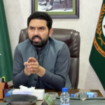 تراویح کی رات دو جنازے، انصاف آج بھی غائب، پشاور پریس کلب میں لواحقین کی فریاد پشاور(دی خیبر ٹائمز نیوز) پشاور پریس کلب میں مسجد کے اندر فائرنگ سے قتل کیے گئے افراد کے لواحقین نے پریس کانفرنس کرتے ہوئے انصاف کی فراہمی کا مطالبہ کیا ہے۔ پریس کانفرنس سے خطاب کرتے ہوئے مقتول عنایت اللہ کے والد جان محمد اور مقتول پرویز کی بیوہ پریاز بیگم نے کہا کہ رمضان المبارک کے دوران تراویح کی نماز میں ان کے پیاروں کو بے دردی سے قتل کیا گیا، مگر تاحال ملزمان کے خلاف مؤثر کارروائی نہیں کی گئی۔ انہوں نے الزام لگایا کہ واقعے میں ملوث افراد کھلے عام گھوم رہے ہیں جبکہ پولیس نے انصاف فراہم کرنے کے بجائے ان کے ساتھ ناروا سلوک کیا۔ جان محمد نے کہا کہ انہیں اپنے بیٹے اور رشتہ دار کے جنازے میں شرکت تک کی اجازت نہیں دی گئی اور الٹا ان کے خلاف مقدمہ درج کر کے انہیں گرفتار کیا گیا۔ ان کا کہنا تھا کہ اس واقعے کے بعد ان کا گھر اور کاروبار تباہ ہو چکا ہے جبکہ بچے تعلیم سے بھی محروم ہو گئے ہیں۔ لواحقین نے مزید الزام عائد کیا کہ متعلقہ پولیس حکام نے ان کی ایف آئی آر درج نہیں کی اور ملزمان کی سرپرستی کی، جس کے باعث وہ شدید مشکلات کا شکار ہیں۔ پریاز بیگم نے کہا کہ ان کے شوہر کو خانۂ خدا میں شہید کیا گیا، لیکن آج تک انہیں انصاف نہیں ملا اور وہ دربدر کی ٹھوکریں کھانے پر مجبور ہیں۔ پریس کانفرنس کے اختتام پر متاثرہ خاندان نے حکومت خیبر پختونخوا، پولیس کے اعلیٰ حکام اور دیگر متعلقہ اداروں سے اپیل کی کہ واقعے کا فوری نوٹس لے کر ملزمان کو گرفتار کیا جائے اور انہیں انصاف فراہم کیا جائے۔