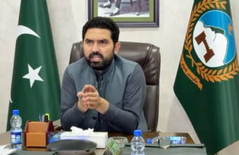 تراویح کی رات دو جنازے، انصاف آج بھی غائب، پشاور پریس کلب میں لواحقین کی فریاد پشاور(دی خیبر ٹائمز نیوز) پشاور پریس کلب میں مسجد کے اندر فائرنگ سے قتل کیے گئے افراد کے لواحقین نے پریس کانفرنس کرتے ہوئے انصاف کی فراہمی کا مطالبہ کیا ہے۔ پریس کانفرنس سے خطاب کرتے ہوئے مقتول عنایت اللہ کے والد جان محمد اور مقتول پرویز کی بیوہ پریاز بیگم نے کہا کہ رمضان المبارک کے دوران تراویح کی نماز میں ان کے پیاروں کو بے دردی سے قتل کیا گیا، مگر تاحال ملزمان کے خلاف مؤثر کارروائی نہیں کی گئی۔ انہوں نے الزام لگایا کہ واقعے میں ملوث افراد کھلے عام گھوم رہے ہیں جبکہ پولیس نے انصاف فراہم کرنے کے بجائے ان کے ساتھ ناروا سلوک کیا۔ جان محمد نے کہا کہ انہیں اپنے بیٹے اور رشتہ دار کے جنازے میں شرکت تک کی اجازت نہیں دی گئی اور الٹا ان کے خلاف مقدمہ درج کر کے انہیں گرفتار کیا گیا۔ ان کا کہنا تھا کہ اس واقعے کے بعد ان کا گھر اور کاروبار تباہ ہو چکا ہے جبکہ بچے تعلیم سے بھی محروم ہو گئے ہیں۔ لواحقین نے مزید الزام عائد کیا کہ متعلقہ پولیس حکام نے ان کی ایف آئی آر درج نہیں کی اور ملزمان کی سرپرستی کی، جس کے باعث وہ شدید مشکلات کا شکار ہیں۔ پریاز بیگم نے کہا کہ ان کے شوہر کو خانۂ خدا میں شہید کیا گیا، لیکن آج تک انہیں انصاف نہیں ملا اور وہ دربدر کی ٹھوکریں کھانے پر مجبور ہیں۔ پریس کانفرنس کے اختتام پر متاثرہ خاندان نے حکومت خیبر پختونخوا، پولیس کے اعلیٰ حکام اور دیگر متعلقہ اداروں سے اپیل کی کہ واقعے کا فوری نوٹس لے کر ملزمان کو گرفتار کیا جائے اور انہیں انصاف فراہم کیا جائے۔