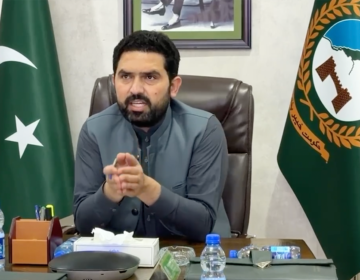 تراویح کی رات دو جنازے، انصاف آج بھی غائب، پشاور پریس کلب میں لواحقین کی فریاد پشاور(دی خیبر ٹائمز نیوز) پشاور پریس کلب میں مسجد کے اندر فائرنگ سے قتل کیے گئے افراد کے لواحقین نے پریس کانفرنس کرتے ہوئے انصاف کی فراہمی کا مطالبہ کیا ہے۔ پریس کانفرنس سے خطاب کرتے ہوئے مقتول عنایت اللہ کے والد جان محمد اور مقتول پرویز کی بیوہ پریاز بیگم نے کہا کہ رمضان المبارک کے دوران تراویح کی نماز میں ان کے پیاروں کو بے دردی سے قتل کیا گیا، مگر تاحال ملزمان کے خلاف مؤثر کارروائی نہیں کی گئی۔ انہوں نے الزام لگایا کہ واقعے میں ملوث افراد کھلے عام گھوم رہے ہیں جبکہ پولیس نے انصاف فراہم کرنے کے بجائے ان کے ساتھ ناروا سلوک کیا۔ جان محمد نے کہا کہ انہیں اپنے بیٹے اور رشتہ دار کے جنازے میں شرکت تک کی اجازت نہیں دی گئی اور الٹا ان کے خلاف مقدمہ درج کر کے انہیں گرفتار کیا گیا۔ ان کا کہنا تھا کہ اس واقعے کے بعد ان کا گھر اور کاروبار تباہ ہو چکا ہے جبکہ بچے تعلیم سے بھی محروم ہو گئے ہیں۔ لواحقین نے مزید الزام عائد کیا کہ متعلقہ پولیس حکام نے ان کی ایف آئی آر درج نہیں کی اور ملزمان کی سرپرستی کی، جس کے باعث وہ شدید مشکلات کا شکار ہیں۔ پریاز بیگم نے کہا کہ ان کے شوہر کو خانۂ خدا میں شہید کیا گیا، لیکن آج تک انہیں انصاف نہیں ملا اور وہ دربدر کی ٹھوکریں کھانے پر مجبور ہیں۔ پریس کانفرنس کے اختتام پر متاثرہ خاندان نے حکومت خیبر پختونخوا، پولیس کے اعلیٰ حکام اور دیگر متعلقہ اداروں سے اپیل کی کہ واقعے کا فوری نوٹس لے کر ملزمان کو گرفتار کیا جائے اور انہیں انصاف فراہم کیا جائے۔