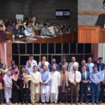 وزیرستان کا بیٹا، علم کا ستارہ الحمد اللہ ثم الحمد للہ تحریر: احسان داوڑ تاریخ: 15 اپریل 2026 کبھی کبھی زندگی ایسے لمحے عطا کرتی ہے جو محض وقت کا حصہ نہیں ہوتے، بلکہ تاریخ کے اوراق پر نقش ہو جاتے ہیں۔ ایسا ہی ایک لمحہ آج سرگودھا یونیورسٹی کے ملٹی پرپز ہال میں رقم ہوا، ایک ایسا منظر جس میں فخر، خوشی، محنت اور دعا سب یکجا ہو گئے تھے۔ ہال طلبہ، پروفیسرز اور معزز مہمانوں سے بھرا ہوا تھا۔ اسٹیج پر ایک پُراعتماد نوجوان کھڑا تھا، شمالی وزیرستان کا بیٹا، ناصر اسد داوڑ۔۔۔ جو اپنے پی ایچ ڈی مقالے کا دفاع کر رہا تھا۔ سوال و جواب کا سلسلہ جاری تھا، اور فیصل آباد کے گورنمنٹ کالج و ایجوکیشن یونیورسٹی سے آئے ہوئے بیرونی ممتحن اپنے بھرپور علمی سوالات کے ساتھ اس نوجوان کی صلاحیتوں کو پرکھ رہے تھے۔ لیکن یہ کوئی عام نوجوان نہیں تھا۔ یہ وزیرستان کی مٹی سے اٹھنے والا وہ سپوت تھا جو چٹان کی مانند ڈٹا رہا۔ اس کے لہجے میں اعتماد، اس کی گفتگو میں علم، اور اس کے انداز میں ایک دہائی کی محنت جھلک رہی تھی۔ ہر سوال کا جواب گویا اس کے عزم کی گواہی دے رہا تھا۔ ہال میں وقفے وقفے سے گونجتی تالیاں صرف کامیابی کی آواز نہیں تھیں، بلکہ اس خطے کی امیدوں کی بازگشت تھیں۔ پہلی صف میں بیٹھا میں ایک چچا، ایک گواہ، ایک فخر سے لبریز انسان اپنے جذبات کو سمیٹنے میں ناکام تھا۔ سینہ فخر سے بھر رہا تھا، آنکھیں بار بار نم ہو رہی تھیں۔ یہ آنسو صرف خوشی کے نہ تھے، یہ شکر، محبت اور ایک طویل سفر کی تکمیل کے آنسو تھے۔ اور پھر وہ لمحہ آیا۔۔۔۔ جب اعلان ہوا کہ ناصر اسد داوڑ نے یہ سنگ میل عبور کر لیا ہے۔ شاید وہ شمالی وزیرستان کا کم عمر ترین پی ایچ ڈی ڈاکٹر بن چکا تھا۔ لیکن کہانی یہیں ختم نہیں ہوتی۔ اس کے اساتذہ نے ایک اور حیران کن حقیقت بیان کی: سرگودھا یونیورسٹی کی تاریخ میں پہلی بار کسی پی ایچ ڈی اسکالر نے اپنے مقالے کے دفاع سے پہلے تقریباً 60 تحقیقی مقالے شائع کئے، جن کے 750 سے زائد سائیٹیشنز، 12 ایچ انڈکس اور 14 آئی-10 انڈکس ہیں۔ یہ صرف ایک کامیابی نہیں، ایک ریکارڈ ہے،،، ایک مثال ہے۔۔۔ ایک اعلان ہے کہ اگر ارادہ مضبوط ہو تو جغرافیہ رکاوٹ نہیں بنتا۔ ہال تالیوں سے گونج اٹھا۔ مبارکبادوں کا سلسلہ جاری تھا۔ اور میں۔۔۔ میں بس اپنے رب کا شکر ادا کر رہا تھا: یا اللہ! تیرا لاکھ لاکھ شکر، یہ سب تیری ہی عطا ہے۔ میرے پیارے بیٹے، ڈاکٹر ناصر اسد داوڑ تم نے صرف ایک ڈگری حاصل نہیں کی، تم نے تاریخ رقم کی ہے۔ تم نے ثابت کر دیا کہ مشکلات، محرومیاں اور رکاوٹیں اُس وقت بے معنی ہو جاتی ہیں جب انسان کے اندر یقین، محنت اور استقامت زندہ ہو۔ یہ کامیابی صرف ایک فرد کی نہیں، یہ وزیرستان کے ہر اُس نوجوان کی امید ہے جو حالات سے لڑ رہا ہے۔ یہ پیغام ہے کہ: تعلیم کا دامن کبھی نہ چھوڑو، کیونکہ یہی وہ روشنی ہے جو اندھیروں کو شکست دیتی ہے۔ آج ناصر کی کامیابی ہمیں یہ یقین دلاتی ہے کہ ہمارے علاقے کے نوجوان بھی دنیا کے کسی بھی میدان میں اپنی جگہ بنا سکتے ہیں، اگر انہیں موقع، حوصلہ اور سمت مل جائے۔ اللہ تعالیٰ ہم سب پر اپنا کرم فرمائے، ہماری نوجوان نسل کو علم، شعور اور کامیابی کے راستے پر گامزن رکھے۔ آمین ثم امین۔