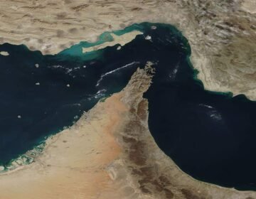 آبنائے ہرمز پر امریکا کا کنٹرول، ٹرمپ کا دعویٰ امریکی صدر ڈونلڈ ٹرمپ نے ایک سخت اور غیر معمولی بیان میں دعویٰ کیا ہے کہ آبنائے ہرمز اب امریکا کے کنٹرول میں ہے اور کسی بھی جہاز کو ایرانی بندرگاہوں کی طرف جانے کی اجازت نہیں دی جا رہی۔ ان کا کہنا تھا کہ اس ناکہ بندی کے باعث ایران کو روزانہ تقریباً 500 ملین ڈالر کا معاشی نقصان ہو رہا ہے۔ ٹرمپ نے اپنے بیان میں ایران کی عسکری صلاحیتوں کے حوالے سے بھی بڑے دعوے کئے۔ انہوں نے کہا کہ ایران کی بحریہ “سمندر کی تہہ میں جا چکی ہے”، فضائیہ “عملاً ختم ہو چکی ہے” جبکہ اینٹی ایئر کرافٹ سسٹمز اور ریڈار تنصیبات کو بھی تباہ کر دیا گیا ہے۔ ان کے مطابق، امریکی B-2 بمبار طیاروں نے ایران کی نیوکلیئر لیبارٹریز اور ذخیرہ گاہوں کو نشانہ بنایا، جبکہ ایرانی قیادت کو بھی شدید نقصان پہنچا ہے۔ تاہم، ان دعوؤں کی آزاد ذرائع سے تصدیق نہیں ہو سکی، اور نہ ہی ایران کی جانب سے فوری طور پر ان بیانات پر کوئی باضابطہ ردعمل سامنے آیا ہے۔ دفاعی ماہرین کے مطابق، آبنائے ہرمز جیسے اہم عالمی بحری راستے پر مکمل کنٹرول حاصل کرنا ایک پیچیدہ اور انتہائی حساس معاملہ ہے، جس کے عالمی تجارت پر گہرے اثرات مرتب ہو سکتے ہیں۔ آبنائے ہرمز دنیا کے اہم ترین تیل بردار راستوں میں سے ایک ہے، جہاں سے عالمی تیل کی ترسیل کا بڑا حصہ گزرتا ہے۔ کسی بھی قسم کی ناکہ بندی یا کشیدگی نہ صرف خطے بلکہ عالمی معیشت کے لئے بھی سنگین نتائج کا باعث بن سکتی ہے۔ ماہرین کا کہنا ہے کہ اس قسم کے بیانات خطے میں کشیدگی کو مزید بڑھا سکتے ہیں اور عالمی برادری کو ایک نئی بحرانی صورتحال کی طرف دھکیل سکتے ہیں۔ دوسری جانب، عالمی مبصرین اس بات پر زور دے رہے ہیں کہ ایسے دعوؤں کی تصدیق کے لئے قابل اعتماد اور غیر جانبدار ذرائع کا انتظار کیا جانا چاہئے۔