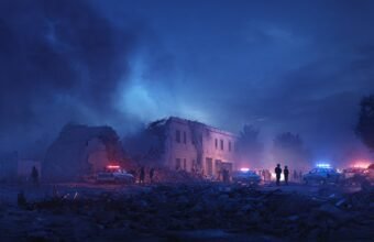 درابن تھانہ پر راکٹ حملہ، شدید فائرنگ، عمارت کو نقصان ڈیرہ اسماعل خان ( دی خیبرٹائمز ڈسٹرکٹ ڈیسک ) ڈیرہ اسماعیل خان کے علاقے درابن میں رات گئے ایک بار پھر دہشتگردی کا بڑا واقعہ پیش آیا ہے جہاں نامعلوم مسلح افراد نے تھانہ درابن کو راکٹ لانچر سے نشانہ بنایا جس کے نتیجے میں تھانے کی عمارت کو شدید نقصان پہنچا اور ایک دیوار مکمل طور پر زمین بوس ہو گئی۔ پولیس کے مطابق حملہ اچانک اور منظم انداز میں کیا گیا جس کے بعد حملہ آوروں اور پولیس اہلکاروں کے درمیان شدید فائرنگ کا تبادلہ بھی ہوا جو کافی دیر تک جاری رہا۔ پولیس حکام نے بتایا کہ حملے کے دوران اہلکاروں نے فوری جوابی کارروائی کی جس سے ممکنہ بڑے نقصان کو روکا گیا تاہم خوش قسمتی سے کسی قسم کا جانی نقصان نہیں ہوا۔ واقعے کے بعد علاقے میں اضافی نفری طلب کر لی گئی اور سرچ آپریشن بھی شروع کر دیا گیا ہے تاکہ حملہ آوروں کو تلاش کیا جا سکے۔ ابتدائی معلومات کے مطابق حملہ آور رات کی تاریکی کا فائدہ اٹھاتے ہوئے تھانے کے قریب پہنچے اور راکٹ لانچر سے حملہ کیا جس کے باعث زور دار دھماکہ ہوا اور قریبی علاقے میں خوف و ہراس پھیل گیا۔ مقامی لوگوں نے بتایا کہ دھماکے کی آواز دور دور تک سنی گئی جس کے بعد لوگ گھروں سے باہر نکل آئے۔ یہ پہلا موقع نہیں ہے کہ ڈیرہ اسماعیل خان اور خصوصاً درابن کا علاقہ اس نوعیت کے حملوں کی زد میں آیا ہو۔ گزشتہ دو دہائیوں سے یہ خطہ شدت پسندی اور دہشتگردی کی کارروائیوں کا شکار رہا ہے جس کے باعث یہاں سیکیورٹی صورتحال اکثر کشیدہ رہتی ہے۔ مقامی ذرائع کے مطابق شام کے بعد کئی علاقوں میں پولیس کی نقل و حرکت محدود ہو جاتی ہے اور بعض اوقات تھانوں کے دروازے بھی حفاظتی خدشات کے باعث بند رکھے جاتے ہیں۔ علاقہ مکینوں کا کہنا ہے کہ مسلسل بدامنی کے باعث نہ صرف سرکاری املاک غیر محفوظ ہیں بلکہ عام شہری بھی شدید عدم تحفظ کا شکار ہیں۔ بھتہ خوری اور ٹارگٹ کلنگ جیسے واقعات نے عوامی زندگی کو بری طرح متاثر کیا ہے جبکہ سیکیورٹی ادارے بھی بڑھتے ہوئے دباؤ اور خطرات کے باعث مشکلات کا سامنا کر رہے ہیں۔ پولیس اور سیکیورٹی اداروں نے علاقے میں سرچ اینڈ اسٹرائیک آپریشن تیز کر دیا ہے اور قریبی پہاڑی و دیہی علاقوں میں بھی ناکہ بندی کر دی گئی ہے تاکہ حملہ آوروں کے ممکنہ ٹھکانوں کا سراغ لگایا جا سکے۔ حکام کا کہنا ہے کہ واقعے کی ہر پہلو سے تحقیقات جاری ہیں اور ذمہ داروں کو جلد قانون کے کٹہرے میں لایا جائے گا۔