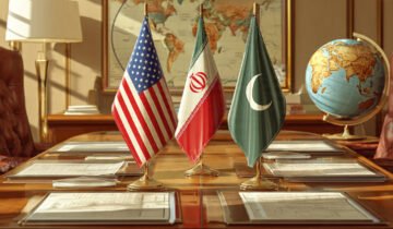 امریکا اور ایران مذاکرات کے دوسرے دور پر غیر یقینی، پاکستان کی سفارتی کوششیں جاری اسلام آباد ( دی خیبرٹائمز مانیٹرنگ ڈیسک) امریکا اور ایران کے درمیان ممکنہ دوسرے دور کے مذاکرات کے حوالے سے صورتحال تاحال غیر واضح ہے، جب کہ سفارتی حلقے کسی حتمی پیش رفت کے منتظر ہیں۔ اسلام آباد میں موجود باخبر سفارتی ذریعے کے مطابق اب تک نہ تو کسی نئی تاریخ کی باضابطہ تصدیق ہوئی ہے اور نہ ہی تہران کی جانب سے اس حوالے سے کوئی حتمی جواب سامنے آیا ہے، جس کے باعث مذاکرات کے مستقبل پر سوالات برقرار ہیں۔ امریکا اور ایران کے درمیان تعلقات کئی برسوں سے کشیدگی کا شکار ہیں، جس کی بڑی وجوہات میں جوہری پروگرام، علاقائی اثر و رسوخ، اور باہمی اعتماد کا فقدان شامل ہیں۔ 2015 کے جوہری معاہدے (JCPOA) سے امریکا کی علیحدگی کے بعد صورتحال مزید پیچیدہ ہوئی، جس کے نتیجے میں دونوں ممالک کے درمیان براہ راست رابطے محدود اور بالواسطہ سفارتی کوششیں زیادہ اہم ہوگئیں۔ گزشتہ عرصے میں خطے میں بڑھتی ہوئی کشیدگی اور سیکیورٹی خدشات کے باعث مختلف ممالک، بالخصوص پاکستان، نے دونوں فریقین کے درمیان مذاکراتی عمل کو دوبارہ فعال بنانے کی کوششیں تیز کیں۔ اسلام آباد میں موجود سرکاری زرائع کے مطابق جب آئندہ مذاکراتی دور کے بارے میں پیش رفت سے متعلق سوال کیا گیا تو جواب مختصر مگر معنی خیز تھا: انتظار کر رہے ہیں۔ اس جواب کو سفارتی حلقے محتاط مگر امید افزا ماحول کی عکاسی قرار دے رہے ہیں۔ ذرائع کا کہنا ہے کہ اگرچہ باضابطہ اعلان نہیں ہوا، تاہم پسِ پردہ رابطے جاری ہیں اور مختلف سطحوں پر بات چیت کا سلسلہ مکمل طور پر منقطع نہیں ہوا۔ سفارتی ذرائع کے مطابق پاکستان اس عمل میں ایک سہولت کار کے طور پر اپنا کردار ادا کر رہا ہے اور اسلام آباد کی کوشش ہے کہ امریکا اور ایران کو ایک بار پھر مذاکرات کی میز پر لایا جائے۔ پاکستان دونوں ممالک کے ساتھ فعال رابطے میں ہے تاکہ خطے میں کشیدگی کو کم کیا جا سکے اور پائیدار امن کے امکانات کو فروغ دیا جا سکے۔ ذرائع کے مطابق پاکستان کی سفارت کاری کا بنیادی مقصد خطے میں استحکام کو یقینی بنانا اور ایسے کسی بھی تصادم سے بچاؤ ہے جو نہ صرف علاقائی بلکہ عالمی امن کے لئے بھی خطرہ بن سکتا ہے۔ مذاکرات کے حوالے سے امیدوں پر بات کرتے ہوئے ایک سرکاری زرائع نے مذہبی حوالے سے کہا کہ اللہ تعالیٰ کی رحمت سے کبھی مایوس نہیں ہونا چاہیے، اور اس یقین کا اظہار کیا کہ مستقبل میں مثبت پیش رفت کے امکانات موجود ہیں۔ تاہم سفارتی ماہرین کے مطابق صورتحال ابھی ابتدائی مرحلے میں ہے اور کسی بھی حتمی نتیجے تک پہنچنے کے لئے وقت درکار ہوگا۔ امریکا اور ایران کے درمیان ممکنہ مذاکرات پر عالمی برادری کی گہری نظر ہے، کیونکہ دونوں ممالک کے درمیان تنازع نہ صرف مشرق وسطیٰ بلکہ عالمی توانائی، سیکیورٹی اور سفارت کاری پر بھی اثر انداز ہوتا ہے۔ فی الحال صورتحال جوں کی توں ہے اور دنیا ایک واضح اشارے کی منتظر ہے، چاہے وہ کسی نئی تاریخ کا اعلان ہو یا تہران کی جانب سے باضابطہ جواب، جو اسلام آباد میں مجوزہ مذاکراتی عمل کے دوسرے دور کی راہ ہموار کر سکے۔