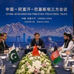 ارومچی مذاکرات: پاک افغان تعلقات میں نئی سفارتی پیش رفت چین کے شہر ارومچی میں پاکستان اور افغانستان کے درمیان ہونے والے حالیہ مذاکرات کو خطے میں ایک اہم سفارتی پیش رفت کے طور پر دیکھا جا رہا ہے۔ یہ ملاقات ایسے وقت میں ہوئی ہے جب دونوں ممالک کے درمیان سرحدی کشیدگی، سیکیورٹی خدشات اور دہشتگردی کے الزامات نے تعلقات کو مسلسل دباؤ میں رکھا ہوا ہے۔ چین کی میزبانی میں ہونے والی یہ بات چیت ایک ایسے سفارتی عمل کا حصہ ہے جو ماضی کے دوحہ اور استنبول مذاکرات سے آگے بڑھ کر اب ایک نئے مرحلے میں داخل ہو رہا ہے۔ ارومچی میں ہونے والے یہ مذاکرات پاکستان اور افغانستان کے درمیان ابتدائی مگر نسبتاً مثبت ماحول میں ہونے والی سفارتی نشست سمجھے جا رہے ہیں۔ رپورٹس کے مطابق یہ مذاکرات مارچ 2026 کے آغاز میں ایک مختصر نشست کی صورت میں منعقد ہوئے۔ اس ملاقات کو ابتدائی اعتماد سازی کا مرحلہ قرار دیا جا رہا ہے۔ اگلے دور کی باضابطہ تاریخ تاحال طے نہیں کی گئی۔ یہ پہلی بار ہے کہ چین کی فعال ثالثی میں دونوں ممالک کو ایک نسبتاً منظم اور سنجیدہ سفارتی فریم ورک میں لانے کی کوشش کی گئی ہے۔ چین اس پورے عمل میں ایک اہم اور اثرانداز ثالث کے طور پر سامنے آیا ہے۔ چین کے خصوصی نمائندے برائے افغانستان یو شیا یونگ مسلسل اسلام آباد اور کابل کے ساتھ رابطے میں ہیں۔ چین کا بنیادی مؤقف یہ ہے کہ خطے میں استحکام ناگزیر ہے، سرحدی کشیدگی تجارت اور علاقائی منصوبوں کے لئے نقصان دہ ہے، اور پاکستان اور افغانستان کے درمیان براہ راست رابطہ ضروری ہے۔ اسی پس منظر میں ارومچی کو ایک غیر جانبدار اور محفوظ سفارتی مقام کے طور پر استعمال کیا گیا۔ ارومچی مذاکرات میں پاکستان کی جانب سے سب سے اہم نکتہ سیکیورٹی صورتحال رہا۔ پاکستانی حکام کا مؤقف ہے کہ پاکستان مخالف شدت پسند گروہ، خصوصاً ٹی ٹی پی، افغان سرزمین سے سرگرم ہیں۔ ان گروہوں کے خلاف مؤثر کارروائی ناگزیر ہے۔ دہشتگردوں کے حوالے سے ایک واضح قانونی اور عملی میکانزم ہونا چاہئے۔ سرحدی علاقوں میں ان عناصر کی نقل و حرکت روکی جائے۔ پاکستان یہ بھی مؤقف رکھتا ہے کہ بارڈر سیکیورٹی کو مضبوط کئے بغیر خطے میں دیرپا امن ممکن نہیں۔ ارومچی مذاکرات کے بعد افغان فریق کی جانب سے نسبتاً نرم اور مثبت بیانات سامنے آئے ہیں۔ یہ رویہ ماضی کے سخت اور الزام تراشی پر مبنی بیانات کے مقابلے میں ایک واضح تبدیلی سمجھا جا رہا ہے۔ تاہم زمینی حقائق یہ بھی ظاہر کرتے ہیں کہ افغانستان کے اندرونی سیکیورٹی چیلنجز اب بھی موجود ہیں، مختلف گروہوں پر مکمل کنٹرول ایک بڑا مسئلہ ہے اور سرحدی انتظام ابھی بھی مکمل طور پر مستحکم نہیں۔ ارومچی مذاکرات کو سمجھنے کے لئے ماضی کے سفارتی رابطوں کو دیکھنا ضروری ہے۔ دوحہ، استنبول اور سعودی عرب میں ہونے والے پاک افغان امن مذاکرات، جو کئی نشستوں پر مشتمل رہے، ان کے مقابلے میں ارومچی مذاکرات سے دونوں ممالک کی توقعات زیادہ ہیں، کیونکہ یہ مذاکرات امن، تجارت اور اعتماد سازی کے فروغ میں اہم کردار ادا کر سکتے ہیں۔ دونوں ممالک کے درمیان بڑھتی ہوئی کشیدگی اور پاکستان کی جانب سے مبینہ فضائی کارروائیوں کے بعد پاک افغان سرحدی تمام اہم بارڈرز بند ہیں۔ طورخم بارڈر کو وقفے وقفے سے صرف پاکستان سے افغانستان واپس جانے والے مہاجرین کی واپسی کے لئے کھولا جاتا ہے، جبکہ تجارت اور دونوں ممالک کے درمیان آمد و رفت کے لئے یہ بارڈر مستقل طور پر بند ہے۔ سرحدی کشیدگی اور بارڈر بندش نے دونوں ممالک کی معیشت پر گہرا اثر ڈالا ہے۔ روزانہ کی بنیاد پر سرحدی تجارت متاثر ہو رہی ہے جس کے نتیجے میں اربوں روپے کے مجموعی معاشی نقصانات رپورٹ ہوئے ہیں۔ اس صورتحال سے چھوٹے تاجروں اور ٹرانسپورٹ سیکٹر کو شدید نقصان پہنچا ہے، جبکہ افغانستان میں خوراک اور ادویات کی سپلائی بھی متاثر ہوئی ہے۔ ارومچی مذاکرات کی اہمیت اس لئے زیادہ سمجھی جا رہی ہے کہ یہ دیگر سفارتی کوششوں کے مقابلے میں کئی حوالوں سے مختلف ہیں۔ یہ مذاکرات چین کی براہ راست اور فعال ثالثی میں ہوئے جہاں ماحول نسبتاً زیادہ مثبت اور تعمیری رہا۔ دونوں فریق پہلی بار زیادہ منظم انداز میں آمنے سامنے بیٹھے جس سے سیکیورٹی اور سیاسی سطح پر ایک نئے میکانزم کی بنیاد پڑنے کا امکان پیدا ہوا۔ مزید یہ کہ ان مذاکرات کے دوران فریقین پہلی بار ایک ہی میز پر ڈنر اور لنچ کے لئے بھی اکٹھے ہوئے جو اعتماد سازی کے حوالے سے ایک اہم علامتی پیش رفت سمجھی جا رہی ہے۔ ارومچی مذاکرات نے اگرچہ امید کی ایک نئی کرن پیدا کی ہے تاہم اصل چیلنجز اب بھی برقرار ہیں جن میں دہشتگردی کا مسئلہ، سرحدی اعتماد کی کمی، سیاسی بیانیوں میں فرق اور سیکیورٹی خدشات شامل ہیں۔ یہ تمام عوامل مستقبل کے مذاکراتی عمل کو براہ راست متاثر کر سکتے ہیں۔ ارومچی مذاکرات کو نہ تو مکمل کامیابی کہا جا سکتا ہے اور نہ ہی ناکامی۔ یہ دراصل ایک ابتدائی مگر اہم سفارتی قدم ہے جو اس بات کی علامت ہے کہ پاکستان، افغانستان اور چین تینوں اس نتیجے پر پہنچتے نظر آتے ہیں کہ خطے میں پائیدار امن صرف مسلسل رابطے، اعتماد سازی اور عملی تعاون سے ہی ممکن ہے۔ اصل سوال یہ ہے کہ آیا یہ ابتدائی کوشش ایک مستقل سفارتی میکانزم میں تبدیل ہو سکے گی یا نہیں۔ آنے والے مہینے اس سوال کا جواب واضح کریں گے۔