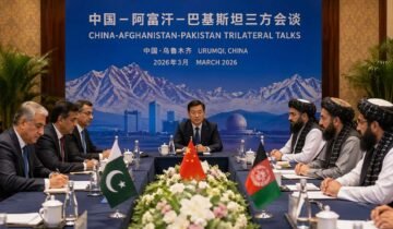 ارومچی مذاکرات: پاک افغان تعلقات میں نئی سفارتی پیش رفت چین کے شہر ارومچی میں پاکستان اور افغانستان کے درمیان ہونے والے حالیہ مذاکرات کو خطے میں ایک اہم سفارتی پیش رفت کے طور پر دیکھا جا رہا ہے۔ یہ ملاقات ایسے وقت میں ہوئی ہے جب دونوں ممالک کے درمیان سرحدی کشیدگی، سیکیورٹی خدشات اور دہشتگردی کے الزامات نے تعلقات کو مسلسل دباؤ میں رکھا ہوا ہے۔ چین کی میزبانی میں ہونے والی یہ بات چیت ایک ایسے سفارتی عمل کا حصہ ہے جو ماضی کے دوحہ اور استنبول مذاکرات سے آگے بڑھ کر اب ایک نئے مرحلے میں داخل ہو رہا ہے۔ ارومچی میں ہونے والے یہ مذاکرات پاکستان اور افغانستان کے درمیان ابتدائی مگر نسبتاً مثبت ماحول میں ہونے والی سفارتی نشست سمجھے جا رہے ہیں۔ رپورٹس کے مطابق یہ مذاکرات مارچ 2026 کے آغاز میں ایک مختصر نشست کی صورت میں منعقد ہوئے۔ اس ملاقات کو ابتدائی اعتماد سازی کا مرحلہ قرار دیا جا رہا ہے۔ اگلے دور کی باضابطہ تاریخ تاحال طے نہیں کی گئی۔ یہ پہلی بار ہے کہ چین کی فعال ثالثی میں دونوں ممالک کو ایک نسبتاً منظم اور سنجیدہ سفارتی فریم ورک میں لانے کی کوشش کی گئی ہے۔ چین اس پورے عمل میں ایک اہم اور اثرانداز ثالث کے طور پر سامنے آیا ہے۔ چین کے خصوصی نمائندے برائے افغانستان یو شیا یونگ مسلسل اسلام آباد اور کابل کے ساتھ رابطے میں ہیں۔ چین کا بنیادی مؤقف یہ ہے کہ خطے میں استحکام ناگزیر ہے، سرحدی کشیدگی تجارت اور علاقائی منصوبوں کے لئے نقصان دہ ہے، اور پاکستان اور افغانستان کے درمیان براہ راست رابطہ ضروری ہے۔ اسی پس منظر میں ارومچی کو ایک غیر جانبدار اور محفوظ سفارتی مقام کے طور پر استعمال کیا گیا۔ ارومچی مذاکرات میں پاکستان کی جانب سے سب سے اہم نکتہ سیکیورٹی صورتحال رہا۔ پاکستانی حکام کا مؤقف ہے کہ پاکستان مخالف شدت پسند گروہ، خصوصاً ٹی ٹی پی، افغان سرزمین سے سرگرم ہیں۔ ان گروہوں کے خلاف مؤثر کارروائی ناگزیر ہے۔ دہشتگردوں کے حوالے سے ایک واضح قانونی اور عملی میکانزم ہونا چاہئے۔ سرحدی علاقوں میں ان عناصر کی نقل و حرکت روکی جائے۔ پاکستان یہ بھی مؤقف رکھتا ہے کہ بارڈر سیکیورٹی کو مضبوط کئے بغیر خطے میں دیرپا امن ممکن نہیں۔ ارومچی مذاکرات کے بعد افغان فریق کی جانب سے نسبتاً نرم اور مثبت بیانات سامنے آئے ہیں۔ یہ رویہ ماضی کے سخت اور الزام تراشی پر مبنی بیانات کے مقابلے میں ایک واضح تبدیلی سمجھا جا رہا ہے۔ تاہم زمینی حقائق یہ بھی ظاہر کرتے ہیں کہ افغانستان کے اندرونی سیکیورٹی چیلنجز اب بھی موجود ہیں، مختلف گروہوں پر مکمل کنٹرول ایک بڑا مسئلہ ہے اور سرحدی انتظام ابھی بھی مکمل طور پر مستحکم نہیں۔ ارومچی مذاکرات کو سمجھنے کے لئے ماضی کے سفارتی رابطوں کو دیکھنا ضروری ہے۔ دوحہ، استنبول اور سعودی عرب میں ہونے والے پاک افغان امن مذاکرات، جو کئی نشستوں پر مشتمل رہے، ان کے مقابلے میں ارومچی مذاکرات سے دونوں ممالک کی توقعات زیادہ ہیں، کیونکہ یہ مذاکرات امن، تجارت اور اعتماد سازی کے فروغ میں اہم کردار ادا کر سکتے ہیں۔ دونوں ممالک کے درمیان بڑھتی ہوئی کشیدگی اور پاکستان کی جانب سے مبینہ فضائی کارروائیوں کے بعد پاک افغان سرحدی تمام اہم بارڈرز بند ہیں۔ طورخم بارڈر کو وقفے وقفے سے صرف پاکستان سے افغانستان واپس جانے والے مہاجرین کی واپسی کے لئے کھولا جاتا ہے، جبکہ تجارت اور دونوں ممالک کے درمیان آمد و رفت کے لئے یہ بارڈر مستقل طور پر بند ہے۔ سرحدی کشیدگی اور بارڈر بندش نے دونوں ممالک کی معیشت پر گہرا اثر ڈالا ہے۔ روزانہ کی بنیاد پر سرحدی تجارت متاثر ہو رہی ہے جس کے نتیجے میں اربوں روپے کے مجموعی معاشی نقصانات رپورٹ ہوئے ہیں۔ اس صورتحال سے چھوٹے تاجروں اور ٹرانسپورٹ سیکٹر کو شدید نقصان پہنچا ہے، جبکہ افغانستان میں خوراک اور ادویات کی سپلائی بھی متاثر ہوئی ہے۔ ارومچی مذاکرات کی اہمیت اس لئے زیادہ سمجھی جا رہی ہے کہ یہ دیگر سفارتی کوششوں کے مقابلے میں کئی حوالوں سے مختلف ہیں۔ یہ مذاکرات چین کی براہ راست اور فعال ثالثی میں ہوئے جہاں ماحول نسبتاً زیادہ مثبت اور تعمیری رہا۔ دونوں فریق پہلی بار زیادہ منظم انداز میں آمنے سامنے بیٹھے جس سے سیکیورٹی اور سیاسی سطح پر ایک نئے میکانزم کی بنیاد پڑنے کا امکان پیدا ہوا۔ مزید یہ کہ ان مذاکرات کے دوران فریقین پہلی بار ایک ہی میز پر ڈنر اور لنچ کے لئے بھی اکٹھے ہوئے جو اعتماد سازی کے حوالے سے ایک اہم علامتی پیش رفت سمجھی جا رہی ہے۔ ارومچی مذاکرات نے اگرچہ امید کی ایک نئی کرن پیدا کی ہے تاہم اصل چیلنجز اب بھی برقرار ہیں جن میں دہشتگردی کا مسئلہ، سرحدی اعتماد کی کمی، سیاسی بیانیوں میں فرق اور سیکیورٹی خدشات شامل ہیں۔ یہ تمام عوامل مستقبل کے مذاکراتی عمل کو براہ راست متاثر کر سکتے ہیں۔ ارومچی مذاکرات کو نہ تو مکمل کامیابی کہا جا سکتا ہے اور نہ ہی ناکامی۔ یہ دراصل ایک ابتدائی مگر اہم سفارتی قدم ہے جو اس بات کی علامت ہے کہ پاکستان، افغانستان اور چین تینوں اس نتیجے پر پہنچتے نظر آتے ہیں کہ خطے میں پائیدار امن صرف مسلسل رابطے، اعتماد سازی اور عملی تعاون سے ہی ممکن ہے۔ اصل سوال یہ ہے کہ آیا یہ ابتدائی کوشش ایک مستقل سفارتی میکانزم میں تبدیل ہو سکے گی یا نہیں۔ آنے والے مہینے اس سوال کا جواب واضح کریں گے۔