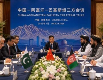 ارومچی مذاکرات: پاک افغان تعلقات میں نئی سفارتی پیش رفت چین کے شہر ارومچی میں پاکستان اور افغانستان کے درمیان ہونے والے حالیہ مذاکرات کو خطے میں ایک اہم سفارتی پیش رفت کے طور پر دیکھا جا رہا ہے۔ یہ ملاقات ایسے وقت میں ہوئی ہے جب دونوں ممالک کے درمیان سرحدی کشیدگی، سیکیورٹی خدشات اور دہشتگردی کے الزامات نے تعلقات کو مسلسل دباؤ میں رکھا ہوا ہے۔ چین کی میزبانی میں ہونے والی یہ بات چیت ایک ایسے سفارتی عمل کا حصہ ہے جو ماضی کے دوحہ اور استنبول مذاکرات سے آگے بڑھ کر اب ایک نئے مرحلے میں داخل ہو رہا ہے۔ ارومچی میں ہونے والے یہ مذاکرات پاکستان اور افغانستان کے درمیان ابتدائی مگر نسبتاً مثبت ماحول میں ہونے والی سفارتی نشست سمجھے جا رہے ہیں۔ رپورٹس کے مطابق یہ مذاکرات مارچ 2026 کے آغاز میں ایک مختصر نشست کی صورت میں منعقد ہوئے۔ اس ملاقات کو ابتدائی اعتماد سازی کا مرحلہ قرار دیا جا رہا ہے۔ اگلے دور کی باضابطہ تاریخ تاحال طے نہیں کی گئی۔ یہ پہلی بار ہے کہ چین کی فعال ثالثی میں دونوں ممالک کو ایک نسبتاً منظم اور سنجیدہ سفارتی فریم ورک میں لانے کی کوشش کی گئی ہے۔ چین اس پورے عمل میں ایک اہم اور اثرانداز ثالث کے طور پر سامنے آیا ہے۔ چین کے خصوصی نمائندے برائے افغانستان یو شیا یونگ مسلسل اسلام آباد اور کابل کے ساتھ رابطے میں ہیں۔ چین کا بنیادی مؤقف یہ ہے کہ خطے میں استحکام ناگزیر ہے، سرحدی کشیدگی تجارت اور علاقائی منصوبوں کے لئے نقصان دہ ہے، اور پاکستان اور افغانستان کے درمیان براہ راست رابطہ ضروری ہے۔ اسی پس منظر میں ارومچی کو ایک غیر جانبدار اور محفوظ سفارتی مقام کے طور پر استعمال کیا گیا۔ ارومچی مذاکرات میں پاکستان کی جانب سے سب سے اہم نکتہ سیکیورٹی صورتحال رہا۔ پاکستانی حکام کا مؤقف ہے کہ پاکستان مخالف شدت پسند گروہ، خصوصاً ٹی ٹی پی، افغان سرزمین سے سرگرم ہیں۔ ان گروہوں کے خلاف مؤثر کارروائی ناگزیر ہے۔ دہشتگردوں کے حوالے سے ایک واضح قانونی اور عملی میکانزم ہونا چاہئے۔ سرحدی علاقوں میں ان عناصر کی نقل و حرکت روکی جائے۔ پاکستان یہ بھی مؤقف رکھتا ہے کہ بارڈر سیکیورٹی کو مضبوط کئے بغیر خطے میں دیرپا امن ممکن نہیں۔ ارومچی مذاکرات کے بعد افغان فریق کی جانب سے نسبتاً نرم اور مثبت بیانات سامنے آئے ہیں۔ یہ رویہ ماضی کے سخت اور الزام تراشی پر مبنی بیانات کے مقابلے میں ایک واضح تبدیلی سمجھا جا رہا ہے۔ تاہم زمینی حقائق یہ بھی ظاہر کرتے ہیں کہ افغانستان کے اندرونی سیکیورٹی چیلنجز اب بھی موجود ہیں، مختلف گروہوں پر مکمل کنٹرول ایک بڑا مسئلہ ہے اور سرحدی انتظام ابھی بھی مکمل طور پر مستحکم نہیں۔ ارومچی مذاکرات کو سمجھنے کے لئے ماضی کے سفارتی رابطوں کو دیکھنا ضروری ہے۔ دوحہ، استنبول اور سعودی عرب میں ہونے والے پاک افغان امن مذاکرات، جو کئی نشستوں پر مشتمل رہے، ان کے مقابلے میں ارومچی مذاکرات سے دونوں ممالک کی توقعات زیادہ ہیں، کیونکہ یہ مذاکرات امن، تجارت اور اعتماد سازی کے فروغ میں اہم کردار ادا کر سکتے ہیں۔ دونوں ممالک کے درمیان بڑھتی ہوئی کشیدگی اور پاکستان کی جانب سے مبینہ فضائی کارروائیوں کے بعد پاک افغان سرحدی تمام اہم بارڈرز بند ہیں۔ طورخم بارڈر کو وقفے وقفے سے صرف پاکستان سے افغانستان واپس جانے والے مہاجرین کی واپسی کے لئے کھولا جاتا ہے، جبکہ تجارت اور دونوں ممالک کے درمیان آمد و رفت کے لئے یہ بارڈر مستقل طور پر بند ہے۔ سرحدی کشیدگی اور بارڈر بندش نے دونوں ممالک کی معیشت پر گہرا اثر ڈالا ہے۔ روزانہ کی بنیاد پر سرحدی تجارت متاثر ہو رہی ہے جس کے نتیجے میں اربوں روپے کے مجموعی معاشی نقصانات رپورٹ ہوئے ہیں۔ اس صورتحال سے چھوٹے تاجروں اور ٹرانسپورٹ سیکٹر کو شدید نقصان پہنچا ہے، جبکہ افغانستان میں خوراک اور ادویات کی سپلائی بھی متاثر ہوئی ہے۔ ارومچی مذاکرات کی اہمیت اس لئے زیادہ سمجھی جا رہی ہے کہ یہ دیگر سفارتی کوششوں کے مقابلے میں کئی حوالوں سے مختلف ہیں۔ یہ مذاکرات چین کی براہ راست اور فعال ثالثی میں ہوئے جہاں ماحول نسبتاً زیادہ مثبت اور تعمیری رہا۔ دونوں فریق پہلی بار زیادہ منظم انداز میں آمنے سامنے بیٹھے جس سے سیکیورٹی اور سیاسی سطح پر ایک نئے میکانزم کی بنیاد پڑنے کا امکان پیدا ہوا۔ مزید یہ کہ ان مذاکرات کے دوران فریقین پہلی بار ایک ہی میز پر ڈنر اور لنچ کے لئے بھی اکٹھے ہوئے جو اعتماد سازی کے حوالے سے ایک اہم علامتی پیش رفت سمجھی جا رہی ہے۔ ارومچی مذاکرات نے اگرچہ امید کی ایک نئی کرن پیدا کی ہے تاہم اصل چیلنجز اب بھی برقرار ہیں جن میں دہشتگردی کا مسئلہ، سرحدی اعتماد کی کمی، سیاسی بیانیوں میں فرق اور سیکیورٹی خدشات شامل ہیں۔ یہ تمام عوامل مستقبل کے مذاکراتی عمل کو براہ راست متاثر کر سکتے ہیں۔ ارومچی مذاکرات کو نہ تو مکمل کامیابی کہا جا سکتا ہے اور نہ ہی ناکامی۔ یہ دراصل ایک ابتدائی مگر اہم سفارتی قدم ہے جو اس بات کی علامت ہے کہ پاکستان، افغانستان اور چین تینوں اس نتیجے پر پہنچتے نظر آتے ہیں کہ خطے میں پائیدار امن صرف مسلسل رابطے، اعتماد سازی اور عملی تعاون سے ہی ممکن ہے۔ اصل سوال یہ ہے کہ آیا یہ ابتدائی کوشش ایک مستقل سفارتی میکانزم میں تبدیل ہو سکے گی یا نہیں۔ آنے والے مہینے اس سوال کا جواب واضح کریں گے۔