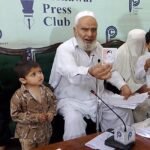 تراویح کی رات دو جنازے، انصاف آج بھی غائب، پشاور پریس کلب میں لواحقین کی فریاد پشاور(دی خیبر ٹائمز نیوز) پشاور پریس کلب میں مسجد کے اندر فائرنگ سے قتل کیے گئے افراد کے لواحقین نے پریس کانفرنس کرتے ہوئے انصاف کی فراہمی کا مطالبہ کیا ہے۔ پریس کانفرنس سے خطاب کرتے ہوئے مقتول عنایت اللہ کے والد جان محمد اور مقتول پرویز کی بیوہ پریاز بیگم نے کہا کہ رمضان المبارک کے دوران تراویح کی نماز میں ان کے پیاروں کو بے دردی سے قتل کیا گیا، مگر تاحال ملزمان کے خلاف مؤثر کارروائی نہیں کی گئی۔ انہوں نے الزام لگایا کہ واقعے میں ملوث افراد کھلے عام گھوم رہے ہیں جبکہ پولیس نے انصاف فراہم کرنے کے بجائے ان کے ساتھ ناروا سلوک کیا۔ جان محمد نے کہا کہ انہیں اپنے بیٹے اور رشتہ دار کے جنازے میں شرکت تک کی اجازت نہیں دی گئی اور الٹا ان کے خلاف مقدمہ درج کر کے انہیں گرفتار کیا گیا۔ ان کا کہنا تھا کہ اس واقعے کے بعد ان کا گھر اور کاروبار تباہ ہو چکا ہے جبکہ بچے تعلیم سے بھی محروم ہو گئے ہیں۔ لواحقین نے مزید الزام عائد کیا کہ متعلقہ پولیس حکام نے ان کی ایف آئی آر درج نہیں کی اور ملزمان کی سرپرستی کی، جس کے باعث وہ شدید مشکلات کا شکار ہیں۔ پریاز بیگم نے کہا کہ ان کے شوہر کو خانۂ خدا میں شہید کیا گیا، لیکن آج تک انہیں انصاف نہیں ملا اور وہ دربدر کی ٹھوکریں کھانے پر مجبور ہیں۔ پریس کانفرنس کے اختتام پر متاثرہ خاندان نے حکومت خیبر پختونخوا، پولیس کے اعلیٰ حکام اور دیگر متعلقہ اداروں سے اپیل کی کہ واقعے کا فوری نوٹس لے کر ملزمان کو گرفتار کیا جائے اور انہیں انصاف فراہم کیا جائے۔