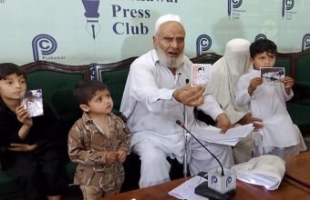 تراویح کی رات دو جنازے، انصاف آج بھی غائب، پشاور پریس کلب میں لواحقین کی فریاد پشاور(دی خیبر ٹائمز نیوز) پشاور پریس کلب میں مسجد کے اندر فائرنگ سے قتل کیے گئے افراد کے لواحقین نے پریس کانفرنس کرتے ہوئے انصاف کی فراہمی کا مطالبہ کیا ہے۔ پریس کانفرنس سے خطاب کرتے ہوئے مقتول عنایت اللہ کے والد جان محمد اور مقتول پرویز کی بیوہ پریاز بیگم نے کہا کہ رمضان المبارک کے دوران تراویح کی نماز میں ان کے پیاروں کو بے دردی سے قتل کیا گیا، مگر تاحال ملزمان کے خلاف مؤثر کارروائی نہیں کی گئی۔ انہوں نے الزام لگایا کہ واقعے میں ملوث افراد کھلے عام گھوم رہے ہیں جبکہ پولیس نے انصاف فراہم کرنے کے بجائے ان کے ساتھ ناروا سلوک کیا۔ جان محمد نے کہا کہ انہیں اپنے بیٹے اور رشتہ دار کے جنازے میں شرکت تک کی اجازت نہیں دی گئی اور الٹا ان کے خلاف مقدمہ درج کر کے انہیں گرفتار کیا گیا۔ ان کا کہنا تھا کہ اس واقعے کے بعد ان کا گھر اور کاروبار تباہ ہو چکا ہے جبکہ بچے تعلیم سے بھی محروم ہو گئے ہیں۔ لواحقین نے مزید الزام عائد کیا کہ متعلقہ پولیس حکام نے ان کی ایف آئی آر درج نہیں کی اور ملزمان کی سرپرستی کی، جس کے باعث وہ شدید مشکلات کا شکار ہیں۔ پریاز بیگم نے کہا کہ ان کے شوہر کو خانۂ خدا میں شہید کیا گیا، لیکن آج تک انہیں انصاف نہیں ملا اور وہ دربدر کی ٹھوکریں کھانے پر مجبور ہیں۔ پریس کانفرنس کے اختتام پر متاثرہ خاندان نے حکومت خیبر پختونخوا، پولیس کے اعلیٰ حکام اور دیگر متعلقہ اداروں سے اپیل کی کہ واقعے کا فوری نوٹس لے کر ملزمان کو گرفتار کیا جائے اور انہیں انصاف فراہم کیا جائے۔