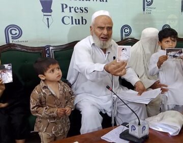 تراویح کی رات دو جنازے، انصاف آج بھی غائب، پشاور پریس کلب میں لواحقین کی فریاد پشاور(دی خیبر ٹائمز نیوز) پشاور پریس کلب میں مسجد کے اندر فائرنگ سے قتل کیے گئے افراد کے لواحقین نے پریس کانفرنس کرتے ہوئے انصاف کی فراہمی کا مطالبہ کیا ہے۔ پریس کانفرنس سے خطاب کرتے ہوئے مقتول عنایت اللہ کے والد جان محمد اور مقتول پرویز کی بیوہ پریاز بیگم نے کہا کہ رمضان المبارک کے دوران تراویح کی نماز میں ان کے پیاروں کو بے دردی سے قتل کیا گیا، مگر تاحال ملزمان کے خلاف مؤثر کارروائی نہیں کی گئی۔ انہوں نے الزام لگایا کہ واقعے میں ملوث افراد کھلے عام گھوم رہے ہیں جبکہ پولیس نے انصاف فراہم کرنے کے بجائے ان کے ساتھ ناروا سلوک کیا۔ جان محمد نے کہا کہ انہیں اپنے بیٹے اور رشتہ دار کے جنازے میں شرکت تک کی اجازت نہیں دی گئی اور الٹا ان کے خلاف مقدمہ درج کر کے انہیں گرفتار کیا گیا۔ ان کا کہنا تھا کہ اس واقعے کے بعد ان کا گھر اور کاروبار تباہ ہو چکا ہے جبکہ بچے تعلیم سے بھی محروم ہو گئے ہیں۔ لواحقین نے مزید الزام عائد کیا کہ متعلقہ پولیس حکام نے ان کی ایف آئی آر درج نہیں کی اور ملزمان کی سرپرستی کی، جس کے باعث وہ شدید مشکلات کا شکار ہیں۔ پریاز بیگم نے کہا کہ ان کے شوہر کو خانۂ خدا میں شہید کیا گیا، لیکن آج تک انہیں انصاف نہیں ملا اور وہ دربدر کی ٹھوکریں کھانے پر مجبور ہیں۔ پریس کانفرنس کے اختتام پر متاثرہ خاندان نے حکومت خیبر پختونخوا، پولیس کے اعلیٰ حکام اور دیگر متعلقہ اداروں سے اپیل کی کہ واقعے کا فوری نوٹس لے کر ملزمان کو گرفتار کیا جائے اور انہیں انصاف فراہم کیا جائے۔