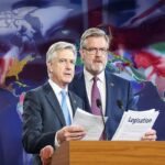 برطانیہ میں پاسداران انقلاب کو دہشتگرد قرار دینے کی قانون سازی کی تیاری پشاور ( دی خیبرٹائمز مانیٹرنگ ڈیسک ) لندن میں برطانوی حکومت نے ایران کے حوالے سے ایک بڑے اور غیر معمولی قانونی اقدام کی تیاری شروع کر دی ہے جس کے تحت ایران کی پاسداران انقلاب کو دہشتگرد تنظیم قرار دینے کے لئے چند ہفتوں میں باقاعدہ قانون سازی کی جائے گی۔ برطانوی وزیراعظم کیئر اسٹارمر کے اس اعلان نے نہ صرف بین الاقوامی سفارتی حلقوں میں بحث چھیڑ دی ہے بلکہ مشرق وسطیٰ میں پہلے سے کشیدہ صورتحال کو مزید حساس بنا دیا ہے۔ برطانوی اخبار فنانشل ٹائمز کے مطابق وزیراعظم کیئر اسٹارمر نے واضح کیا ہے کہ ان کی حکومت پاسداران انقلاب کو دہشتگرد تنظیم قرار دینے کے لیے ضروری قانونی مسودہ جلد پارلیمنٹ میں پیش کرے گی۔ اس اقدام کو برطانیہ میں موجود بعض یہودی تنظیموں اور ایران میں مذہبی حکومت کے مخالف گروہوں کی دیرینہ مطالبات کی تکمیل کے طور پر بھی دیکھا جا رہا ہے جو کافی عرصے سے اس ادارے پر پابندی کا مطالبہ کرتے آ رہے ہیں۔ برطانوی قانونی نظام میں اب تک یہ روایت رہی ہے کہ دہشتگردی کے قوانین کے تحت صرف غیر ریاستی عناصر اور تنظیموں کو دہشتگرد قرار دیا جاتا ہے جبکہ کسی بھی ملک کی باقاعدہ ریاستی فوج یا سرکاری ادارے کو اس فہرست میں شامل نہیں کیا جاتا۔ تاہم مجوزہ قانون سازی اس روایت میں ایک بڑی تبدیلی تصور کی جا رہی ہے کیونکہ اگر یہ قانون منظور ہو جاتا ہے تو برطانیہ پہلی بار کسی غیر ملکی ریاستی فوجی ادارے کو باضابطہ طور پر دہشتگرد تنظیم قرار دے گا۔ بین الاقوامی مبصرین کے مطابق یہ فیصلہ نہ صرف ایران برطانیہ تعلقات پر گہرے اثرات ڈال سکتا ہے بلکہ یورپی یونین کی پالیسی سے بھی ہم آہنگ ہوتا دکھائی دیتا ہے، کیونکہ یورپی یونین پہلے ہی فروری میں پاسداران انقلاب کو دہشتگرد تنظیم قرار دینے کے لئے ابتدائی فیصلہ کر چکی ہے۔ اس پیش رفت کے بعد برطانیہ کا ممکنہ اقدام مغربی دنیا میں ایران کے خلاف ایک مشترکہ سخت مؤقف کی شکل اختیار کر سکتا ہے۔ سفارتی ماہرین کا کہنا ہے کہ اس طرح کی قانون سازی خطے میں پہلے سے موجود کشیدگی کو مزید بڑھا سکتی ہے، خاص طور پر ایسے وقت میں جب ایران اور مغربی طاقتوں کے درمیان جوہری پروگرام، علاقائی اثر و رسوخ اور سیکیورٹی پالیسیوں پر اختلافات برقرار ہیں۔ ان کے مطابق برطانیہ کا یہ قدم ایران کے ساتھ تعلقات میں ایک نئے اور سخت مرحلے کا آغاز ثابت ہو سکتا ہے۔ دوسری جانب انسانی حقوق اور بین الاقوامی قانون سے متعلق بعض حلقوں کا کہنا ہے کہ کسی ریاستی فوجی ادارے کو دہشتگرد تنظیم قرار دینے کا اقدام عالمی سفارتی نظام میں نئی بحث کو جنم دے سکتا ہے اور اس کے طویل مدتی سیاسی و قانونی اثرات مرتب ہو سکتے ہیں۔ برطانوی حکومت کے قریبی ذرائع کے مطابق یہ قانون سازی آنے والے ہفتوں میں پارلیمنٹ میں پیش کیے جانے کا امکان ہے جس پر سیاسی جماعتوں کے درمیان شدید بحث متوقع ہے۔ تاہم حکومت کا مؤقف ہے کہ یہ اقدام قومی سلامتی اور بین الاقوامی امن کے مفاد میں ضروری سمجھا جا رہا ہے۔ یہ پیش رفت ایسے وقت میں سامنے آئی ہے جب مشرق وسطیٰ میں پہلے ہی مختلف تنازعات اور کشیدگیاں جاری ہیں اور عالمی طاقتیں خطے میں اپنے سفارتی اور سیکیورٹی مفادات کو ازسرنو ترتیب دے رہی ہیں۔