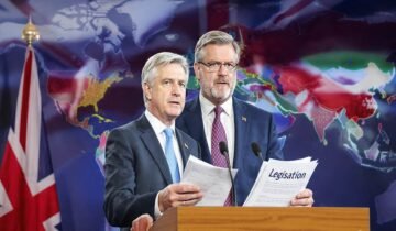 برطانیہ میں پاسداران انقلاب کو دہشتگرد قرار دینے کی قانون سازی کی تیاری پشاور ( دی خیبرٹائمز مانیٹرنگ ڈیسک ) لندن میں برطانوی حکومت نے ایران کے حوالے سے ایک بڑے اور غیر معمولی قانونی اقدام کی تیاری شروع کر دی ہے جس کے تحت ایران کی پاسداران انقلاب کو دہشتگرد تنظیم قرار دینے کے لئے چند ہفتوں میں باقاعدہ قانون سازی کی جائے گی۔ برطانوی وزیراعظم کیئر اسٹارمر کے اس اعلان نے نہ صرف بین الاقوامی سفارتی حلقوں میں بحث چھیڑ دی ہے بلکہ مشرق وسطیٰ میں پہلے سے کشیدہ صورتحال کو مزید حساس بنا دیا ہے۔ برطانوی اخبار فنانشل ٹائمز کے مطابق وزیراعظم کیئر اسٹارمر نے واضح کیا ہے کہ ان کی حکومت پاسداران انقلاب کو دہشتگرد تنظیم قرار دینے کے لیے ضروری قانونی مسودہ جلد پارلیمنٹ میں پیش کرے گی۔ اس اقدام کو برطانیہ میں موجود بعض یہودی تنظیموں اور ایران میں مذہبی حکومت کے مخالف گروہوں کی دیرینہ مطالبات کی تکمیل کے طور پر بھی دیکھا جا رہا ہے جو کافی عرصے سے اس ادارے پر پابندی کا مطالبہ کرتے آ رہے ہیں۔ برطانوی قانونی نظام میں اب تک یہ روایت رہی ہے کہ دہشتگردی کے قوانین کے تحت صرف غیر ریاستی عناصر اور تنظیموں کو دہشتگرد قرار دیا جاتا ہے جبکہ کسی بھی ملک کی باقاعدہ ریاستی فوج یا سرکاری ادارے کو اس فہرست میں شامل نہیں کیا جاتا۔ تاہم مجوزہ قانون سازی اس روایت میں ایک بڑی تبدیلی تصور کی جا رہی ہے کیونکہ اگر یہ قانون منظور ہو جاتا ہے تو برطانیہ پہلی بار کسی غیر ملکی ریاستی فوجی ادارے کو باضابطہ طور پر دہشتگرد تنظیم قرار دے گا۔ بین الاقوامی مبصرین کے مطابق یہ فیصلہ نہ صرف ایران برطانیہ تعلقات پر گہرے اثرات ڈال سکتا ہے بلکہ یورپی یونین کی پالیسی سے بھی ہم آہنگ ہوتا دکھائی دیتا ہے، کیونکہ یورپی یونین پہلے ہی فروری میں پاسداران انقلاب کو دہشتگرد تنظیم قرار دینے کے لئے ابتدائی فیصلہ کر چکی ہے۔ اس پیش رفت کے بعد برطانیہ کا ممکنہ اقدام مغربی دنیا میں ایران کے خلاف ایک مشترکہ سخت مؤقف کی شکل اختیار کر سکتا ہے۔ سفارتی ماہرین کا کہنا ہے کہ اس طرح کی قانون سازی خطے میں پہلے سے موجود کشیدگی کو مزید بڑھا سکتی ہے، خاص طور پر ایسے وقت میں جب ایران اور مغربی طاقتوں کے درمیان جوہری پروگرام، علاقائی اثر و رسوخ اور سیکیورٹی پالیسیوں پر اختلافات برقرار ہیں۔ ان کے مطابق برطانیہ کا یہ قدم ایران کے ساتھ تعلقات میں ایک نئے اور سخت مرحلے کا آغاز ثابت ہو سکتا ہے۔ دوسری جانب انسانی حقوق اور بین الاقوامی قانون سے متعلق بعض حلقوں کا کہنا ہے کہ کسی ریاستی فوجی ادارے کو دہشتگرد تنظیم قرار دینے کا اقدام عالمی سفارتی نظام میں نئی بحث کو جنم دے سکتا ہے اور اس کے طویل مدتی سیاسی و قانونی اثرات مرتب ہو سکتے ہیں۔ برطانوی حکومت کے قریبی ذرائع کے مطابق یہ قانون سازی آنے والے ہفتوں میں پارلیمنٹ میں پیش کیے جانے کا امکان ہے جس پر سیاسی جماعتوں کے درمیان شدید بحث متوقع ہے۔ تاہم حکومت کا مؤقف ہے کہ یہ اقدام قومی سلامتی اور بین الاقوامی امن کے مفاد میں ضروری سمجھا جا رہا ہے۔ یہ پیش رفت ایسے وقت میں سامنے آئی ہے جب مشرق وسطیٰ میں پہلے ہی مختلف تنازعات اور کشیدگیاں جاری ہیں اور عالمی طاقتیں خطے میں اپنے سفارتی اور سیکیورٹی مفادات کو ازسرنو ترتیب دے رہی ہیں۔