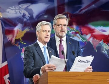 برطانیہ میں پاسداران انقلاب کو دہشتگرد قرار دینے کی قانون سازی کی تیاری پشاور ( دی خیبرٹائمز مانیٹرنگ ڈیسک ) لندن میں برطانوی حکومت نے ایران کے حوالے سے ایک بڑے اور غیر معمولی قانونی اقدام کی تیاری شروع کر دی ہے جس کے تحت ایران کی پاسداران انقلاب کو دہشتگرد تنظیم قرار دینے کے لئے چند ہفتوں میں باقاعدہ قانون سازی کی جائے گی۔ برطانوی وزیراعظم کیئر اسٹارمر کے اس اعلان نے نہ صرف بین الاقوامی سفارتی حلقوں میں بحث چھیڑ دی ہے بلکہ مشرق وسطیٰ میں پہلے سے کشیدہ صورتحال کو مزید حساس بنا دیا ہے۔ برطانوی اخبار فنانشل ٹائمز کے مطابق وزیراعظم کیئر اسٹارمر نے واضح کیا ہے کہ ان کی حکومت پاسداران انقلاب کو دہشتگرد تنظیم قرار دینے کے لیے ضروری قانونی مسودہ جلد پارلیمنٹ میں پیش کرے گی۔ اس اقدام کو برطانیہ میں موجود بعض یہودی تنظیموں اور ایران میں مذہبی حکومت کے مخالف گروہوں کی دیرینہ مطالبات کی تکمیل کے طور پر بھی دیکھا جا رہا ہے جو کافی عرصے سے اس ادارے پر پابندی کا مطالبہ کرتے آ رہے ہیں۔ برطانوی قانونی نظام میں اب تک یہ روایت رہی ہے کہ دہشتگردی کے قوانین کے تحت صرف غیر ریاستی عناصر اور تنظیموں کو دہشتگرد قرار دیا جاتا ہے جبکہ کسی بھی ملک کی باقاعدہ ریاستی فوج یا سرکاری ادارے کو اس فہرست میں شامل نہیں کیا جاتا۔ تاہم مجوزہ قانون سازی اس روایت میں ایک بڑی تبدیلی تصور کی جا رہی ہے کیونکہ اگر یہ قانون منظور ہو جاتا ہے تو برطانیہ پہلی بار کسی غیر ملکی ریاستی فوجی ادارے کو باضابطہ طور پر دہشتگرد تنظیم قرار دے گا۔ بین الاقوامی مبصرین کے مطابق یہ فیصلہ نہ صرف ایران برطانیہ تعلقات پر گہرے اثرات ڈال سکتا ہے بلکہ یورپی یونین کی پالیسی سے بھی ہم آہنگ ہوتا دکھائی دیتا ہے، کیونکہ یورپی یونین پہلے ہی فروری میں پاسداران انقلاب کو دہشتگرد تنظیم قرار دینے کے لئے ابتدائی فیصلہ کر چکی ہے۔ اس پیش رفت کے بعد برطانیہ کا ممکنہ اقدام مغربی دنیا میں ایران کے خلاف ایک مشترکہ سخت مؤقف کی شکل اختیار کر سکتا ہے۔ سفارتی ماہرین کا کہنا ہے کہ اس طرح کی قانون سازی خطے میں پہلے سے موجود کشیدگی کو مزید بڑھا سکتی ہے، خاص طور پر ایسے وقت میں جب ایران اور مغربی طاقتوں کے درمیان جوہری پروگرام، علاقائی اثر و رسوخ اور سیکیورٹی پالیسیوں پر اختلافات برقرار ہیں۔ ان کے مطابق برطانیہ کا یہ قدم ایران کے ساتھ تعلقات میں ایک نئے اور سخت مرحلے کا آغاز ثابت ہو سکتا ہے۔ دوسری جانب انسانی حقوق اور بین الاقوامی قانون سے متعلق بعض حلقوں کا کہنا ہے کہ کسی ریاستی فوجی ادارے کو دہشتگرد تنظیم قرار دینے کا اقدام عالمی سفارتی نظام میں نئی بحث کو جنم دے سکتا ہے اور اس کے طویل مدتی سیاسی و قانونی اثرات مرتب ہو سکتے ہیں۔ برطانوی حکومت کے قریبی ذرائع کے مطابق یہ قانون سازی آنے والے ہفتوں میں پارلیمنٹ میں پیش کیے جانے کا امکان ہے جس پر سیاسی جماعتوں کے درمیان شدید بحث متوقع ہے۔ تاہم حکومت کا مؤقف ہے کہ یہ اقدام قومی سلامتی اور بین الاقوامی امن کے مفاد میں ضروری سمجھا جا رہا ہے۔ یہ پیش رفت ایسے وقت میں سامنے آئی ہے جب مشرق وسطیٰ میں پہلے ہی مختلف تنازعات اور کشیدگیاں جاری ہیں اور عالمی طاقتیں خطے میں اپنے سفارتی اور سیکیورٹی مفادات کو ازسرنو ترتیب دے رہی ہیں۔