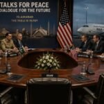 ایران بحران: اسلام آباد میں مذاکرات کی امید، فیصلہ کن لمحہ اسلام اباد ( دی خیبرٹائمز مانیٹرنگ ڈیسک ) حالیہ دنوں میں مشرقِ وسطیٰ اور اس سے جڑے خطوں میں پیدا ہونے والی کشیدگی نے عالمی توجہ ایک بار پھر اپنی جانب مبذول کر لی ہے۔ ایران کی جانب سے بعض اقدامات نے اُس سفارتی حصار کو کمزور کرنے کا خدشہ پیدا کر دیا ہے جو کئی ہفتوں کی مسلسل کوششوں کے نتیجے میں پاکستان، ترکی اور مصر کی قیادت میں قائم کیا گیا تھا۔ اس سفارتی مہم کا بنیادی مقصد خطے کو ایک ممکنہ تباہ کن جنگ سے بچانا اور فریقین کو مذاکرات کی میز تک لانا تھا۔ اسی تناظر میں پاکستان کے فیلڈ مارشل کا دورۂ ایران نہایت اہمیت کا حامل قرار دیا جا رہا ہے۔ اس دورے کا مقصد نہ صرف دوطرفہ تعلقات کو مستحکم کرنا تھا بلکہ ایران کو یہ پیغام دینا بھی تھا کہ خطے میں استحکام کے لئے سنجیدہ سفارتکاری ناگزیر ہے۔ پاکستان ہمیشہ سے خطے میں امن و استحکام کا داعی رہا ہے اور اس نے ہر ممکن کوشش کی ہے کہ تنازعات کو بات چیت کے ذریعے حل کیا جائے۔ دوسری جانب امریکہ کی جانب سے ایک جہاز کو حراست میں لینے کا اقدام کشیدگی میں مزید اضافے کا باعث بنا ہے۔ اس واقعے نے صورتحال کو مزید پیچیدہ کر دیا ہے اور ایران کے لیے سفارتی دباؤ میں اضافہ کیا ہے۔ ایسے اقدامات نہ صرف اعتماد کو ٹھیس پہنچاتے ہیں بلکہ مذاکراتی عمل کو بھی متاثر کرتے ہیں۔ ان تمام حالات کے باوجود ایک مثبت پہلو یہ ہے کہ اسلام آباد میں مذاکرات کی میز تیار ہے۔ پاکستان نے ایک بار پھر خود کو ایک ذمہ دار اور غیر جانبدار ثالث کے طور پر پیش کیا ہے، جہاں تمام فریقین کو برابری اور احترام کے ساتھ اپنے مؤقف پیش کرنے کا موقع دیا جا سکتا ہے۔ یہ موقع ایران کے لئے نہایت اہم ہے کہ وہ مضبوط پوزیشن کے ساتھ مذاکرات میں شریک ہو اور جنگ کے بجائے سفارتکاری کو ترجیح دے۔ یہ حقیقت بھی نظر انداز نہیں کی جا سکتی کہ جنگ صرف میدانِ جنگ میں نہیں جیتی جا سکتی۔ ایران کے تحفظات کسی حد تک جائز ہو سکتے ہیں اور اس کے عوام کی یکجہتی بھی قابلِ ذکر ہے، لیکن طویل المدتی استحکام کے لیے مذاکرات ہی واحد راستہ ہیں۔ جنگ نہ صرف انسانی جانوں کا ضیاع کرتی ہے بلکہ معاشی اور سیاسی عدم استحکام کو بھی جنم دیتی ہے۔ ایران کو اس نازک مرحلے پر ایک واضح فیصلہ کرنا ہوگا: آیا وہ مذاکرات کے راستے کو اپناتا ہے یا کشیدگی کو مزید بڑھنے دیتا ہے۔ دوست ممالک کی جانب سے کی جانے والی کوششوں کو نظر انداز کرنا دانشمندی نہیں ہوگی، خاص طور پر جب عالمی سطح پر اس کے حمایتی محدود ہیں۔ آخر میں یہ کہا جا سکتا ہے کہ موجودہ صورتحال ایک آزمائش ہے، نہ صرف ایران کے لئے بلکہ پورے خطے کے لئے۔ اگر سفارتکاری کو موقع دیا جائے تو امن ممکن ہے، ورنہ نتائج سب کے لئے نقصان دہ ثابت ہو سکتے ہیں۔ اسلام آباد میں تیار مذاکراتی میز ایک امید کی کرن ہے، جس سے فائدہ اٹھانا وقت کی اہم ضرورت ہے۔