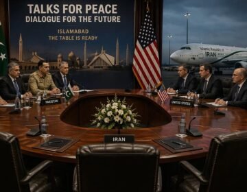 ایران بحران: اسلام آباد میں مذاکرات کی امید، فیصلہ کن لمحہ اسلام اباد ( دی خیبرٹائمز مانیٹرنگ ڈیسک ) حالیہ دنوں میں مشرقِ وسطیٰ اور اس سے جڑے خطوں میں پیدا ہونے والی کشیدگی نے عالمی توجہ ایک بار پھر اپنی جانب مبذول کر لی ہے۔ ایران کی جانب سے بعض اقدامات نے اُس سفارتی حصار کو کمزور کرنے کا خدشہ پیدا کر دیا ہے جو کئی ہفتوں کی مسلسل کوششوں کے نتیجے میں پاکستان، ترکی اور مصر کی قیادت میں قائم کیا گیا تھا۔ اس سفارتی مہم کا بنیادی مقصد خطے کو ایک ممکنہ تباہ کن جنگ سے بچانا اور فریقین کو مذاکرات کی میز تک لانا تھا۔ اسی تناظر میں پاکستان کے فیلڈ مارشل کا دورۂ ایران نہایت اہمیت کا حامل قرار دیا جا رہا ہے۔ اس دورے کا مقصد نہ صرف دوطرفہ تعلقات کو مستحکم کرنا تھا بلکہ ایران کو یہ پیغام دینا بھی تھا کہ خطے میں استحکام کے لئے سنجیدہ سفارتکاری ناگزیر ہے۔ پاکستان ہمیشہ سے خطے میں امن و استحکام کا داعی رہا ہے اور اس نے ہر ممکن کوشش کی ہے کہ تنازعات کو بات چیت کے ذریعے حل کیا جائے۔ دوسری جانب امریکہ کی جانب سے ایک جہاز کو حراست میں لینے کا اقدام کشیدگی میں مزید اضافے کا باعث بنا ہے۔ اس واقعے نے صورتحال کو مزید پیچیدہ کر دیا ہے اور ایران کے لیے سفارتی دباؤ میں اضافہ کیا ہے۔ ایسے اقدامات نہ صرف اعتماد کو ٹھیس پہنچاتے ہیں بلکہ مذاکراتی عمل کو بھی متاثر کرتے ہیں۔ ان تمام حالات کے باوجود ایک مثبت پہلو یہ ہے کہ اسلام آباد میں مذاکرات کی میز تیار ہے۔ پاکستان نے ایک بار پھر خود کو ایک ذمہ دار اور غیر جانبدار ثالث کے طور پر پیش کیا ہے، جہاں تمام فریقین کو برابری اور احترام کے ساتھ اپنے مؤقف پیش کرنے کا موقع دیا جا سکتا ہے۔ یہ موقع ایران کے لئے نہایت اہم ہے کہ وہ مضبوط پوزیشن کے ساتھ مذاکرات میں شریک ہو اور جنگ کے بجائے سفارتکاری کو ترجیح دے۔ یہ حقیقت بھی نظر انداز نہیں کی جا سکتی کہ جنگ صرف میدانِ جنگ میں نہیں جیتی جا سکتی۔ ایران کے تحفظات کسی حد تک جائز ہو سکتے ہیں اور اس کے عوام کی یکجہتی بھی قابلِ ذکر ہے، لیکن طویل المدتی استحکام کے لیے مذاکرات ہی واحد راستہ ہیں۔ جنگ نہ صرف انسانی جانوں کا ضیاع کرتی ہے بلکہ معاشی اور سیاسی عدم استحکام کو بھی جنم دیتی ہے۔ ایران کو اس نازک مرحلے پر ایک واضح فیصلہ کرنا ہوگا: آیا وہ مذاکرات کے راستے کو اپناتا ہے یا کشیدگی کو مزید بڑھنے دیتا ہے۔ دوست ممالک کی جانب سے کی جانے والی کوششوں کو نظر انداز کرنا دانشمندی نہیں ہوگی، خاص طور پر جب عالمی سطح پر اس کے حمایتی محدود ہیں۔ آخر میں یہ کہا جا سکتا ہے کہ موجودہ صورتحال ایک آزمائش ہے، نہ صرف ایران کے لئے بلکہ پورے خطے کے لئے۔ اگر سفارتکاری کو موقع دیا جائے تو امن ممکن ہے، ورنہ نتائج سب کے لئے نقصان دہ ثابت ہو سکتے ہیں۔ اسلام آباد میں تیار مذاکراتی میز ایک امید کی کرن ہے، جس سے فائدہ اٹھانا وقت کی اہم ضرورت ہے۔