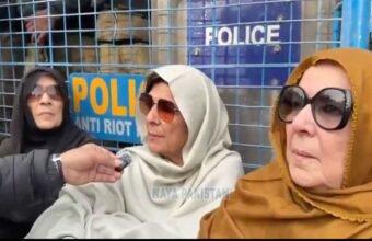 شرم آنی چاہئے، جو خان کی رہائی کیلئے نہیں آ سکتے عہدے چھوڑ دیں: علیمہ خان بانی پی ٹی آئی سے ملاقات کے موقع پر علیمہ خان کا پارٹی رہنماؤں پر سخت برہمی کا اظہار اسلام اباد (دی خیبرٹائمزمینٹرنگ ڈٰسک) بانی پاکستان تحریک انصاف (پی ٹی آئی) عمران خان کی ہمشیرہ علیمہ خان نے اڈیالہ جیل میں ملاقات کے دن پارٹی رہنماؤں اور ارکانِ اسمبلی کی عدم موجودگی پر سخت غم و غصے کا اظہار کرتے ہوئے انہیں مستعفی ہونے کا مشورہ دے دیا۔ اڈیالہ جیل کے باہر میڈیا سے گفتگو کرتے ہوئے علیمہ خان کا لہجہ خاصا تلخ دکھائی دیا۔ انہوں نے پارٹی کے منتخب نمائندوں کی غیر حاضری پر سوال اٹھاتے ہوئے کہا کہ جو لوگ آج اسمبلیوں میں بانی پی ٹی آئی کے نام اور ان کے ووٹوں کی بدولت بیٹھے ہیں، کیا انہیں آج یہاں اڈیالہ جیل کے باہر موجود نہیں ہونا چاہیے تھا؟ انہوں نے اسے لمحہ فکریہ قرار دیتے ہوئے کہا کہ جن کی پہچان عمران خان ہے، وہ ان سے اظہار یکجہتی کیلئے بھی نہیں پہنچے۔ اس موقع پر موجود پی ٹی آئی رہنما شاہد خٹک نے علیمہ خان کی ناراضگی کو کم کرنے کی کوشش کی اور وضاحت پیش کی کہ انہوں نے تمام متعلقہ فورمز پر پیغام پہنچا دیا تھا۔ شاہد خٹک کا کہنا تھا کہ میں نے آپ کا بیان اور ہدایات پارلیمانی گروپ اور خیبر پختونخوا کے ایم این ایز (MNAs) کے مخصوص گروپس میں شیئر کر دی تھیں۔ تمام ارکان کو تاکید کی گئی تھی کہ وہ اڈیالہ جیل پہنچیں۔ انہوں نے مزید یقین دہانی کرائی کہ اگلے ہفتے وزیرِ اعلیٰ خیبر پختونخوا اور صوبے کے تمام ارکانِ اسمبلی یہاں جیل کے باہر موجود ہوں گے۔ علیمہ خان شاہد خٹک کی وضاحتوں سے مطمئن نظر نہ آئیں اور انہوں نے دو ٹوک الفاظ میں کہا کہ جو لوگ مشکل وقت میں اپنے لیڈر کے ساتھ کھڑے نہیں ہو سکتے، انہیں عہدوں پر رہنے کا کوئی حق نہیں۔ انہوں نے دو ٹوک پیغام دیتے ہوئے کہا، کہ جن لوگوں نے بانی پی ٹی آئی کے نام پر ووٹ لئے، انہیں تھوڑی سی شرم کرنی چاہئے۔ اگر وہ اڈیالہ جیل نہیں آ سکتے اور اپنے قائد کیلئے آواز بلند نہیں کر سکتے، تو انہیں چاہئے کہ وہ اپنی سیٹیں اور عہدے چھوڑ کر گھر چلے جائیں۔ واضح رہے کہ بانی پی ٹی آئی عمران خان اس وقت اڈیالہ جیل میں قید ہیں اور ملاقات کے مخصوص دنوں پر پارٹی قیادت اور کارکنان کی ایک بڑی تعداد عام طور پر وہاں جمع ہوتی ہے۔ تاہم، حالیہ دنوں میں پارٹی کے اندرونی حلقوں میں ارکانِ اسمبلی کی مبینہ سستی اور کم دلچسپی پر تنقید کی جا رہی ہے، جس کا اظہار آج علیمہ خان نے کھل کر کر دیا