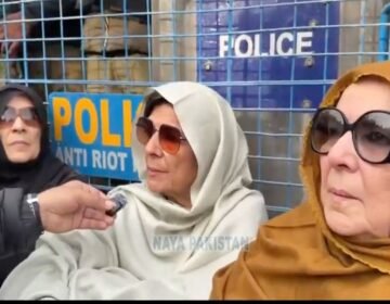 شرم آنی چاہئے، جو خان کی رہائی کیلئے نہیں آ سکتے عہدے چھوڑ دیں: علیمہ خان بانی پی ٹی آئی سے ملاقات کے موقع پر علیمہ خان کا پارٹی رہنماؤں پر سخت برہمی کا اظہار اسلام اباد (دی خیبرٹائمزمینٹرنگ ڈٰسک) بانی پاکستان تحریک انصاف (پی ٹی آئی) عمران خان کی ہمشیرہ علیمہ خان نے اڈیالہ جیل میں ملاقات کے دن پارٹی رہنماؤں اور ارکانِ اسمبلی کی عدم موجودگی پر سخت غم و غصے کا اظہار کرتے ہوئے انہیں مستعفی ہونے کا مشورہ دے دیا۔ اڈیالہ جیل کے باہر میڈیا سے گفتگو کرتے ہوئے علیمہ خان کا لہجہ خاصا تلخ دکھائی دیا۔ انہوں نے پارٹی کے منتخب نمائندوں کی غیر حاضری پر سوال اٹھاتے ہوئے کہا کہ جو لوگ آج اسمبلیوں میں بانی پی ٹی آئی کے نام اور ان کے ووٹوں کی بدولت بیٹھے ہیں، کیا انہیں آج یہاں اڈیالہ جیل کے باہر موجود نہیں ہونا چاہیے تھا؟ انہوں نے اسے لمحہ فکریہ قرار دیتے ہوئے کہا کہ جن کی پہچان عمران خان ہے، وہ ان سے اظہار یکجہتی کیلئے بھی نہیں پہنچے۔ اس موقع پر موجود پی ٹی آئی رہنما شاہد خٹک نے علیمہ خان کی ناراضگی کو کم کرنے کی کوشش کی اور وضاحت پیش کی کہ انہوں نے تمام متعلقہ فورمز پر پیغام پہنچا دیا تھا۔ شاہد خٹک کا کہنا تھا کہ میں نے آپ کا بیان اور ہدایات پارلیمانی گروپ اور خیبر پختونخوا کے ایم این ایز (MNAs) کے مخصوص گروپس میں شیئر کر دی تھیں۔ تمام ارکان کو تاکید کی گئی تھی کہ وہ اڈیالہ جیل پہنچیں۔ انہوں نے مزید یقین دہانی کرائی کہ اگلے ہفتے وزیرِ اعلیٰ خیبر پختونخوا اور صوبے کے تمام ارکانِ اسمبلی یہاں جیل کے باہر موجود ہوں گے۔ علیمہ خان شاہد خٹک کی وضاحتوں سے مطمئن نظر نہ آئیں اور انہوں نے دو ٹوک الفاظ میں کہا کہ جو لوگ مشکل وقت میں اپنے لیڈر کے ساتھ کھڑے نہیں ہو سکتے، انہیں عہدوں پر رہنے کا کوئی حق نہیں۔ انہوں نے دو ٹوک پیغام دیتے ہوئے کہا، کہ جن لوگوں نے بانی پی ٹی آئی کے نام پر ووٹ لئے، انہیں تھوڑی سی شرم کرنی چاہئے۔ اگر وہ اڈیالہ جیل نہیں آ سکتے اور اپنے قائد کیلئے آواز بلند نہیں کر سکتے، تو انہیں چاہئے کہ وہ اپنی سیٹیں اور عہدے چھوڑ کر گھر چلے جائیں۔ واضح رہے کہ بانی پی ٹی آئی عمران خان اس وقت اڈیالہ جیل میں قید ہیں اور ملاقات کے مخصوص دنوں پر پارٹی قیادت اور کارکنان کی ایک بڑی تعداد عام طور پر وہاں جمع ہوتی ہے۔ تاہم، حالیہ دنوں میں پارٹی کے اندرونی حلقوں میں ارکانِ اسمبلی کی مبینہ سستی اور کم دلچسپی پر تنقید کی جا رہی ہے، جس کا اظہار آج علیمہ خان نے کھل کر کر دیا