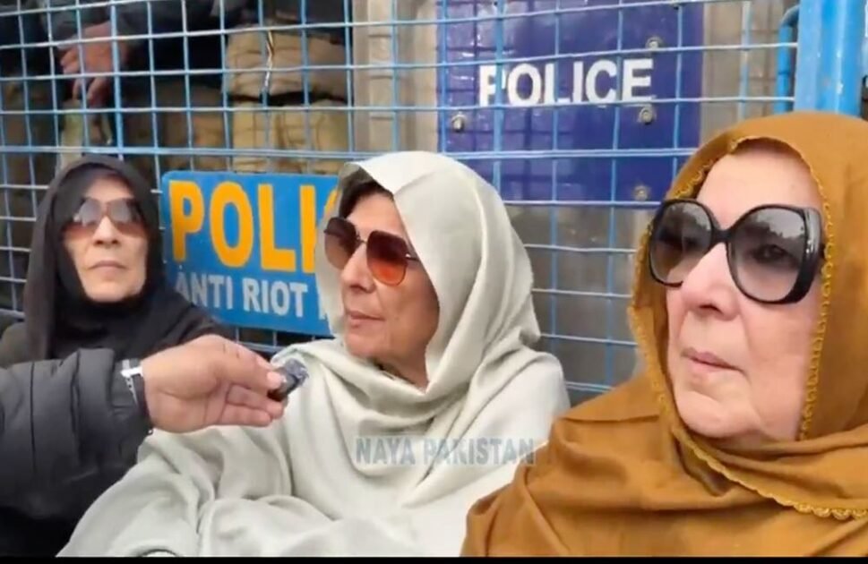 شرم آنی چاہئے، جو خان کی رہائی کیلئے نہیں آ سکتے عہدے چھوڑ دیں: علیمہ خان بانی پی ٹی آئی سے ملاقات کے موقع پر علیمہ خان کا پارٹی رہنماؤں پر سخت برہمی کا اظہار اسلام اباد (دی خیبرٹائمزمینٹرنگ ڈٰسک) بانی پاکستان تحریک انصاف (پی ٹی آئی) عمران خان کی ہمشیرہ علیمہ خان نے اڈیالہ جیل میں ملاقات کے دن پارٹی رہنماؤں اور ارکانِ اسمبلی کی عدم موجودگی پر سخت غم و غصے کا اظہار کرتے ہوئے انہیں مستعفی ہونے کا مشورہ دے دیا۔ اڈیالہ جیل کے باہر میڈیا سے گفتگو کرتے ہوئے علیمہ خان کا لہجہ خاصا تلخ دکھائی دیا۔ انہوں نے پارٹی کے منتخب نمائندوں کی غیر حاضری پر سوال اٹھاتے ہوئے کہا کہ جو لوگ آج اسمبلیوں میں بانی پی ٹی آئی کے نام اور ان کے ووٹوں کی بدولت بیٹھے ہیں، کیا انہیں آج یہاں اڈیالہ جیل کے باہر موجود نہیں ہونا چاہیے تھا؟ انہوں نے اسے لمحہ فکریہ قرار دیتے ہوئے کہا کہ جن کی پہچان عمران خان ہے، وہ ان سے اظہار یکجہتی کیلئے بھی نہیں پہنچے۔ اس موقع پر موجود پی ٹی آئی رہنما شاہد خٹک نے علیمہ خان کی ناراضگی کو کم کرنے کی کوشش کی اور وضاحت پیش کی کہ انہوں نے تمام متعلقہ فورمز پر پیغام پہنچا دیا تھا۔ شاہد خٹک کا کہنا تھا کہ میں نے آپ کا بیان اور ہدایات پارلیمانی گروپ اور خیبر پختونخوا کے ایم این ایز (MNAs) کے مخصوص گروپس میں شیئر کر دی تھیں۔ تمام ارکان کو تاکید کی گئی تھی کہ وہ اڈیالہ جیل پہنچیں۔ انہوں نے مزید یقین دہانی کرائی کہ اگلے ہفتے وزیرِ اعلیٰ خیبر پختونخوا اور صوبے کے تمام ارکانِ اسمبلی یہاں جیل کے باہر موجود ہوں گے۔ علیمہ خان شاہد خٹک کی وضاحتوں سے مطمئن نظر نہ آئیں اور انہوں نے دو ٹوک الفاظ میں کہا کہ جو لوگ مشکل وقت میں اپنے لیڈر کے ساتھ کھڑے نہیں ہو سکتے، انہیں عہدوں پر رہنے کا کوئی حق نہیں۔ انہوں نے دو ٹوک پیغام دیتے ہوئے کہا، کہ جن لوگوں نے بانی پی ٹی آئی کے نام پر ووٹ لئے، انہیں تھوڑی سی شرم کرنی چاہئے۔ اگر وہ اڈیالہ جیل نہیں آ سکتے اور اپنے قائد کیلئے آواز بلند نہیں کر سکتے، تو انہیں چاہئے کہ وہ اپنی سیٹیں اور عہدے چھوڑ کر گھر چلے جائیں۔ واضح رہے کہ بانی پی ٹی آئی عمران خان اس وقت اڈیالہ جیل میں قید ہیں اور ملاقات کے مخصوص دنوں پر پارٹی قیادت اور کارکنان کی ایک بڑی تعداد عام طور پر وہاں جمع ہوتی ہے۔ تاہم، حالیہ دنوں میں پارٹی کے اندرونی حلقوں میں ارکانِ اسمبلی کی مبینہ سستی اور کم دلچسپی پر تنقید کی جا رہی ہے، جس کا اظہار آج علیمہ خان نے کھل کر کر دیا