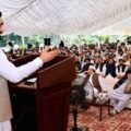 ڈرون حملے بند نہ ہوئے تو اسلام آباد مارچ ہوگا، واپسی امن تک نہیں ہوگی: وزیر اعلیٰ کا دوٹوک اعلان پشاور( دی خیبنرٹائمز مانیٹرنگ ڈیسک ) وزیر اعلیٰ خیبرپختونخوا محمد سہیل آفریدی کی سربراہی میں وزیر اعلیٰ ہاؤس میں لویہ جرگہ منعقد ہوا، جس میں مسلسل ڈرون حملوں اور بدامنی کے خاتمے کے لئے مشترکہ لائحہ عمل کی تشکیل پر تفصیلی غور اور مشاورت کی گئی۔ جرگے میں قبائلی اضلاع اور صوبے کے حقوق پر بھی تفصیلی مشاورت کی گئی اور ان کے حصول کے لئے ایک مشترکہ لائحہ عمل ترتیب دینے پر اتفاق کیا گیا۔ جرگہ میں قبائلی اضلاع کے منتخب نمائندے اور مشران، سینیٹرز، اپوزیشن اراکین اسمبلی، علمائے کرام اور عمائدین نے شرکت کی۔ لویہ جرگہ میں ڈرون حملوں میں خواتین بچوں اور بزرگوں کی شہادت کے واقعات کی شدید مذمت کی گئی۔ جرگہ کے تمام شرکاءنے اسٹیک ہولڈرز کے ساتھ مذاکرات کا مطالبہ کیا جس پر جرگہ سفارشات کی روشنی میں وزیر اعلٰی نے مذاکرات کو ایک اور موقع دینے کا اعلان کیا۔ وزیر اعلیٰ محمد سہیل آفریدی نے لویہ جرگہ میں شرکت کے لئے آنے والے اراکین کے ساتھ چیک پوسٹوں پر روا رکھے گئے ناروا سلوک پر شدید افسوس کا اظہار کیا اور کہا کہ چیک پوسٹس پر یہی رویہ عوام میں بے چینی اور نفرت کو جنم دے رہا ہے۔ وزیر اعلیٰ نے جرگے سے خطاب کرتے ہوئے کہا کہ لویہ جرگہ اراکین نے فیصلہ کیا ہے کہ ایک مختصر جرگہ تشکیل دیا جائے گا جو وفاقی حکومت و دیگر اسٹیک ہولڈرز کے ساتھ بات چیت کرے گا۔ مذاکرات ناکام ہونے کی صورت میں اسلام آباد کی جانب مارچ کیا جائیگا اور امن تک واپسی نہیں ہوگی۔ انہوں نے اپنے خطاب میں کہا کہ آج سے ڈرون اٹیکس کی روک تھام کے لئے عملی اقدامات کئے جائیں گے۔ شرپسند عناصر نے ملاکنڈ میں دوبارہ داخل ہونے کی کوشش کی مگر عوام نے انہیں مسترد کر دیاہے۔ وزیر اعلیٰ کا کہنا تھا کہ قبائلی اضلاع میں اگر آج عوام نہ اٹھے تو امن کا خواب پورا نہیں ہوگا۔ وزیر اعلی نے واضح کیا کہ صوبائی کابینہ کے پہلے اجلاس میں ایکشن ان ایڈ آف سول پاور جیسے کالے قانون کو واپس لینے کا فیصلہ کیا مگر 970 افراد جن کو یہ کہتے ہیں کہ دہشتگرد ہیں ، انہیں مختلف ڈیٹینشن سنٹرز میں رکھا ہوا جس کا کسی کو کوئی علم نہیں ہے۔ صوبائی حکومت نے ان 970 افراد کی لسٹ مانگی، خطوط لکھے مگر کوئی جواب موصول نہیں ہوا۔ زیر حراست افراد کی فہرست موجود ہو تو ہر شخص کا مکمل حساب رکھا جا سکتا ہے۔ وزیر اعلی نے واضح کیا کہ زیر حراست افراد کی فہرست موجود نہ ہونے کی صورت میں بیانیہ تشکیل دیا جائے گا کہ صوبائی حکومت دہشتگردوں کی معاونت کر رہی ہے اور اس بیانیہ میں ہم کبھی انہیں کامیاب نہیں ہونے دیں گے۔ محمد سہیل آفریدی نے مزید کہا کہ 22 بڑے فوجی آپریشنز اور 14 ہزار سے زائد انٹیلی جنس بنیادوں پر کارروائیاں امن کے قیام میں ناکام ہو چکی ہیں۔ تمام وسائل کے باوجود امن قائم کرنے میں ناکامی تشویشناک ہے، امن کے قیام میں سنجیدہ دکھائی نہیں دیتے۔ وزیر اعلیٰ نے واضح کیا کہ یہی وسائل اُن کے حوالے کئے جائیں تو وہ سو دن کے اندر صوبے میں امن کے قیام کی ضمانت دیتے ہیں۔ وزیر اعلی نے کہا کہ قبائلی نوجوانوں کو اشتعال کی طرف دھکیلا جا رہا ہے تاکہ انہیں نشانہ بنایا جا سکے، تاہم ہم ہر حال میں اپنی جدوجہد پرامن رکھیں گے۔ ہم پرامن لوگ ہیں اور ظلم کے خلاف اپنی جدوجہد پرامن طریقے سے جاری رکھیں گے۔ سہیل آفریدی کا کہنا تھا کہ جو قانون اور آئین کی پاسداری نہیں کرتے تو ہمیں اپنے دفاع کا حق حاصل ہے۔ مالی ناانصافیوں کا ذکر کرتے ہوئے وزیر اعلیٰ نے کہا کہ جب فاٹا انضمام ہوا تو ہمارے ساتھ 100 ارب روپے سالانہ دینے کا وعدہ کیا گیا تھا مگر اس مد میں ضم اضلاع کے ابتک 800 ارب روپے بنتے ہیں جن میں سے صرف 168 ارب روپے دیئے گئے۔ انہوں نے واضح کیا کہ اگر ضم اضلاع کی آبادی کا حصہ شامل کیا جائے تو این ایف سی میں خیبرپختونخوا کا حصہ 14.6 سے بڑھ کر 19 فیصد ہو جائے گا۔ وزیر اعلیٰ نے کہا کہ لویہ جرگہ کی سفارشات کی روشنی میں تشکیل دیا جانے والا مختصر جرگہ ان مالی اور آئینی حقوق کے لئے بھی جدوجہد کرے گا۔