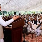 ڈرون حملے بند نہ ہوئے تو اسلام آباد مارچ ہوگا، واپسی امن تک نہیں ہوگی: وزیر اعلیٰ کا دوٹوک اعلان پشاور( دی خیبنرٹائمز مانیٹرنگ ڈیسک ) وزیر اعلیٰ خیبرپختونخوا محمد سہیل آفریدی کی سربراہی میں وزیر اعلیٰ ہاؤس میں لویہ جرگہ منعقد ہوا، جس میں مسلسل ڈرون حملوں اور بدامنی کے خاتمے کے لئے مشترکہ لائحہ عمل کی تشکیل پر تفصیلی غور اور مشاورت کی گئی۔ جرگے میں قبائلی اضلاع اور صوبے کے حقوق پر بھی تفصیلی مشاورت کی گئی اور ان کے حصول کے لئے ایک مشترکہ لائحہ عمل ترتیب دینے پر اتفاق کیا گیا۔ جرگہ میں قبائلی اضلاع کے منتخب نمائندے اور مشران، سینیٹرز، اپوزیشن اراکین اسمبلی، علمائے کرام اور عمائدین نے شرکت کی۔ لویہ جرگہ میں ڈرون حملوں میں خواتین بچوں اور بزرگوں کی شہادت کے واقعات کی شدید مذمت کی گئی۔ جرگہ کے تمام شرکاءنے اسٹیک ہولڈرز کے ساتھ مذاکرات کا مطالبہ کیا جس پر جرگہ سفارشات کی روشنی میں وزیر اعلٰی نے مذاکرات کو ایک اور موقع دینے کا اعلان کیا۔ وزیر اعلیٰ محمد سہیل آفریدی نے لویہ جرگہ میں شرکت کے لئے آنے والے اراکین کے ساتھ چیک پوسٹوں پر روا رکھے گئے ناروا سلوک پر شدید افسوس کا اظہار کیا اور کہا کہ چیک پوسٹس پر یہی رویہ عوام میں بے چینی اور نفرت کو جنم دے رہا ہے۔ وزیر اعلیٰ نے جرگے سے خطاب کرتے ہوئے کہا کہ لویہ جرگہ اراکین نے فیصلہ کیا ہے کہ ایک مختصر جرگہ تشکیل دیا جائے گا جو وفاقی حکومت و دیگر اسٹیک ہولڈرز کے ساتھ بات چیت کرے گا۔ مذاکرات ناکام ہونے کی صورت میں اسلام آباد کی جانب مارچ کیا جائیگا اور امن تک واپسی نہیں ہوگی۔ انہوں نے اپنے خطاب میں کہا کہ آج سے ڈرون اٹیکس کی روک تھام کے لئے عملی اقدامات کئے جائیں گے۔ شرپسند عناصر نے ملاکنڈ میں دوبارہ داخل ہونے کی کوشش کی مگر عوام نے انہیں مسترد کر دیاہے۔ وزیر اعلیٰ کا کہنا تھا کہ قبائلی اضلاع میں اگر آج عوام نہ اٹھے تو امن کا خواب پورا نہیں ہوگا۔ وزیر اعلی نے واضح کیا کہ صوبائی کابینہ کے پہلے اجلاس میں ایکشن ان ایڈ آف سول پاور جیسے کالے قانون کو واپس لینے کا فیصلہ کیا مگر 970 افراد جن کو یہ کہتے ہیں کہ دہشتگرد ہیں ، انہیں مختلف ڈیٹینشن سنٹرز میں رکھا ہوا جس کا کسی کو کوئی علم نہیں ہے۔ صوبائی حکومت نے ان 970 افراد کی لسٹ مانگی، خطوط لکھے مگر کوئی جواب موصول نہیں ہوا۔ زیر حراست افراد کی فہرست موجود ہو تو ہر شخص کا مکمل حساب رکھا جا سکتا ہے۔ وزیر اعلی نے واضح کیا کہ زیر حراست افراد کی فہرست موجود نہ ہونے کی صورت میں بیانیہ تشکیل دیا جائے گا کہ صوبائی حکومت دہشتگردوں کی معاونت کر رہی ہے اور اس بیانیہ میں ہم کبھی انہیں کامیاب نہیں ہونے دیں گے۔ محمد سہیل آفریدی نے مزید کہا کہ 22 بڑے فوجی آپریشنز اور 14 ہزار سے زائد انٹیلی جنس بنیادوں پر کارروائیاں امن کے قیام میں ناکام ہو چکی ہیں۔ تمام وسائل کے باوجود امن قائم کرنے میں ناکامی تشویشناک ہے، امن کے قیام میں سنجیدہ دکھائی نہیں دیتے۔ وزیر اعلیٰ نے واضح کیا کہ یہی وسائل اُن کے حوالے کئے جائیں تو وہ سو دن کے اندر صوبے میں امن کے قیام کی ضمانت دیتے ہیں۔ وزیر اعلی نے کہا کہ قبائلی نوجوانوں کو اشتعال کی طرف دھکیلا جا رہا ہے تاکہ انہیں نشانہ بنایا جا سکے، تاہم ہم ہر حال میں اپنی جدوجہد پرامن رکھیں گے۔ ہم پرامن لوگ ہیں اور ظلم کے خلاف اپنی جدوجہد پرامن طریقے سے جاری رکھیں گے۔ سہیل آفریدی کا کہنا تھا کہ جو قانون اور آئین کی پاسداری نہیں کرتے تو ہمیں اپنے دفاع کا حق حاصل ہے۔ مالی ناانصافیوں کا ذکر کرتے ہوئے وزیر اعلیٰ نے کہا کہ جب فاٹا انضمام ہوا تو ہمارے ساتھ 100 ارب روپے سالانہ دینے کا وعدہ کیا گیا تھا مگر اس مد میں ضم اضلاع کے ابتک 800 ارب روپے بنتے ہیں جن میں سے صرف 168 ارب روپے دیئے گئے۔ انہوں نے واضح کیا کہ اگر ضم اضلاع کی آبادی کا حصہ شامل کیا جائے تو این ایف سی میں خیبرپختونخوا کا حصہ 14.6 سے بڑھ کر 19 فیصد ہو جائے گا۔ وزیر اعلیٰ نے کہا کہ لویہ جرگہ کی سفارشات کی روشنی میں تشکیل دیا جانے والا مختصر جرگہ ان مالی اور آئینی حقوق کے لئے بھی جدوجہد کرے گا۔