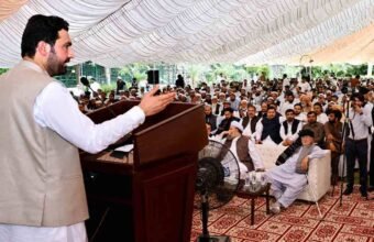 ڈرون حملے بند نہ ہوئے تو اسلام آباد مارچ ہوگا، واپسی امن تک نہیں ہوگی: وزیر اعلیٰ کا دوٹوک اعلان پشاور( دی خیبنرٹائمز مانیٹرنگ ڈیسک ) وزیر اعلیٰ خیبرپختونخوا محمد سہیل آفریدی کی سربراہی میں وزیر اعلیٰ ہاؤس میں لویہ جرگہ منعقد ہوا، جس میں مسلسل ڈرون حملوں اور بدامنی کے خاتمے کے لئے مشترکہ لائحہ عمل کی تشکیل پر تفصیلی غور اور مشاورت کی گئی۔ جرگے میں قبائلی اضلاع اور صوبے کے حقوق پر بھی تفصیلی مشاورت کی گئی اور ان کے حصول کے لئے ایک مشترکہ لائحہ عمل ترتیب دینے پر اتفاق کیا گیا۔ جرگہ میں قبائلی اضلاع کے منتخب نمائندے اور مشران، سینیٹرز، اپوزیشن اراکین اسمبلی، علمائے کرام اور عمائدین نے شرکت کی۔ لویہ جرگہ میں ڈرون حملوں میں خواتین بچوں اور بزرگوں کی شہادت کے واقعات کی شدید مذمت کی گئی۔ جرگہ کے تمام شرکاءنے اسٹیک ہولڈرز کے ساتھ مذاکرات کا مطالبہ کیا جس پر جرگہ سفارشات کی روشنی میں وزیر اعلٰی نے مذاکرات کو ایک اور موقع دینے کا اعلان کیا۔ وزیر اعلیٰ محمد سہیل آفریدی نے لویہ جرگہ میں شرکت کے لئے آنے والے اراکین کے ساتھ چیک پوسٹوں پر روا رکھے گئے ناروا سلوک پر شدید افسوس کا اظہار کیا اور کہا کہ چیک پوسٹس پر یہی رویہ عوام میں بے چینی اور نفرت کو جنم دے رہا ہے۔ وزیر اعلیٰ نے جرگے سے خطاب کرتے ہوئے کہا کہ لویہ جرگہ اراکین نے فیصلہ کیا ہے کہ ایک مختصر جرگہ تشکیل دیا جائے گا جو وفاقی حکومت و دیگر اسٹیک ہولڈرز کے ساتھ بات چیت کرے گا۔ مذاکرات ناکام ہونے کی صورت میں اسلام آباد کی جانب مارچ کیا جائیگا اور امن تک واپسی نہیں ہوگی۔ انہوں نے اپنے خطاب میں کہا کہ آج سے ڈرون اٹیکس کی روک تھام کے لئے عملی اقدامات کئے جائیں گے۔ شرپسند عناصر نے ملاکنڈ میں دوبارہ داخل ہونے کی کوشش کی مگر عوام نے انہیں مسترد کر دیاہے۔ وزیر اعلیٰ کا کہنا تھا کہ قبائلی اضلاع میں اگر آج عوام نہ اٹھے تو امن کا خواب پورا نہیں ہوگا۔ وزیر اعلی نے واضح کیا کہ صوبائی کابینہ کے پہلے اجلاس میں ایکشن ان ایڈ آف سول پاور جیسے کالے قانون کو واپس لینے کا فیصلہ کیا مگر 970 افراد جن کو یہ کہتے ہیں کہ دہشتگرد ہیں ، انہیں مختلف ڈیٹینشن سنٹرز میں رکھا ہوا جس کا کسی کو کوئی علم نہیں ہے۔ صوبائی حکومت نے ان 970 افراد کی لسٹ مانگی، خطوط لکھے مگر کوئی جواب موصول نہیں ہوا۔ زیر حراست افراد کی فہرست موجود ہو تو ہر شخص کا مکمل حساب رکھا جا سکتا ہے۔ وزیر اعلی نے واضح کیا کہ زیر حراست افراد کی فہرست موجود نہ ہونے کی صورت میں بیانیہ تشکیل دیا جائے گا کہ صوبائی حکومت دہشتگردوں کی معاونت کر رہی ہے اور اس بیانیہ میں ہم کبھی انہیں کامیاب نہیں ہونے دیں گے۔ محمد سہیل آفریدی نے مزید کہا کہ 22 بڑے فوجی آپریشنز اور 14 ہزار سے زائد انٹیلی جنس بنیادوں پر کارروائیاں امن کے قیام میں ناکام ہو چکی ہیں۔ تمام وسائل کے باوجود امن قائم کرنے میں ناکامی تشویشناک ہے، امن کے قیام میں سنجیدہ دکھائی نہیں دیتے۔ وزیر اعلیٰ نے واضح کیا کہ یہی وسائل اُن کے حوالے کئے جائیں تو وہ سو دن کے اندر صوبے میں امن کے قیام کی ضمانت دیتے ہیں۔ وزیر اعلی نے کہا کہ قبائلی نوجوانوں کو اشتعال کی طرف دھکیلا جا رہا ہے تاکہ انہیں نشانہ بنایا جا سکے، تاہم ہم ہر حال میں اپنی جدوجہد پرامن رکھیں گے۔ ہم پرامن لوگ ہیں اور ظلم کے خلاف اپنی جدوجہد پرامن طریقے سے جاری رکھیں گے۔ سہیل آفریدی کا کہنا تھا کہ جو قانون اور آئین کی پاسداری نہیں کرتے تو ہمیں اپنے دفاع کا حق حاصل ہے۔ مالی ناانصافیوں کا ذکر کرتے ہوئے وزیر اعلیٰ نے کہا کہ جب فاٹا انضمام ہوا تو ہمارے ساتھ 100 ارب روپے سالانہ دینے کا وعدہ کیا گیا تھا مگر اس مد میں ضم اضلاع کے ابتک 800 ارب روپے بنتے ہیں جن میں سے صرف 168 ارب روپے دیئے گئے۔ انہوں نے واضح کیا کہ اگر ضم اضلاع کی آبادی کا حصہ شامل کیا جائے تو این ایف سی میں خیبرپختونخوا کا حصہ 14.6 سے بڑھ کر 19 فیصد ہو جائے گا۔ وزیر اعلیٰ نے کہا کہ لویہ جرگہ کی سفارشات کی روشنی میں تشکیل دیا جانے والا مختصر جرگہ ان مالی اور آئینی حقوق کے لئے بھی جدوجہد کرے گا۔