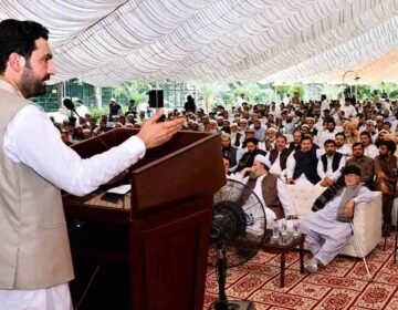 ڈرون حملے بند نہ ہوئے تو اسلام آباد مارچ ہوگا، واپسی امن تک نہیں ہوگی: وزیر اعلیٰ کا دوٹوک اعلان پشاور( دی خیبنرٹائمز مانیٹرنگ ڈیسک ) وزیر اعلیٰ خیبرپختونخوا محمد سہیل آفریدی کی سربراہی میں وزیر اعلیٰ ہاؤس میں لویہ جرگہ منعقد ہوا، جس میں مسلسل ڈرون حملوں اور بدامنی کے خاتمے کے لئے مشترکہ لائحہ عمل کی تشکیل پر تفصیلی غور اور مشاورت کی گئی۔ جرگے میں قبائلی اضلاع اور صوبے کے حقوق پر بھی تفصیلی مشاورت کی گئی اور ان کے حصول کے لئے ایک مشترکہ لائحہ عمل ترتیب دینے پر اتفاق کیا گیا۔ جرگہ میں قبائلی اضلاع کے منتخب نمائندے اور مشران، سینیٹرز، اپوزیشن اراکین اسمبلی، علمائے کرام اور عمائدین نے شرکت کی۔ لویہ جرگہ میں ڈرون حملوں میں خواتین بچوں اور بزرگوں کی شہادت کے واقعات کی شدید مذمت کی گئی۔ جرگہ کے تمام شرکاءنے اسٹیک ہولڈرز کے ساتھ مذاکرات کا مطالبہ کیا جس پر جرگہ سفارشات کی روشنی میں وزیر اعلٰی نے مذاکرات کو ایک اور موقع دینے کا اعلان کیا۔ وزیر اعلیٰ محمد سہیل آفریدی نے لویہ جرگہ میں شرکت کے لئے آنے والے اراکین کے ساتھ چیک پوسٹوں پر روا رکھے گئے ناروا سلوک پر شدید افسوس کا اظہار کیا اور کہا کہ چیک پوسٹس پر یہی رویہ عوام میں بے چینی اور نفرت کو جنم دے رہا ہے۔ وزیر اعلیٰ نے جرگے سے خطاب کرتے ہوئے کہا کہ لویہ جرگہ اراکین نے فیصلہ کیا ہے کہ ایک مختصر جرگہ تشکیل دیا جائے گا جو وفاقی حکومت و دیگر اسٹیک ہولڈرز کے ساتھ بات چیت کرے گا۔ مذاکرات ناکام ہونے کی صورت میں اسلام آباد کی جانب مارچ کیا جائیگا اور امن تک واپسی نہیں ہوگی۔ انہوں نے اپنے خطاب میں کہا کہ آج سے ڈرون اٹیکس کی روک تھام کے لئے عملی اقدامات کئے جائیں گے۔ شرپسند عناصر نے ملاکنڈ میں دوبارہ داخل ہونے کی کوشش کی مگر عوام نے انہیں مسترد کر دیاہے۔ وزیر اعلیٰ کا کہنا تھا کہ قبائلی اضلاع میں اگر آج عوام نہ اٹھے تو امن کا خواب پورا نہیں ہوگا۔ وزیر اعلی نے واضح کیا کہ صوبائی کابینہ کے پہلے اجلاس میں ایکشن ان ایڈ آف سول پاور جیسے کالے قانون کو واپس لینے کا فیصلہ کیا مگر 970 افراد جن کو یہ کہتے ہیں کہ دہشتگرد ہیں ، انہیں مختلف ڈیٹینشن سنٹرز میں رکھا ہوا جس کا کسی کو کوئی علم نہیں ہے۔ صوبائی حکومت نے ان 970 افراد کی لسٹ مانگی، خطوط لکھے مگر کوئی جواب موصول نہیں ہوا۔ زیر حراست افراد کی فہرست موجود ہو تو ہر شخص کا مکمل حساب رکھا جا سکتا ہے۔ وزیر اعلی نے واضح کیا کہ زیر حراست افراد کی فہرست موجود نہ ہونے کی صورت میں بیانیہ تشکیل دیا جائے گا کہ صوبائی حکومت دہشتگردوں کی معاونت کر رہی ہے اور اس بیانیہ میں ہم کبھی انہیں کامیاب نہیں ہونے دیں گے۔ محمد سہیل آفریدی نے مزید کہا کہ 22 بڑے فوجی آپریشنز اور 14 ہزار سے زائد انٹیلی جنس بنیادوں پر کارروائیاں امن کے قیام میں ناکام ہو چکی ہیں۔ تمام وسائل کے باوجود امن قائم کرنے میں ناکامی تشویشناک ہے، امن کے قیام میں سنجیدہ دکھائی نہیں دیتے۔ وزیر اعلیٰ نے واضح کیا کہ یہی وسائل اُن کے حوالے کئے جائیں تو وہ سو دن کے اندر صوبے میں امن کے قیام کی ضمانت دیتے ہیں۔ وزیر اعلی نے کہا کہ قبائلی نوجوانوں کو اشتعال کی طرف دھکیلا جا رہا ہے تاکہ انہیں نشانہ بنایا جا سکے، تاہم ہم ہر حال میں اپنی جدوجہد پرامن رکھیں گے۔ ہم پرامن لوگ ہیں اور ظلم کے خلاف اپنی جدوجہد پرامن طریقے سے جاری رکھیں گے۔ سہیل آفریدی کا کہنا تھا کہ جو قانون اور آئین کی پاسداری نہیں کرتے تو ہمیں اپنے دفاع کا حق حاصل ہے۔ مالی ناانصافیوں کا ذکر کرتے ہوئے وزیر اعلیٰ نے کہا کہ جب فاٹا انضمام ہوا تو ہمارے ساتھ 100 ارب روپے سالانہ دینے کا وعدہ کیا گیا تھا مگر اس مد میں ضم اضلاع کے ابتک 800 ارب روپے بنتے ہیں جن میں سے صرف 168 ارب روپے دیئے گئے۔ انہوں نے واضح کیا کہ اگر ضم اضلاع کی آبادی کا حصہ شامل کیا جائے تو این ایف سی میں خیبرپختونخوا کا حصہ 14.6 سے بڑھ کر 19 فیصد ہو جائے گا۔ وزیر اعلیٰ نے کہا کہ لویہ جرگہ کی سفارشات کی روشنی میں تشکیل دیا جانے والا مختصر جرگہ ان مالی اور آئینی حقوق کے لئے بھی جدوجہد کرے گا۔