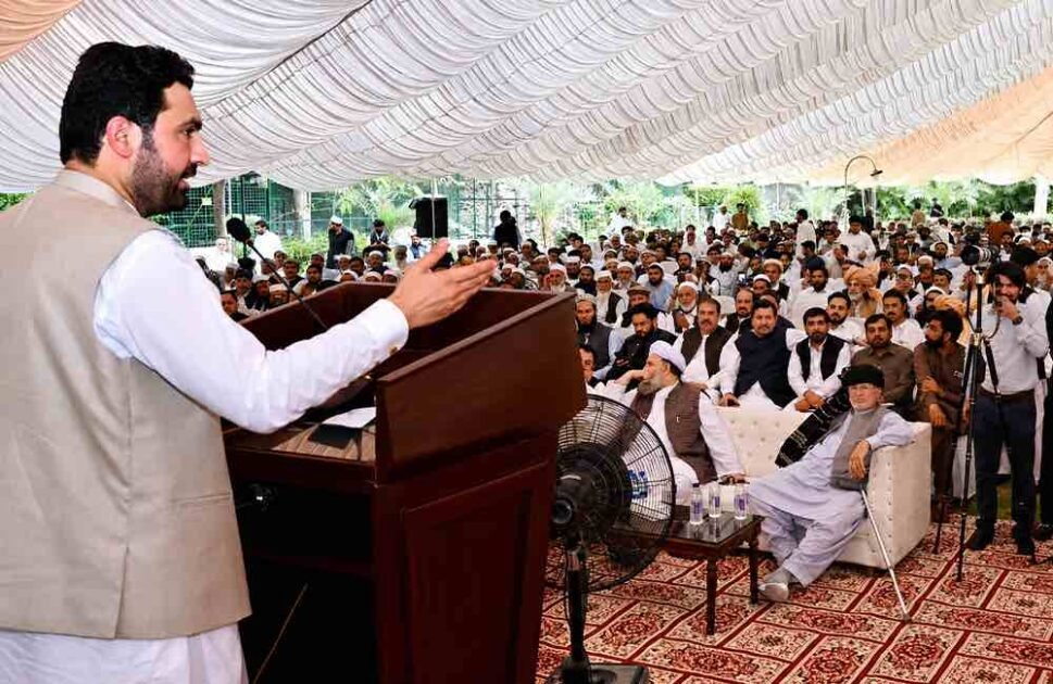 ڈرون حملے بند نہ ہوئے تو اسلام آباد مارچ ہوگا، واپسی امن تک نہیں ہوگی: وزیر اعلیٰ کا دوٹوک اعلان پشاور( دی خیبنرٹائمز مانیٹرنگ ڈیسک ) وزیر اعلیٰ خیبرپختونخوا محمد سہیل آفریدی کی سربراہی میں وزیر اعلیٰ ہاؤس میں لویہ جرگہ منعقد ہوا، جس میں مسلسل ڈرون حملوں اور بدامنی کے خاتمے کے لئے مشترکہ لائحہ عمل کی تشکیل پر تفصیلی غور اور مشاورت کی گئی۔ جرگے میں قبائلی اضلاع اور صوبے کے حقوق پر بھی تفصیلی مشاورت کی گئی اور ان کے حصول کے لئے ایک مشترکہ لائحہ عمل ترتیب دینے پر اتفاق کیا گیا۔ جرگہ میں قبائلی اضلاع کے منتخب نمائندے اور مشران، سینیٹرز، اپوزیشن اراکین اسمبلی، علمائے کرام اور عمائدین نے شرکت کی۔ لویہ جرگہ میں ڈرون حملوں میں خواتین بچوں اور بزرگوں کی شہادت کے واقعات کی شدید مذمت کی گئی۔ جرگہ کے تمام شرکاءنے اسٹیک ہولڈرز کے ساتھ مذاکرات کا مطالبہ کیا جس پر جرگہ سفارشات کی روشنی میں وزیر اعلٰی نے مذاکرات کو ایک اور موقع دینے کا اعلان کیا۔ وزیر اعلیٰ محمد سہیل آفریدی نے لویہ جرگہ میں شرکت کے لئے آنے والے اراکین کے ساتھ چیک پوسٹوں پر روا رکھے گئے ناروا سلوک پر شدید افسوس کا اظہار کیا اور کہا کہ چیک پوسٹس پر یہی رویہ عوام میں بے چینی اور نفرت کو جنم دے رہا ہے۔ وزیر اعلیٰ نے جرگے سے خطاب کرتے ہوئے کہا کہ لویہ جرگہ اراکین نے فیصلہ کیا ہے کہ ایک مختصر جرگہ تشکیل دیا جائے گا جو وفاقی حکومت و دیگر اسٹیک ہولڈرز کے ساتھ بات چیت کرے گا۔ مذاکرات ناکام ہونے کی صورت میں اسلام آباد کی جانب مارچ کیا جائیگا اور امن تک واپسی نہیں ہوگی۔ انہوں نے اپنے خطاب میں کہا کہ آج سے ڈرون اٹیکس کی روک تھام کے لئے عملی اقدامات کئے جائیں گے۔ شرپسند عناصر نے ملاکنڈ میں دوبارہ داخل ہونے کی کوشش کی مگر عوام نے انہیں مسترد کر دیاہے۔ وزیر اعلیٰ کا کہنا تھا کہ قبائلی اضلاع میں اگر آج عوام نہ اٹھے تو امن کا خواب پورا نہیں ہوگا۔ وزیر اعلی نے واضح کیا کہ صوبائی کابینہ کے پہلے اجلاس میں ایکشن ان ایڈ آف سول پاور جیسے کالے قانون کو واپس لینے کا فیصلہ کیا مگر 970 افراد جن کو یہ کہتے ہیں کہ دہشتگرد ہیں ، انہیں مختلف ڈیٹینشن سنٹرز میں رکھا ہوا جس کا کسی کو کوئی علم نہیں ہے۔ صوبائی حکومت نے ان 970 افراد کی لسٹ مانگی، خطوط لکھے مگر کوئی جواب موصول نہیں ہوا۔ زیر حراست افراد کی فہرست موجود ہو تو ہر شخص کا مکمل حساب رکھا جا سکتا ہے۔ وزیر اعلی نے واضح کیا کہ زیر حراست افراد کی فہرست موجود نہ ہونے کی صورت میں بیانیہ تشکیل دیا جائے گا کہ صوبائی حکومت دہشتگردوں کی معاونت کر رہی ہے اور اس بیانیہ میں ہم کبھی انہیں کامیاب نہیں ہونے دیں گے۔ محمد سہیل آفریدی نے مزید کہا کہ 22 بڑے فوجی آپریشنز اور 14 ہزار سے زائد انٹیلی جنس بنیادوں پر کارروائیاں امن کے قیام میں ناکام ہو چکی ہیں۔ تمام وسائل کے باوجود امن قائم کرنے میں ناکامی تشویشناک ہے، امن کے قیام میں سنجیدہ دکھائی نہیں دیتے۔ وزیر اعلیٰ نے واضح کیا کہ یہی وسائل اُن کے حوالے کئے جائیں تو وہ سو دن کے اندر صوبے میں امن کے قیام کی ضمانت دیتے ہیں۔ وزیر اعلی نے کہا کہ قبائلی نوجوانوں کو اشتعال کی طرف دھکیلا جا رہا ہے تاکہ انہیں نشانہ بنایا جا سکے، تاہم ہم ہر حال میں اپنی جدوجہد پرامن رکھیں گے۔ ہم پرامن لوگ ہیں اور ظلم کے خلاف اپنی جدوجہد پرامن طریقے سے جاری رکھیں گے۔ سہیل آفریدی کا کہنا تھا کہ جو قانون اور آئین کی پاسداری نہیں کرتے تو ہمیں اپنے دفاع کا حق حاصل ہے۔ مالی ناانصافیوں کا ذکر کرتے ہوئے وزیر اعلیٰ نے کہا کہ جب فاٹا انضمام ہوا تو ہمارے ساتھ 100 ارب روپے سالانہ دینے کا وعدہ کیا گیا تھا مگر اس مد میں ضم اضلاع کے ابتک 800 ارب روپے بنتے ہیں جن میں سے صرف 168 ارب روپے دیئے گئے۔ انہوں نے واضح کیا کہ اگر ضم اضلاع کی آبادی کا حصہ شامل کیا جائے تو این ایف سی میں خیبرپختونخوا کا حصہ 14.6 سے بڑھ کر 19 فیصد ہو جائے گا۔ وزیر اعلیٰ نے کہا کہ لویہ جرگہ کی سفارشات کی روشنی میں تشکیل دیا جانے والا مختصر جرگہ ان مالی اور آئینی حقوق کے لئے بھی جدوجہد کرے گا۔
