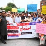 جب تک میڈیا ورکرز کے جائز مطالبات تسلیم نہیں ہوتے جدوجہد جاری رہے گی، خیبر یونین آف جرنلسٹس پشاور (دی خیبرٹائمز رپورٹنگ ڈیسک) خیبر یونین آف جرنلسٹس نے صوبہ بھر کے تمام صحافیوں، ویڈیو جرنلسٹس، فوٹو جرنلسٹس، میڈیا ورکرز، پریس کلبز کے عہدیداروں اور تمام صحافتی تنظیموں کا بھرپور احتجاجی تحریک میں شرکت، خیبر یونین اف جرنلسٹ ایسوسی ایشن کے سیکرٹری جنرل ارشاد علی نے ایک بیان میں کہا ہے، کہ یکجہتی کے اظہار اور اس جدوجہد کو کامیاب بنانے میں کردار ادا کرنے پر تہہ دل سے شکریہ ادا کیا ہے۔ پشاور سمیت خیبر پختونخوا کے تمام اضلاع میں ہونے والے احتجاجی مظاہروں میں جس طرح صحافی برادری نے متحد ہو کر شرکت کی، وہ قابلِ تحسین اور حوصلہ افزا ہے، یہ بات اس حقیقت کی غمازی کرتی ہے کہ میڈیا ورکرز اپنے حقوق، تنخواہوں کی بروقت ادائیگی، جبری برطرفیوں کے خاتمے اور معاشی استحصال کے خلاف ایک پلیٹ فارم پر متحد ہیں۔ خیبر یونین آف جرنلسٹس تمام شرکاء، عہدیداران اور صحافتی تنظیموں کی قربانیوں، محنت اور مسلسل جدوجہد کو سراہتی ہے، کیونکہ یہ اتحاد ہی ہماری اصل طاقت ہے، اور اسی اتحاد کی بدولت میڈیا ورکرز کے حقوق کی یہ تحریک مزید مضبوط اور مؤثر ہو رہی ہے۔ یونین نے اس امید کا اظہار کیا کہ صحافی برادری کا یہ اتحاد آئندہ بھی اسی طرح برقرار رہے گا اور جب تک میڈیا ورکرز کے تمام جائز مطالبات تسلیم نہیں کئے جاتے، یہ جدوجہد جاری رہے گی۔