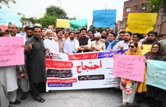 جب تک میڈیا ورکرز کے جائز مطالبات تسلیم نہیں ہوتے جدوجہد جاری رہے گی، خیبر یونین آف جرنلسٹس پشاور (دی خیبرٹائمز رپورٹنگ ڈیسک) خیبر یونین آف جرنلسٹس نے صوبہ بھر کے تمام صحافیوں، ویڈیو جرنلسٹس، فوٹو جرنلسٹس، میڈیا ورکرز، پریس کلبز کے عہدیداروں اور تمام صحافتی تنظیموں کا بھرپور احتجاجی تحریک میں شرکت، خیبر یونین اف جرنلسٹ ایسوسی ایشن کے سیکرٹری جنرل ارشاد علی نے ایک بیان میں کہا ہے، کہ یکجہتی کے اظہار اور اس جدوجہد کو کامیاب بنانے میں کردار ادا کرنے پر تہہ دل سے شکریہ ادا کیا ہے۔ پشاور سمیت خیبر پختونخوا کے تمام اضلاع میں ہونے والے احتجاجی مظاہروں میں جس طرح صحافی برادری نے متحد ہو کر شرکت کی، وہ قابلِ تحسین اور حوصلہ افزا ہے، یہ بات اس حقیقت کی غمازی کرتی ہے کہ میڈیا ورکرز اپنے حقوق، تنخواہوں کی بروقت ادائیگی، جبری برطرفیوں کے خاتمے اور معاشی استحصال کے خلاف ایک پلیٹ فارم پر متحد ہیں۔ خیبر یونین آف جرنلسٹس تمام شرکاء، عہدیداران اور صحافتی تنظیموں کی قربانیوں، محنت اور مسلسل جدوجہد کو سراہتی ہے، کیونکہ یہ اتحاد ہی ہماری اصل طاقت ہے، اور اسی اتحاد کی بدولت میڈیا ورکرز کے حقوق کی یہ تحریک مزید مضبوط اور مؤثر ہو رہی ہے۔ یونین نے اس امید کا اظہار کیا کہ صحافی برادری کا یہ اتحاد آئندہ بھی اسی طرح برقرار رہے گا اور جب تک میڈیا ورکرز کے تمام جائز مطالبات تسلیم نہیں کئے جاتے، یہ جدوجہد جاری رہے گی۔