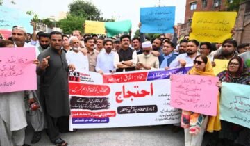 جب تک میڈیا ورکرز کے جائز مطالبات تسلیم نہیں ہوتے جدوجہد جاری رہے گی، خیبر یونین آف جرنلسٹس پشاور (دی خیبرٹائمز رپورٹنگ ڈیسک) خیبر یونین آف جرنلسٹس نے صوبہ بھر کے تمام صحافیوں، ویڈیو جرنلسٹس، فوٹو جرنلسٹس، میڈیا ورکرز، پریس کلبز کے عہدیداروں اور تمام صحافتی تنظیموں کا بھرپور احتجاجی تحریک میں شرکت، خیبر یونین اف جرنلسٹ ایسوسی ایشن کے سیکرٹری جنرل ارشاد علی نے ایک بیان میں کہا ہے، کہ یکجہتی کے اظہار اور اس جدوجہد کو کامیاب بنانے میں کردار ادا کرنے پر تہہ دل سے شکریہ ادا کیا ہے۔ پشاور سمیت خیبر پختونخوا کے تمام اضلاع میں ہونے والے احتجاجی مظاہروں میں جس طرح صحافی برادری نے متحد ہو کر شرکت کی، وہ قابلِ تحسین اور حوصلہ افزا ہے، یہ بات اس حقیقت کی غمازی کرتی ہے کہ میڈیا ورکرز اپنے حقوق، تنخواہوں کی بروقت ادائیگی، جبری برطرفیوں کے خاتمے اور معاشی استحصال کے خلاف ایک پلیٹ فارم پر متحد ہیں۔ خیبر یونین آف جرنلسٹس تمام شرکاء، عہدیداران اور صحافتی تنظیموں کی قربانیوں، محنت اور مسلسل جدوجہد کو سراہتی ہے، کیونکہ یہ اتحاد ہی ہماری اصل طاقت ہے، اور اسی اتحاد کی بدولت میڈیا ورکرز کے حقوق کی یہ تحریک مزید مضبوط اور مؤثر ہو رہی ہے۔ یونین نے اس امید کا اظہار کیا کہ صحافی برادری کا یہ اتحاد آئندہ بھی اسی طرح برقرار رہے گا اور جب تک میڈیا ورکرز کے تمام جائز مطالبات تسلیم نہیں کئے جاتے، یہ جدوجہد جاری رہے گی۔