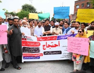 جب تک میڈیا ورکرز کے جائز مطالبات تسلیم نہیں ہوتے جدوجہد جاری رہے گی، خیبر یونین آف جرنلسٹس پشاور (دی خیبرٹائمز رپورٹنگ ڈیسک) خیبر یونین آف جرنلسٹس نے صوبہ بھر کے تمام صحافیوں، ویڈیو جرنلسٹس، فوٹو جرنلسٹس، میڈیا ورکرز، پریس کلبز کے عہدیداروں اور تمام صحافتی تنظیموں کا بھرپور احتجاجی تحریک میں شرکت، خیبر یونین اف جرنلسٹ ایسوسی ایشن کے سیکرٹری جنرل ارشاد علی نے ایک بیان میں کہا ہے، کہ یکجہتی کے اظہار اور اس جدوجہد کو کامیاب بنانے میں کردار ادا کرنے پر تہہ دل سے شکریہ ادا کیا ہے۔ پشاور سمیت خیبر پختونخوا کے تمام اضلاع میں ہونے والے احتجاجی مظاہروں میں جس طرح صحافی برادری نے متحد ہو کر شرکت کی، وہ قابلِ تحسین اور حوصلہ افزا ہے، یہ بات اس حقیقت کی غمازی کرتی ہے کہ میڈیا ورکرز اپنے حقوق، تنخواہوں کی بروقت ادائیگی، جبری برطرفیوں کے خاتمے اور معاشی استحصال کے خلاف ایک پلیٹ فارم پر متحد ہیں۔ خیبر یونین آف جرنلسٹس تمام شرکاء، عہدیداران اور صحافتی تنظیموں کی قربانیوں، محنت اور مسلسل جدوجہد کو سراہتی ہے، کیونکہ یہ اتحاد ہی ہماری اصل طاقت ہے، اور اسی اتحاد کی بدولت میڈیا ورکرز کے حقوق کی یہ تحریک مزید مضبوط اور مؤثر ہو رہی ہے۔ یونین نے اس امید کا اظہار کیا کہ صحافی برادری کا یہ اتحاد آئندہ بھی اسی طرح برقرار رہے گا اور جب تک میڈیا ورکرز کے تمام جائز مطالبات تسلیم نہیں کئے جاتے، یہ جدوجہد جاری رہے گی۔