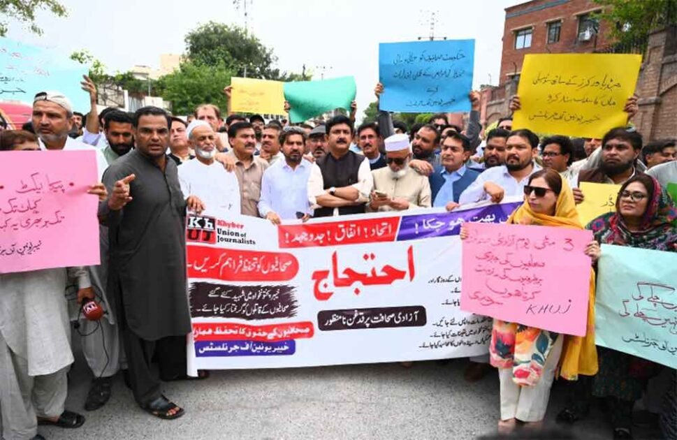 جب تک میڈیا ورکرز کے جائز مطالبات تسلیم نہیں ہوتے جدوجہد جاری رہے گی، خیبر یونین آف جرنلسٹس پشاور (دی خیبرٹائمز رپورٹنگ ڈیسک) خیبر یونین آف جرنلسٹس نے صوبہ بھر کے تمام صحافیوں، ویڈیو جرنلسٹس، فوٹو جرنلسٹس، میڈیا ورکرز، پریس کلبز کے عہدیداروں اور تمام صحافتی تنظیموں کا بھرپور احتجاجی تحریک میں شرکت، خیبر یونین اف جرنلسٹ ایسوسی ایشن کے سیکرٹری جنرل ارشاد علی نے ایک بیان میں کہا ہے، کہ یکجہتی کے اظہار اور اس جدوجہد کو کامیاب بنانے میں کردار ادا کرنے پر تہہ دل سے شکریہ ادا کیا ہے۔ پشاور سمیت خیبر پختونخوا کے تمام اضلاع میں ہونے والے احتجاجی مظاہروں میں جس طرح صحافی برادری نے متحد ہو کر شرکت کی، وہ قابلِ تحسین اور حوصلہ افزا ہے، یہ بات اس حقیقت کی غمازی کرتی ہے کہ میڈیا ورکرز اپنے حقوق، تنخواہوں کی بروقت ادائیگی، جبری برطرفیوں کے خاتمے اور معاشی استحصال کے خلاف ایک پلیٹ فارم پر متحد ہیں۔ خیبر یونین آف جرنلسٹس تمام شرکاء، عہدیداران اور صحافتی تنظیموں کی قربانیوں، محنت اور مسلسل جدوجہد کو سراہتی ہے، کیونکہ یہ اتحاد ہی ہماری اصل طاقت ہے، اور اسی اتحاد کی بدولت میڈیا ورکرز کے حقوق کی یہ تحریک مزید مضبوط اور مؤثر ہو رہی ہے۔ یونین نے اس امید کا اظہار کیا کہ صحافی برادری کا یہ اتحاد آئندہ بھی اسی طرح برقرار رہے گا اور جب تک میڈیا ورکرز کے تمام جائز مطالبات تسلیم نہیں کئے جاتے، یہ جدوجہد جاری رہے گی۔