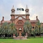 بانی پی ٹی آئی سے ملاقات کی درخواست 'فضول' قرار، وکیل کو جرمانہ راولپنڈی (دی خیبر ٹائمز مانیٹرنگ ڈیسک): انسداد دہشت گردی کی عدالت نے بانی پی ٹی آئی عمران خان سے ملاقات کی درخواست 'غیر ضروری اور فضول' قرار دے کر خارج کر دی۔ عدالت نے درخواست گزار وکیل پر 10 ہزار روپے جرمانہ بھی عائد کر دیا۔ وکیل فیصل ملک نے جی ایچ کیو حملہ کیس میں ملاقات کی استدعا کی تھی۔ عدالت نے حکم دیا کہ جرمانہ ڈسٹرکٹ بار راولپنڈی کی ڈسپینسری میں جمع کرایا جائے۔ یہ رقم غریب مریضوں کے علاج پر خرچ ہوگی۔ سماعت کے دوران عدالت نے واضح کیا کہ اڈیالہ جیل میں ملاقاتوں کا طریقہ کار اسلام آباد ہائیکورٹ طے کر چکی ہے۔ ٹرائل کورٹ ہائیکورٹ کے احکامات کے برعکس کوئی نیا حکم جاری نہیں کر سکتی۔ عدالتی فیصلے کے مطابق عمران خان جی ایچ کیو حملہ کیس میں ضمانت پر ہیں اور وہ اس وقت جوڈیشل تحویل میں نہیں ہیں۔ عدالت نے ریمارکس دئے کہ بانی پی ٹی آئی سے ملاقات کیلئے پہلے بھی دو درخواستیں دائر ہو چکی ہیں۔ درخواست گزار متعلقہ فورم پر جانے کے بجائے بار بار عدالت کا وقت ضائع کر رہا ہے۔ عدالت نے سخت لہجہ اختیار کرتے ہوئے کہا کہ غیر سنجیدہ درخواستوں کے ذریعے وقت کا ضیاع ناقابل قبول ہے۔