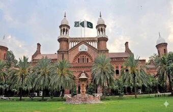 بانی پی ٹی آئی سے ملاقات کی درخواست 'فضول' قرار، وکیل کو جرمانہ راولپنڈی (دی خیبر ٹائمز مانیٹرنگ ڈیسک): انسداد دہشت گردی کی عدالت نے بانی پی ٹی آئی عمران خان سے ملاقات کی درخواست 'غیر ضروری اور فضول' قرار دے کر خارج کر دی۔ عدالت نے درخواست گزار وکیل پر 10 ہزار روپے جرمانہ بھی عائد کر دیا۔ وکیل فیصل ملک نے جی ایچ کیو حملہ کیس میں ملاقات کی استدعا کی تھی۔ عدالت نے حکم دیا کہ جرمانہ ڈسٹرکٹ بار راولپنڈی کی ڈسپینسری میں جمع کرایا جائے۔ یہ رقم غریب مریضوں کے علاج پر خرچ ہوگی۔ سماعت کے دوران عدالت نے واضح کیا کہ اڈیالہ جیل میں ملاقاتوں کا طریقہ کار اسلام آباد ہائیکورٹ طے کر چکی ہے۔ ٹرائل کورٹ ہائیکورٹ کے احکامات کے برعکس کوئی نیا حکم جاری نہیں کر سکتی۔ عدالتی فیصلے کے مطابق عمران خان جی ایچ کیو حملہ کیس میں ضمانت پر ہیں اور وہ اس وقت جوڈیشل تحویل میں نہیں ہیں۔ عدالت نے ریمارکس دئے کہ بانی پی ٹی آئی سے ملاقات کیلئے پہلے بھی دو درخواستیں دائر ہو چکی ہیں۔ درخواست گزار متعلقہ فورم پر جانے کے بجائے بار بار عدالت کا وقت ضائع کر رہا ہے۔ عدالت نے سخت لہجہ اختیار کرتے ہوئے کہا کہ غیر سنجیدہ درخواستوں کے ذریعے وقت کا ضیاع ناقابل قبول ہے۔
