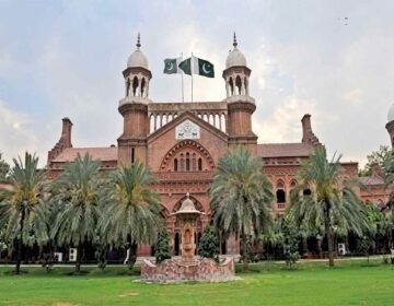 بانی پی ٹی آئی سے ملاقات کی درخواست 'فضول' قرار، وکیل کو جرمانہ راولپنڈی (دی خیبر ٹائمز مانیٹرنگ ڈیسک): انسداد دہشت گردی کی عدالت نے بانی پی ٹی آئی عمران خان سے ملاقات کی درخواست 'غیر ضروری اور فضول' قرار دے کر خارج کر دی۔ عدالت نے درخواست گزار وکیل پر 10 ہزار روپے جرمانہ بھی عائد کر دیا۔ وکیل فیصل ملک نے جی ایچ کیو حملہ کیس میں ملاقات کی استدعا کی تھی۔ عدالت نے حکم دیا کہ جرمانہ ڈسٹرکٹ بار راولپنڈی کی ڈسپینسری میں جمع کرایا جائے۔ یہ رقم غریب مریضوں کے علاج پر خرچ ہوگی۔ سماعت کے دوران عدالت نے واضح کیا کہ اڈیالہ جیل میں ملاقاتوں کا طریقہ کار اسلام آباد ہائیکورٹ طے کر چکی ہے۔ ٹرائل کورٹ ہائیکورٹ کے احکامات کے برعکس کوئی نیا حکم جاری نہیں کر سکتی۔ عدالتی فیصلے کے مطابق عمران خان جی ایچ کیو حملہ کیس میں ضمانت پر ہیں اور وہ اس وقت جوڈیشل تحویل میں نہیں ہیں۔ عدالت نے ریمارکس دئے کہ بانی پی ٹی آئی سے ملاقات کیلئے پہلے بھی دو درخواستیں دائر ہو چکی ہیں۔ درخواست گزار متعلقہ فورم پر جانے کے بجائے بار بار عدالت کا وقت ضائع کر رہا ہے۔ عدالت نے سخت لہجہ اختیار کرتے ہوئے کہا کہ غیر سنجیدہ درخواستوں کے ذریعے وقت کا ضیاع ناقابل قبول ہے۔