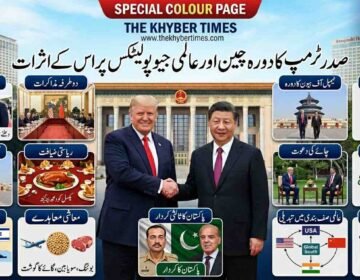 صدر ٹرمپ کا دورہ چین اور عالمی جیو پولیٹکس پر اس کے اثرات تحریر: ناصر داوڑ ریاستہائے متحدہ امریکہ کے صدر ڈونلڈ ٹرمپ کا 13 سے 15 مئی 2026 تک ہونے والا تزویراتی دورہ چین عالمی سیاست کی تاریخ میں ایک اہم موڑ قرار دیا جا رہا ہے ۔ تقریباً نو سالوں کے طویل عرصے کے بعد کسی برسرِاقتدار امریکی صدر کا یہ پہلا دورہ چین تھا، اس سے قبل آخری بار خود صدر ٹرمپ نے ہی نومبر 2017 میں بیجنگ کا دورہ کیا تھا ۔ یہ دورہ ایک ایسے انتہائی حساس وقت پر وقوع پذیر ہوا جب مشرق وسطیٰ میں امریکہ-اسرائیل اور ایران کے مابین جنگ اور آبنائے ہرمز کی ناکہ بندی کے باعث عالمی جیو پولیٹکس اور معیشت شدید دباؤ کا شکار تھی ۔ تزویراتی تجزیہ کار اس دورے کو ایک پائیدار تزویراتی شراکت داری کے بجائے محض ایک عارضی بحرانی انتظام اور سفارتی جنگ بندی کے طور پر دیکھ رہے ہیں ۔ یہ دورہ اصل میں اپریل 2026 کے پہلے ہفتے کیلئے طے کیا گیا تھا، لیکن فروری میں ایران کے خلاف شروع ہونے والی جنگ اور اس کے نتیجے میں پیدا ہونے والی بحرانی صورتحال کے باعث اسے مئی تک ملتوی کر دیا گیا تھا ۔    بدھ، 13 مئی 2026 کی شام صدر ٹرمپ کا طیارہ بیجنگ کیپٹل انٹرنیشنل ایئرپورٹ پر اترا جہاں چینی نائب صدر ہان ژینگ، امریکہ میں متعین چینی سفیر ژی فینگ، ایگزیکٹو نائب وزیر خارجہ ما ژاؤکسو، اور چین میں امریکی سفیر ڈیوڈ پرڈیو نے ان کا استقبال کیا ۔ صدر ٹرمپ کے اعزاز میں ایک شاندار عسکری آنر گارڈ اور فوجی بینڈ پیش کیا گیا جس کے بعد ان کا قافلہ سخت سیکیورٹی میں فور سیزنز بیجنگ ہوٹل منتقل ہوا، جبکہ امریکی وفد کے دیگر ارکان کو کیمپنسکی ہوٹل بیجنگ یانشا سینٹر میں ٹھہرایا گیا ۔ اگلے روز، یعنی جمعرات 14 مئی 2026 کی صبح، صدر ٹرمپ باقاعدہ دوطرفہ مذاکرات کیلئے عظیم عوامی ہال پہنچے جہاں چینی صدر شی جن پنگ نے ان کا والہانہ استقبال کیا ۔ مذاکرات کے بعد دونوں رہنماؤں نے بیجنگ کے تاریخی معبد ٹیمپل آف ہیون کا دورہ کیا، جس کے بعد وہ 1975 میں جیرالڈ فورڈ کے بعد اس معبد کا دورہ کرنے والے دوسرے برسرِاقتدار امریکی صدر بن گئے ۔ اسی روز شام کو صدر شی نے عظیم عوامی ہال کے سنہری کمرے میں صدر ٹرمپ کے اعزاز میں ایک پُرآسائش سرکاری ضیافت کا اہتمام کیا، جس میں بیجنگ روسٹ ڈک اور روایتی چینی پکوان پیش کئے گئے اور اسی دوران صدر ٹرمپ نے چینی صدر کو 24 ستمبر 2026 کو امریکہ کے جوابی سرکاری دورے کی باقاعدہ دعوت پیش کی ۔ دورے کے آخری روز، یعنی جمعہ 15 مئی 2026 کو، صدر شی نے صدر ٹرمپ کی میزبانی ژونگ نان ہائی کے باغیچے میں چائے کی دعوت پر کی ۔ یہ غیر معمولی دعوت نامہ دراصل 2017 میں مار-اے-لاگو میں چینی صدر کی میزبانی کے جواب میں تھا، جہاں دونوں رہنماؤں نے باغات کی سیر کی اور ایک تفصیلی ورکنگ لنچ کے بعد صدر ٹرمپ ائیر فورس ون کے ذریعے واپس روانہ ہو گئے ۔    اس تاریخی دورے کا ایک بڑا مرکز دونوں ممالک کے مابین تجارتی جنگ کو عارضی طور پر روکنا اور معاشی مفادات کو متوازن کرنا تھا، جس کیلئے فریقین نے کئی اہم شعبوں میں تجارتی معاہدوں کی تفصیلات کو زیر بحث لایا ۔ معاشی معاہدوں میں سب سے بڑی اور اہم پیش رفت ہوابازی کے شعبے میں امریکی کمپنی بوئنگ (Boeing) کیلئے دیکھی گئی، جہاں صدر ٹرمپ کے مطابق چین نے ابتدائی طور پر کم از کم 200 مسافر بردار طیاروں کی خریداری کا عزم ظاہر کیا ہے، جسے مستقبل میں مزید بڑھا کر 750 طیاروں تک لے جایا جا سکتا ہے ۔ اگرچہ اس آرڈر کے حتمی مینوفیکچرنگ اور فراہمی کی تاریخوں پر چینی انتظامیہ نے تاحال کوئی باضابطہ رسید یا تفصیلی دستاویز جاری نہیں کی، لیکن بوئنگ نے اس تزویراتی عزم کو چینی مارکیٹ کے دوبارہ کھلنے کے حوالے سے ایک بڑی کاروباری فتح قرار دیا ہے ۔ زراعت کے شعبے میں، امریکی تجارتی نمائندے جیمی سن گریر کے مطابق، چین نے آئندہ تین سالوں کیلئے سالانہ بنیادوں پر دہرے ہندسے (double-digit) یعنی دسیوں ارب ڈالر مالیت کے امریکی سویا بین اور دیگر زرعی مصنوعات خریدنے کی یقین دہانی کروائی ہے ۔ اس کے علاوہ معاشی سفارت کاری کے تحت چین نے امریکی گائے کے گوشت (beef) پر عائد دیرینہ درآمدی پابندی عارضی طور پر اٹھانے کا فیصلہ کیا، اگرچہ دورے کے اختتام پر چینی کسٹمز حکام نے تیکنیکی وجوہات کا حوالہ دیتے ہوئے اس درآمدی اجازت کے دائرہ کار کو دوبارہ محدود کر دیا ۔ معاشی مذاکرات میں امریکی خام تیل اور توانائی کے دیگر شعبوں سے درآمدات کی ممکنہ چینی خریداری پر بھی سنجیدہ بات چیت ہوئی ۔    ان تمام معاشی سرگرمیوں اور تجارتی بہاؤ کو مستقل بنیادوں پر منظم کرنے کیلئے دونوں ممالک نے دو اہم وفاقی ادارے قائم کرنے پر باقاعدہ اتفاق کیا، جنہیں بورڈ آف ٹریڈ (Board of Trade) اور بورڈ آف انویسٹمنٹ (Board of Investment) کا نام دیا گیا ہے ۔ ان میں سے بورڈ آف ٹریڈ کا بنیادی کام دونوں ممالک کے مابین غیر حساس اشیاء کی درآمد و برآمد پر یکطرفہ ٹیرف اور تجارتی مسائل کو براہ راست حکومتی سطح پر حل کرنا ہوگا، جبکہ بورڈ آف انویسٹمنٹ ایک مستقل سرکاری فورم کے طور پر دونوں معیشتوں کے مابین سرمایہ کاری کے مسائل اور مارکیٹ تک رسائی کی سہولیات کا جائزہ لے گا ۔ چینی وزیر خارجہ وانگ ای نے تصدیق کی کہ دونوں ممالک کی ورکنگ ٹیمیں ان دونوں بورڈز کی باقاعدہ ساخت اور دوطرفہ ٹیرف میں متوازن کٹوتی کے فریم ورک کے تحت باہمی تجارتی حجم کو بڑھانے کیلئے متعلقہ تفصیلات پر اب بھی مسلسل مذاکرات کر رہی ہیں ۔ دفاعی محاذ پر دونوں ممالک کے مابین کسی بڑے عسکری معاہدے پر دستخط نہیں ہوئے کیونکہ چین نے اپنے بڑھتے ہوئے جوہری ذخائر اور جدید ترین میزائل پروگرام کو کسی بھی قسم کے بین الاقوامی کنٹرول کے دائرے میں لانے یا اس پر بحث کرنے سے صاف انکار کر دیا ۔ تاہم، دونوں رہنماؤں نے مصنوعی ذہانت کے عسکری استعمال، بالخصوص جوہری ہتھیاروں کے فائرنگ کنٹرول سسٹمز کو مکمل طور پر خودکار بنانے سے روکنے پر اتفاق کیا، اور تزویراتی غلط فہمیوں سے بچنے کیلئے واشنگٹن اور بیجنگ کے مابین ایک مخصوص AI ہاٹ لائن قائم کرنے کی تجویز پر تفصیلی تبادلہ خیال کیا گیا ۔    ڈونلڈ ٹرمپ کا یہ دورہ مشرق وسطیٰ کے ایک بڑے بحران کے سائے میں انجام پایا کیونکہ فروری 2026 کے آخر میں امریکہ اور اسرائیل کے ایران پر مشترکہ فضائی حملوں کے بعد شروع ہونے والی جنگ نے عالمی معیشت اور توانائی کے راستوں کو ہلا کر رکھ دیا تھا ۔ اس ہولناک تنازعے کو روکنے کے لیے پاکستان نے انتہائی فعال اور جرات مندانہ سفارتی کردار ادا کیا اور 8 اپریل 2026 کو پاکستان کی ثالثی کے نتیجے میں دونوں فریقین ایک عارضی جنگ بندی پر متفق ہوئے تھے ۔ اسی سلسلے میں امریکی نائب صدر جے ڈی وینس نے 11 اور 12 اپریل کو اسلام آباد کا دورہ کیا تھا جہاں انہوں نے ایرانی سفارت کاروں کے ساتھ براہ راست غیر رسمی بات چیت کا آغاز کیا ۔ تاہم، یہ امن عمل انتہائی نازک موڑ پر تھا کیونکہ ایران نے امریکی مطالبات کو مسترد کرتے ہوئے امریکہ سے جنگی نقصانات کا معاوضہ اور آبنائے ہرمز پر اپنی غیر مشروط خودمختاری کا مطالبہ کیا تھا، جسے صدر ٹرمپ نے سماجی رابطے کی ویب سائٹ پر "مکمل طور پر ناقابلِ قبول" قرار دے کر مسترد کر دیا تھا ۔ چین کے لیے آبنائے ہرمز کا بحران معاشی بقا کا مسئلہ ہے کیونکہ چین اپنی ضرورت کا تقریباً 40 فیصد خام تیل اسی بحری راستے سے درآمد کرتا ہے، اس لیے بیجنگ مذاکرات کے دوران صدر ٹرمپ نے تہران پر چین کے گہرے اقتصادی اثر و رسوخ کو استعمال کرنے کی ضرورت پر زور دیا ۔ چین نے تہران کو پرامن حل کے لیے قائل کرنے پر آمادگی ظاہر کی لیکن اس کے بدلے میں واشنگٹن سے یہ ضمانت طلب کی کہ وہ چینی بینکوں اور مالیاتی اداروں پر عائد کی جانے والی ثانوی امریکی پابندیاں منجمد کر دے، جس کے باعث یہ سربراہی ملاقات عسکری کارروائیوں کو روکنے اور سفارتی راستے کھلے رکھنے کیلئے ایک اہم سدِ راہ ثابت ہوئی ۔    پاکستان اس جیو پولیٹیکل منظرنامے میں ایک اہم فریق کے طور پر ابھرا ہے، جہاں اس کی جغرافیائی حیثیت اور تزویراتی سفارت کاری نے اسے عالمی توجہ کا مرکز بنا دیا ہے ۔ سفارتی سطح پر پاکستان کی تاریخ میں پہلی بار کسی امریکی صدر نے عوامی سطح پر پاکستان کی عسکری اور سیاسی قیادت کا اس حد تک اعتراف کیا ہے، جہاں چین سے واپسی پر ائیر فورس ون پر صحافیوں سے گفتگو کرتے ہوئے صدر ٹرمپ نے واضح الفاظ میں کہا کہ امریکہ نے ایران کے ساتھ جنگ بندی بنیادی طور پر پاکستان کی درخواست اور اس پر ایک احسان کے طور پر قبول کی ہے ۔ صدر ٹرمپ نے پاکستان کے عسکری سربراہ فیلڈ مارشل عاصم منیر اور وزیر اعظم شہباز شریف کی تعریف کرتے ہوئے انہیں "شاندار لوگ" قرار دیا، جس نے عالمی سطح پر پاکستان کے سفارتی قد کاٹھ میں بے پناہ اضافہ کیا ۔ مزید برآں، چین اور پاکستان نے 31 مارچ 2026 کو مشترکہ طور پر جو پانچ نکاتی امن اقدام پیش کیا تھا، اسے عالمی برادری اور بالخصوص گلوبل ساؤتھ کے ممالک کی طرف سے ایک معقول اور قابلِ عمل فریم ورک کے طور پر سراہا گیا ہے، جس نے پاکستان کو بیجنگ کے ایک تزویراتی شراکت دار کے طور پر مزید مستحکم کیا اور چین-پاکستان اقتصادی راہداری (CPEC) کے سیکیورٹی ماحول کو بہتر بنانے میں مدد دی ۔ دوسری جانب، پاکستان کیلئے سب بهت بڑا تزویراتی خطرہ اس کی غیر جانبداری پر اٹھنے والے سوالات ہیں، کیونکہ امریکی انٹیلی جنس اور سیٹلائٹ تصاویر کی بنیاد پر واشنگٹن میں یہ شکوک و شبہات پائے جاتے ہیں کہ بحران کے دوران کچھ ایرانی عسکری طیاروں نے پاکستانی فضائی اڈوں پر لاجسٹک پناہ لی تھی ۔ اگرچہ پاکستانی دفتر خارجہ نے ان الزامات کی سختی سے تردید کی ہے، لیکن امریکی انتظامیہ کے اندر یہ تاثر ابھرا ہے کہ پاکستان مشرق وسطیٰ کے بحران میں دوہرا کھیل کھیل رہا ہے ۔ امریکی سیکیورٹی حکام کا یہ بھی ماننا ہے کہ پاکستان ایرانی موقف کو واشنگٹن کے سامنے زیادہ مثبت بنا کر پیش کر رہا ہے جو زمینی حقیقت سے مطابقت نہیں رکھتا، چنانچہ اگر مستقبل میں ایران کے ساتھ مذاکرات دوبارہ ناکام ہوتے ہیں تو واشنگٹن کی جانب سے پاکستان پر دباؤ اور اقتصادی تعزیرات کا خطرہ بڑھ سکتا ہے ۔    صدر ٹرمپ کے دورہ چین اور واشنگٹن-بیجنگ کے مابین پیدا ہونے والے عارضی تناؤ کے خاتمے سے جنوبی ایشیا کے تزویراتی توازن میں نمایاں تبدیلیاں متوقع ہیں، جس نے نئی دہلی کو شدید تشویش میں مبتلا کر دیا ہے ۔ بھارت کی جیو پولیٹیکل اہمیت اب تک اس مفروضے پر قائم تھی کہ امریکہ کو چین کا مقابلہ کرنے کیلئےبھارت کی اشد ضرورت ہے، لیکن اگر امریکہ اور چین کے مابین تعلقات بہتر ہوتے ہیں تو واشنگٹن کیلئے بھارت کو ایک مراعات یافتہ شراکت دار بنائے رکھنے کی اہمیت کم ہو جائے گی اور اس کا سفارتی اثر و رسوخ بھی متاثر ہو سکتا ہے ۔ اس کے علاوہ عالمی سپلائی چین کی منتقلی پر بھی گہرے اثرات مرتب ہو سکتے ہیں، کیونکہ بھارتی معیشت نے حال ہی میں چین پر عائد امریکی ٹیرف سے بچنے کیلئے غیر ملکی سرمایہ کاری حاصل کی تھی، لیکن اگر ان نئے مذاکرات کے نتیجے میں چین پر ٹیرف نرم کر دئے جاتے ہیں، تو سرمایہ کاری دوبارہ چین کا رخ کر سکتی ہے، جو بھارتی مینوفیکچرنگ سیکٹر کیلئے ایک بڑا دھچکا ہو گا ۔ نئی دہلی کو یہ خدشہ بھی ستا رہا ہے کہ واشنگٹن اور بیجنگ کے مابین جیو پولیٹیکل افہام و تفہیم کے نتیجے میں امریکہ پاکستان کے عسکری اور جوہری پروگرام پر وہ سخت گیر دباؤ برقرار نہیں رکھے گا جس کی بھارت کو توقع تھی، خاص طور پر جب پاکستان مشرق وسطیٰ میں امریکی مفادات کے لیے ایک ناگزیر ثالث بن کر ابھرا ہے ۔    بین الاقوامی تعلقات کے ماہرین کا متفقہ فیصلہ ہے کہ اگرچہ اس دورے کی تصاویر اور مصافحے انتہائی مثبت دکھائی دیتے ہیں، لیکن دونوں عالمی طاقتوں کے مابین پائے جانے والے گہرے اسٹرکچرل اختلافات اور غلط فہمیوں کا مستقل ازالہ ممکن نہیں نظر آتا ۔ واشنگٹن کیلئے استحکام کا مطلب ایک ایسا تزویراتی ماحول ہے جہاں چین امریکی قیادت میں قائم عالمی نظام کو چیلنج نہ کرے، جبکہ چین کیلئے اس کا مطلب ایک کثیر الجہتی دنیا کا قیام ہے جہاں امریکی اثر و رسوخ رفتہ رفتہ کم ہو ۔ فروری 2026 میں امریکی سپریم کورٹ کی جانب سے صدر ٹرمپ کے یکطرفہ ٹیرف قوانین کو غیر آئینی قرار دینے کے فیصلے نے ٹرمپ کو اندرونی طور پر معاشی محاذ پر کمزور کر دیا تھا، جس کے باعث وہ بیجنگ سے کسی بھی قیمت پر ایک معاشی فتح حاصل کرنے کیلئے بے چین تھے ۔ چین نے ٹرمپ کی اس کمزوری اور ان کی کاروباری سوچ کو بھانپتے ہوئے انہیں چند چیدہ تجارتی مراعات پیش کر کے وقت حاصل کر لیا ہے، تاکہ وہ اپنی تکنیکی اور عسکری صلاحیتوں کو مزید مستحکم کر سکے ۔ تائیوان کی سلامتی اور امریکی ساختہ جدید سیمی کنڈکٹرز چپس پر برآمدی پابندیاں جیسے بنیادی تنازعات بدستور جوں کے توں موجود ہیں، جو کسی بھی وقت دوبارہ ایک نئی کشیدگی کو جنم دے سکتے ہیں ۔    اگر تاریخی تناظر میں دیکھا جائے تو امریکی صدور کے دورے ہمیشہ عالمی تزویراتی صف بندیوں کو تبدیل کرنے کا باعث بنے ہیں ۔ رچرڈ نکسن نے فروری 1972 میں پہلا تاریخی دورہ کیا جس نے سرد جنگ کا رخ موڑ دیا ۔ اس کے بعد جیرالڈ فورڈ نے 1975 میں معبدِ ٹیمپل آف ہیون کا دورہ کیا ۔ رونالڈ ریگن نے 1984 میں چین کے ساتھ سائنسی اور تجارتی تعاون کے معاہدے کئے ۔ جارج ایچ ڈبلیو بش نے 1989 میں قریبی ذاتی روابط کو فروغ دیا ۔ بل کلنٹن نے 1998 میں نو روزہ طویل ترین ریاستی دورہ کیا ۔ جارج ڈبلیو بش نے ریکارڈ چار مرتبہ دورہ کیا ۔ باراک اوباما نے تین بار دورہ کر کے موسمیاتی تبدیلی پر تاریخی پیرس معاہدے کیلئے مشترکہ عزم حاصل کیا ۔ صدر ٹرمپ نے خود اپنے پہلے دورے کے دوران نومبر 2017 میں بیجنگ کا دورہ کر کے تجارتی خسارے پر سخت بات چیت کی تھی ۔ ان کے بعد اب مئی 2026 کا یہ دورہ تقریباً نو سال کے وقفے کے بعد کسی امریکی صدر کا پہلا دورہ چین تھا، جس نے مشرق وسطیٰ کی جنگ، تجارتی ٹیرف کے عارضی تعطل، اور جیو پولیٹیکل استحکام کے حوالے سے ایک نیا باب کھولا ہے ۔   