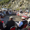 پاک افغان سرحد پر بڑی پیش رفت: باجوڑ اور کنڑ کے قبائلی عمائدین کے درمیان تاریخی امن معاہدہ طے پشاور (دی خیبرٹائمز مانیٹرنگ ڈیسک) پاکستان اور افغانستان کے سرحدی علاقے میں کشیدگی کے خاتمے اور دیرپا امن کے قیام کیلئے ایک بڑی کامیابی حاصل ہوئی ہے۔ ضلع باجوڑ اور افغانستان کے صوبہ کنڑ کے قبائلی عمائدین نے ایک تاریخی گرینڈ جرگے میں مکمل جنگ بندی اور مستقبل میں پائیدار تعاون کا اعلان کر دیا ہے۔ یہ اہم بیٹھک سرحدی مقام نوا پاس پر منعقد ہوئی، جو تاریخی اور تجارتی لحاظ سے انتہائی اہمیت کا حامل ہے۔ اس جرگے میں دونوں اطراف کے تقریباً 30 بااثر قبائلی عمائدین نے شرکت کی اور باقاعدہ طور پر امن معاہدے کی دستاویز پر دستخط کئے۔ پاکستانی وفد کی قیادت باجوڑ سے تعلق رکھنے والے حاجی لالی شاہ (صدر باجوڑ چیمبر آف کامرس) نے کی، جبکہ افغان وفد کی سربراہی صوبہ کنڑ کے حاجی ظاہر گل نے کی۔ اس جرگے کو مہمند اور دیگر قریبی سرحدی علاقوں کے قبائل کی بھی بھرپور حمایت حاصل تھی، جو طویل عرصے سے سرحد پر ہونے والی کشیدگی اور فائرنگ کے واقعات سے براہِ راست متاثر ہو رہے تھے۔ تقریباً دو گھنٹے تک جاری رہنے والے اس دوستانہ جرگے میں ایک جامع امن فارمولے پر اتفاق کیا گیا، جس کے تحت سرحد کے دونوں جانب سے ہر قسم کی فائرنگ، گولہ باری اور دشمنی پر مبنی سرگرمیوں کو فوری طور پر بند کرنے کا فیصلہ کیا گیا۔ معاہدے کے مطابق، مستقبل میں کسی بھی ہنگامی صورتحال یا غلط فہمی کو دور کرنے کیلئے ایک مشترکہ رابطہ کمیٹی بھی تشکیل دی گئی ہے جو دونوں اطراف کے درمیان پل کا کردار ادا کرے گی۔ جرگے نے متفقہ طور پر اس بات پر زور دیا کہ امن کی بدولت نوا پاس اور دیگر روایتی تجارتی راستوں کو کھولا جانا چاہئے تاکہ مقامی معیشت کو سہارا مل سکے۔ دونوں اطراف کے عمائدین نے عزم کیا کہ وہ اپنی اپنی حدود میں امن کو نقصان پہنچانے والے عناصر کی حوصلہ شکنی کریں گے اور سرحدی پٹی پر آباد شہریوں کے جان و مال کے تحفظ کو یقینی بنایا جائے گا۔ تجزیہ کار اس معاہدے کو اس لئے بھی انتہائی اہمیت کا حامل قرار دے رہے ہیں کیونکہ یہ کسی حکومتی سطح کے بجائے خالصتاً قبائلی روایات اور پختونولی کے تحت عوامی سطح پر کیا گیا ہے۔ 2007 سے سیکیورٹی وجوہات کی بنا پر بند نوا پاس کے راستے کے حوالے سے یہ جرگہ ایک بڑا بریک تھرو ثابت ہو سکتا ہے۔ قبائلی عمائدین کا کہنا ہے کہ سرحد کے دونوں پار بسنے والے قبائل ایک ہی سماج کا حصہ ہیں اور وہ مزید خونریزی یا معاشی بدحالی کے متحمل نہیں ہو سکتے۔ اس فیصلے سے نہ صرف باجوڑ اور کنڑ بلکہ پورے سرحدی بیلٹ میں امن کی نئی امید پیدا ہوئی ہے
