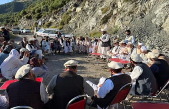 پاک افغان سرحد پر بڑی پیش رفت: باجوڑ اور کنڑ کے قبائلی عمائدین کے درمیان تاریخی امن معاہدہ طے پشاور (دی خیبرٹائمز مانیٹرنگ ڈیسک) پاکستان اور افغانستان کے سرحدی علاقے میں کشیدگی کے خاتمے اور دیرپا امن کے قیام کیلئے ایک بڑی کامیابی حاصل ہوئی ہے۔ ضلع باجوڑ اور افغانستان کے صوبہ کنڑ کے قبائلی عمائدین نے ایک تاریخی گرینڈ جرگے میں مکمل جنگ بندی اور مستقبل میں پائیدار تعاون کا اعلان کر دیا ہے۔ یہ اہم بیٹھک سرحدی مقام نوا پاس پر منعقد ہوئی، جو تاریخی اور تجارتی لحاظ سے انتہائی اہمیت کا حامل ہے۔ اس جرگے میں دونوں اطراف کے تقریباً 30 بااثر قبائلی عمائدین نے شرکت کی اور باقاعدہ طور پر امن معاہدے کی دستاویز پر دستخط کئے۔ پاکستانی وفد کی قیادت باجوڑ سے تعلق رکھنے والے حاجی لالی شاہ (صدر باجوڑ چیمبر آف کامرس) نے کی، جبکہ افغان وفد کی سربراہی صوبہ کنڑ کے حاجی ظاہر گل نے کی۔ اس جرگے کو مہمند اور دیگر قریبی سرحدی علاقوں کے قبائل کی بھی بھرپور حمایت حاصل تھی، جو طویل عرصے سے سرحد پر ہونے والی کشیدگی اور فائرنگ کے واقعات سے براہِ راست متاثر ہو رہے تھے۔ تقریباً دو گھنٹے تک جاری رہنے والے اس دوستانہ جرگے میں ایک جامع امن فارمولے پر اتفاق کیا گیا، جس کے تحت سرحد کے دونوں جانب سے ہر قسم کی فائرنگ، گولہ باری اور دشمنی پر مبنی سرگرمیوں کو فوری طور پر بند کرنے کا فیصلہ کیا گیا۔ معاہدے کے مطابق، مستقبل میں کسی بھی ہنگامی صورتحال یا غلط فہمی کو دور کرنے کیلئے ایک مشترکہ رابطہ کمیٹی بھی تشکیل دی گئی ہے جو دونوں اطراف کے درمیان پل کا کردار ادا کرے گی۔ جرگے نے متفقہ طور پر اس بات پر زور دیا کہ امن کی بدولت نوا پاس اور دیگر روایتی تجارتی راستوں کو کھولا جانا چاہئے تاکہ مقامی معیشت کو سہارا مل سکے۔ دونوں اطراف کے عمائدین نے عزم کیا کہ وہ اپنی اپنی حدود میں امن کو نقصان پہنچانے والے عناصر کی حوصلہ شکنی کریں گے اور سرحدی پٹی پر آباد شہریوں کے جان و مال کے تحفظ کو یقینی بنایا جائے گا۔ تجزیہ کار اس معاہدے کو اس لئے بھی انتہائی اہمیت کا حامل قرار دے رہے ہیں کیونکہ یہ کسی حکومتی سطح کے بجائے خالصتاً قبائلی روایات اور پختونولی کے تحت عوامی سطح پر کیا گیا ہے۔ 2007 سے سیکیورٹی وجوہات کی بنا پر بند نوا پاس کے راستے کے حوالے سے یہ جرگہ ایک بڑا بریک تھرو ثابت ہو سکتا ہے۔ قبائلی عمائدین کا کہنا ہے کہ سرحد کے دونوں پار بسنے والے قبائل ایک ہی سماج کا حصہ ہیں اور وہ مزید خونریزی یا معاشی بدحالی کے متحمل نہیں ہو سکتے۔ اس فیصلے سے نہ صرف باجوڑ اور کنڑ بلکہ پورے سرحدی بیلٹ میں امن کی نئی امید پیدا ہوئی ہے