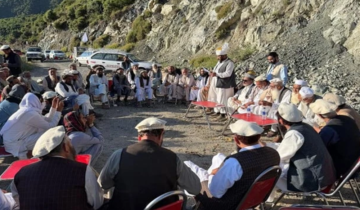پاک افغان سرحد پر بڑی پیش رفت: باجوڑ اور کنڑ کے قبائلی عمائدین کے درمیان تاریخی امن معاہدہ طے پشاور (دی خیبرٹائمز مانیٹرنگ ڈیسک) پاکستان اور افغانستان کے سرحدی علاقے میں کشیدگی کے خاتمے اور دیرپا امن کے قیام کیلئے ایک بڑی کامیابی حاصل ہوئی ہے۔ ضلع باجوڑ اور افغانستان کے صوبہ کنڑ کے قبائلی عمائدین نے ایک تاریخی گرینڈ جرگے میں مکمل جنگ بندی اور مستقبل میں پائیدار تعاون کا اعلان کر دیا ہے۔ یہ اہم بیٹھک سرحدی مقام نوا پاس پر منعقد ہوئی، جو تاریخی اور تجارتی لحاظ سے انتہائی اہمیت کا حامل ہے۔ اس جرگے میں دونوں اطراف کے تقریباً 30 بااثر قبائلی عمائدین نے شرکت کی اور باقاعدہ طور پر امن معاہدے کی دستاویز پر دستخط کئے۔ پاکستانی وفد کی قیادت باجوڑ سے تعلق رکھنے والے حاجی لالی شاہ (صدر باجوڑ چیمبر آف کامرس) نے کی، جبکہ افغان وفد کی سربراہی صوبہ کنڑ کے حاجی ظاہر گل نے کی۔ اس جرگے کو مہمند اور دیگر قریبی سرحدی علاقوں کے قبائل کی بھی بھرپور حمایت حاصل تھی، جو طویل عرصے سے سرحد پر ہونے والی کشیدگی اور فائرنگ کے واقعات سے براہِ راست متاثر ہو رہے تھے۔ تقریباً دو گھنٹے تک جاری رہنے والے اس دوستانہ جرگے میں ایک جامع امن فارمولے پر اتفاق کیا گیا، جس کے تحت سرحد کے دونوں جانب سے ہر قسم کی فائرنگ، گولہ باری اور دشمنی پر مبنی سرگرمیوں کو فوری طور پر بند کرنے کا فیصلہ کیا گیا۔ معاہدے کے مطابق، مستقبل میں کسی بھی ہنگامی صورتحال یا غلط فہمی کو دور کرنے کیلئے ایک مشترکہ رابطہ کمیٹی بھی تشکیل دی گئی ہے جو دونوں اطراف کے درمیان پل کا کردار ادا کرے گی۔ جرگے نے متفقہ طور پر اس بات پر زور دیا کہ امن کی بدولت نوا پاس اور دیگر روایتی تجارتی راستوں کو کھولا جانا چاہئے تاکہ مقامی معیشت کو سہارا مل سکے۔ دونوں اطراف کے عمائدین نے عزم کیا کہ وہ اپنی اپنی حدود میں امن کو نقصان پہنچانے والے عناصر کی حوصلہ شکنی کریں گے اور سرحدی پٹی پر آباد شہریوں کے جان و مال کے تحفظ کو یقینی بنایا جائے گا۔ تجزیہ کار اس معاہدے کو اس لئے بھی انتہائی اہمیت کا حامل قرار دے رہے ہیں کیونکہ یہ کسی حکومتی سطح کے بجائے خالصتاً قبائلی روایات اور پختونولی کے تحت عوامی سطح پر کیا گیا ہے۔ 2007 سے سیکیورٹی وجوہات کی بنا پر بند نوا پاس کے راستے کے حوالے سے یہ جرگہ ایک بڑا بریک تھرو ثابت ہو سکتا ہے۔ قبائلی عمائدین کا کہنا ہے کہ سرحد کے دونوں پار بسنے والے قبائل ایک ہی سماج کا حصہ ہیں اور وہ مزید خونریزی یا معاشی بدحالی کے متحمل نہیں ہو سکتے۔ اس فیصلے سے نہ صرف باجوڑ اور کنڑ بلکہ پورے سرحدی بیلٹ میں امن کی نئی امید پیدا ہوئی ہے