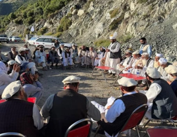 پاک افغان سرحد پر بڑی پیش رفت: باجوڑ اور کنڑ کے قبائلی عمائدین کے درمیان تاریخی امن معاہدہ طے پشاور (دی خیبرٹائمز مانیٹرنگ ڈیسک) پاکستان اور افغانستان کے سرحدی علاقے میں کشیدگی کے خاتمے اور دیرپا امن کے قیام کیلئے ایک بڑی کامیابی حاصل ہوئی ہے۔ ضلع باجوڑ اور افغانستان کے صوبہ کنڑ کے قبائلی عمائدین نے ایک تاریخی گرینڈ جرگے میں مکمل جنگ بندی اور مستقبل میں پائیدار تعاون کا اعلان کر دیا ہے۔ یہ اہم بیٹھک سرحدی مقام نوا پاس پر منعقد ہوئی، جو تاریخی اور تجارتی لحاظ سے انتہائی اہمیت کا حامل ہے۔ اس جرگے میں دونوں اطراف کے تقریباً 30 بااثر قبائلی عمائدین نے شرکت کی اور باقاعدہ طور پر امن معاہدے کی دستاویز پر دستخط کئے۔ پاکستانی وفد کی قیادت باجوڑ سے تعلق رکھنے والے حاجی لالی شاہ (صدر باجوڑ چیمبر آف کامرس) نے کی، جبکہ افغان وفد کی سربراہی صوبہ کنڑ کے حاجی ظاہر گل نے کی۔ اس جرگے کو مہمند اور دیگر قریبی سرحدی علاقوں کے قبائل کی بھی بھرپور حمایت حاصل تھی، جو طویل عرصے سے سرحد پر ہونے والی کشیدگی اور فائرنگ کے واقعات سے براہِ راست متاثر ہو رہے تھے۔ تقریباً دو گھنٹے تک جاری رہنے والے اس دوستانہ جرگے میں ایک جامع امن فارمولے پر اتفاق کیا گیا، جس کے تحت سرحد کے دونوں جانب سے ہر قسم کی فائرنگ، گولہ باری اور دشمنی پر مبنی سرگرمیوں کو فوری طور پر بند کرنے کا فیصلہ کیا گیا۔ معاہدے کے مطابق، مستقبل میں کسی بھی ہنگامی صورتحال یا غلط فہمی کو دور کرنے کیلئے ایک مشترکہ رابطہ کمیٹی بھی تشکیل دی گئی ہے جو دونوں اطراف کے درمیان پل کا کردار ادا کرے گی۔ جرگے نے متفقہ طور پر اس بات پر زور دیا کہ امن کی بدولت نوا پاس اور دیگر روایتی تجارتی راستوں کو کھولا جانا چاہئے تاکہ مقامی معیشت کو سہارا مل سکے۔ دونوں اطراف کے عمائدین نے عزم کیا کہ وہ اپنی اپنی حدود میں امن کو نقصان پہنچانے والے عناصر کی حوصلہ شکنی کریں گے اور سرحدی پٹی پر آباد شہریوں کے جان و مال کے تحفظ کو یقینی بنایا جائے گا۔ تجزیہ کار اس معاہدے کو اس لئے بھی انتہائی اہمیت کا حامل قرار دے رہے ہیں کیونکہ یہ کسی حکومتی سطح کے بجائے خالصتاً قبائلی روایات اور پختونولی کے تحت عوامی سطح پر کیا گیا ہے۔ 2007 سے سیکیورٹی وجوہات کی بنا پر بند نوا پاس کے راستے کے حوالے سے یہ جرگہ ایک بڑا بریک تھرو ثابت ہو سکتا ہے۔ قبائلی عمائدین کا کہنا ہے کہ سرحد کے دونوں پار بسنے والے قبائل ایک ہی سماج کا حصہ ہیں اور وہ مزید خونریزی یا معاشی بدحالی کے متحمل نہیں ہو سکتے۔ اس فیصلے سے نہ صرف باجوڑ اور کنڑ بلکہ پورے سرحدی بیلٹ میں امن کی نئی امید پیدا ہوئی ہے