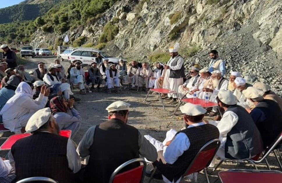 پاک افغان سرحد پر بڑی پیش رفت: باجوڑ اور کنڑ کے قبائلی عمائدین کے درمیان تاریخی امن معاہدہ طے پشاور (دی خیبرٹائمز مانیٹرنگ ڈیسک) پاکستان اور افغانستان کے سرحدی علاقے میں کشیدگی کے خاتمے اور دیرپا امن کے قیام کیلئے ایک بڑی کامیابی حاصل ہوئی ہے۔ ضلع باجوڑ اور افغانستان کے صوبہ کنڑ کے قبائلی عمائدین نے ایک تاریخی گرینڈ جرگے میں مکمل جنگ بندی اور مستقبل میں پائیدار تعاون کا اعلان کر دیا ہے۔ یہ اہم بیٹھک سرحدی مقام نوا پاس پر منعقد ہوئی، جو تاریخی اور تجارتی لحاظ سے انتہائی اہمیت کا حامل ہے۔ اس جرگے میں دونوں اطراف کے تقریباً 30 بااثر قبائلی عمائدین نے شرکت کی اور باقاعدہ طور پر امن معاہدے کی دستاویز پر دستخط کئے۔ پاکستانی وفد کی قیادت باجوڑ سے تعلق رکھنے والے حاجی لالی شاہ (صدر باجوڑ چیمبر آف کامرس) نے کی، جبکہ افغان وفد کی سربراہی صوبہ کنڑ کے حاجی ظاہر گل نے کی۔ اس جرگے کو مہمند اور دیگر قریبی سرحدی علاقوں کے قبائل کی بھی بھرپور حمایت حاصل تھی، جو طویل عرصے سے سرحد پر ہونے والی کشیدگی اور فائرنگ کے واقعات سے براہِ راست متاثر ہو رہے تھے۔ تقریباً دو گھنٹے تک جاری رہنے والے اس دوستانہ جرگے میں ایک جامع امن فارمولے پر اتفاق کیا گیا، جس کے تحت سرحد کے دونوں جانب سے ہر قسم کی فائرنگ، گولہ باری اور دشمنی پر مبنی سرگرمیوں کو فوری طور پر بند کرنے کا فیصلہ کیا گیا۔ معاہدے کے مطابق، مستقبل میں کسی بھی ہنگامی صورتحال یا غلط فہمی کو دور کرنے کیلئے ایک مشترکہ رابطہ کمیٹی بھی تشکیل دی گئی ہے جو دونوں اطراف کے درمیان پل کا کردار ادا کرے گی۔ جرگے نے متفقہ طور پر اس بات پر زور دیا کہ امن کی بدولت نوا پاس اور دیگر روایتی تجارتی راستوں کو کھولا جانا چاہئے تاکہ مقامی معیشت کو سہارا مل سکے۔ دونوں اطراف کے عمائدین نے عزم کیا کہ وہ اپنی اپنی حدود میں امن کو نقصان پہنچانے والے عناصر کی حوصلہ شکنی کریں گے اور سرحدی پٹی پر آباد شہریوں کے جان و مال کے تحفظ کو یقینی بنایا جائے گا۔ تجزیہ کار اس معاہدے کو اس لئے بھی انتہائی اہمیت کا حامل قرار دے رہے ہیں کیونکہ یہ کسی حکومتی سطح کے بجائے خالصتاً قبائلی روایات اور پختونولی کے تحت عوامی سطح پر کیا گیا ہے۔ 2007 سے سیکیورٹی وجوہات کی بنا پر بند نوا پاس کے راستے کے حوالے سے یہ جرگہ ایک بڑا بریک تھرو ثابت ہو سکتا ہے۔ قبائلی عمائدین کا کہنا ہے کہ سرحد کے دونوں پار بسنے والے قبائل ایک ہی سماج کا حصہ ہیں اور وہ مزید خونریزی یا معاشی بدحالی کے متحمل نہیں ہو سکتے۔ اس فیصلے سے نہ صرف باجوڑ اور کنڑ بلکہ پورے سرحدی بیلٹ میں امن کی نئی امید پیدا ہوئی ہے