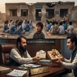 سرکاری اسکولوں کی بربادی: نجی مافیا، تعلیمی بورڈز اور حکمران طبقے کا گٹھ جوڑ دی خیبر ٹائمز خصوصی تجزیہ پاکستان کا تعلیمی نظام دو متوازی دھاروں میں تقسیم ہے۔ ایک طرف سرکاری اسکول ہیں جہاں ملک کی اکثریتی آبادی اپنے بچوں کو بھیجنے پر مجبور ہے، تو دوسری طرف پرائیویٹ تعلیمی ادارے ہیں جو جدید سہولیات اور معیاری تعلیم کے دعوے دار ہیں۔ اس نظام کی سب سے بڑی ستم ظریفی یہ ہے کہ پالیسی ساز یعنی وزراء، بیوروکریٹس، اعلیٰ افسران اور کاروباری اشرافیہ میں سے شاذ و نادر ہی کسی کے بچے سرکاری اسکولوں میں زیرِ تعلیم نظر آتے ہیں۔ سرکاری سطح پر اس بات کا کوئی شفاف ریکارڈ موجود نہیں کہ کتنے سرکاری عہدیداران کے بچے سرکاری اسکولوں میں پڑھتے ہیں، تاہم زمینی حقائق بتاتے ہیں کہ یہ شرح تقریباً صفر ہے۔ جب تک حکمران طبقے کے بچے سرکاری اسکولوں کے انہی بوسیدہ بینچوں یا ٹاٹ پر نہیں بیٹھتے جن پر ایک غریب کا بچہ بیٹھتا ہے، تب تک پالیسی سازی میں وہ درد شامل نہیں ہو سکتا جو نظام کی اصلاح کیلئے ضروری ہے۔ پالیسی سازوں کیلئے سرکاری اسکول کی چھت کا گرنا، پینے کا پانی کی یا دیگر بنیادی سہولیات کا فقدان یا اساتذہ کی غیر حاضری محض ایک فائل کا مسئلہ رہ جاتا ہے، نہ کہ زندگی اور موت کا سوال۔ پرائیویٹ تعلیمی اداروں کی کامیابی کا راز کوئی جادو نہیں، بلکہ مارکیٹ کی طلب اور سرکاری نظام کی ناکامی ہے۔ ان اداروں میں اساتذہ کی حاضری اور کارکردگی کا سخت احتساب ہوتا ہے کیونکہ والدین فیس ادا کر رہے ہوتے ہیں۔ سوال یہ ہے کہ کیا نجی تعلیمی مافیا سرکاری نظام کو بہتر نہیں ہونے دیتا؟ اس کا جواب دو رخی ہے۔ بہت سے سرکاری عہدیداران خود پرائیویٹ تعلیمی اداروں کے مالکان یا شراکت دار ہیں۔ جب کسی کا مالی مفاد سرکاری اسکولوں کے زوال میں وابستہ ہو، تو وہ کبھی نہیں چاہے گا کہ سرکاری اسکول اتنے معیاری ہو جائیں کہ نجی اسکولوں کی دکانیں بند ہو جائیں۔ اس صورتحال کو مزید پیچیدہ بنانے میں ثانوی تعلیمی بورڈز کا کردار کلیدی حیثیت رکھتا ہے۔ ایک ایسا گٹھ جوڑ تشکیل پا چکا ہے جس میں سرکاری اسکولوں کے بچوں کو کسی بھی صورت سبقت نہ ملنے دی جائے۔ پرائیویٹ اسکول مالکان کے درمیان اس بات کا مقابلہ ہے کہ ان کے طلبا بورڈ کے ٹاپ ٹین میں جگہ بنائیں، جس کے حصول کیلئے سفارش، تحفے تحائف اور رشوت خوری کا کھل کر سہارا لیا جاتا ہے۔ یہی وجہ ہے کہ ملک بھر کے تعلیمی بورڈز میں چیئرمین کی کرسی کے حصول کیلئے سیاسی رسہ کشی اور بھاری رقوم کا استعمال ایک معمول بن چکا ہے۔ اگر سرکاری اسکولوں میں تعلیم کا معیار نجی اداروں کے برابر ہو جائے، تو غیر ضروری پرائیویٹ اسکول بند ہو جائیں گے اور تعلیم ایک منافع بخش کاروبار سے نکل کر دوبارہ بنیادی انسانی حق بن جائے گی۔ پاکستان میں تعلیمی اصلاحات تب ہی ممکن ہیں جب مفادات کا یہ ٹکراؤ ختم ہو۔ جب تک بیوروکریسی، سیاستدانوں اور بااثر شخصیات کیلئے اپنے بچوں کو سرکاری اسکولوں میں بھیجنا لازمی نہیں کیا جاتا، تب تک سرکاری درسگاہوں کی حالتِ زار تبدیل ہونا محال ہے۔ جس دن حکمران طبقے کے بچے سرکاری اسکولوں کے ٹوٹی ہوئی کھڑکیوں والے کمروں میں بیٹھنے لگیں گے، اسی دن تعلیمی بجٹ میں اضافہ بھی ہوگا اور نظامِ تعلیم کی کایا پلٹ بھی، کیونکہ تب یہ ان کی اپنی مجبوری اور ضرورت بن جائے گی۔ دی خیبر ٹائمز ۔ عوامی آواز، حقائق کی تلاش