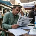 پاکستان کا معاشی بحران: بھاری ٹیکس، ٹوٹتی معیشت اور عوامی لاچارگی ناصر داوڑ پاکستان کا مالیاتی ڈھانچہ روایتی طور پر براہِ راست ٹیکسوں کے بجائے بالواسطہ ٹیکسوں پر بے پناہ انحصار کرتا ہے، جو وفاقی حکومت کے کل حاصل کردہ محصولات کا 60 فیصد سے زیادہ بنتے ہیں ۔ جب 1990 کے ایکٹ کے تحت پہلی بار جنرل سیلز ٹیکس نافذ کیا گیا تھا تو اس کی شرح 12.5 فیصد تھی، لیکن وقت کے ساتھ ساتھ بڑھتے ہوئے معاشی خساروں کو پورا کرنے کیلئے اسے بتدریج 18 فیصد کی معیاری سطح پر لا کھڑا کیا گیا ہے ۔ یہ پالیسی اس تلخ معاشی فلسفے کی عکاسی کرتی ہے جہاں ٹیکس نیٹ کو وسیع نہ کر پانے کی وجہ سے تمام تر بوجھ بالواسطہ محصولات کے ذریعے عام صارفین پر منتقل کر دیا جاتا ہے۔ معاشی ماہرین کے مطابق، بالواسطہ ٹیکسیشن کا سب سے بڑا المیہ اس کا رجعتی کردار ہے، کیونکہ یہ امیر اور غریب دونوں کو ایک ہی لاٹھی سے ہانکتی ہے۔ اگرچہ حکومت بعض اوقات غریبوں کو ریلیف دینے کیلئے دالوں، لال مرچ، ادرک، ہلدی، انڈوں اور پولٹری کو سیلز ٹیکس سے مستثنیٰ قرار دیتی ہے ، لیکن عملی طور پر یہ ریلیف صرف کاغذات تک محدود رہتا ہے۔ اس کی وجہ یہ ہے کہ پیداواری عمل میں استعمال ہونے والے بین السطور ذرائع جیسے ایندھن، بجلی اور گیس پر بھاری ٹیکس عائد ہیں، جو تسلسلی اثر کے تحت حتمی مصنوعات کی قیمتوں میں منتقل ہو کر مستثنیٰ اشیاء کو بھی مہنگا کر دیتے ہیں ۔    اس مالیاتی بوجھ کو مزید پیچیدہ بنانے میں صوبائی اور وفاقی سطحوں پر لاگو الگ الگ سروسز ٹیکس کا ڈھانچہ بھی اپنا کردار ادا کرتا ہے، جہاں پنجاب میں سروسز پر 16 فیصد، سندھ میں 13 فیصد، اور خیبر پختونخوا اور بلوچستان میں 15 فیصد سروسز ٹیکس لاگو ہے، جبکہ وفاقی سطح پر اشیاء پر معیاری سیلز ٹیکس 18 فیصد ہے ۔ اس دوہرے دباؤ کے بھیانک اثرات ہمیں پیکڈ ڈیری اور پولٹری سیکٹر پر واضح نظر آتے ہیں، جہاں پیکڈ دودھ پر 18 فیصد سیلز ٹیکس کے نفاذ نے دودھ کی قیمتوں میں 60 سے 70 روپے فی لیٹر کا زبردست اضافہ کر دیا ہے ۔ اس غیر متوقع فیصلے سے رسمی ڈیری سیکٹر کی فروخت بری طرح متاثر ہوئی ہے، جس کے باعث دیہی علاقوں میں 500 سے زائد ملک کلیکشن سینٹرز بند ہو چکے ہیں اور تقریباً 40,000 سے زائد کسانوں کا روزگار داؤ پر لگ گیا ہے ۔ نتیجے کے طور پر، صارفین جراثیم سے پاک پیکڈ دودھ چھوڑ کر کھلے اور ملاوٹ زدہ دودھ کی طرف رجوع کر رہے ہیں، جو پاکستان میں بچوں کی سٹنٹنگ کی شرح، جو کہ پہلے ہی 37 فیصد کی خطرناک سطح پر ہے، کو مزید خراب کرنے کا سبب بنے گا ۔ لائیوسٹاک اور پولٹری کے شعبوں میں بھی خوراک پر 10 فیصد سیلز ٹیکس کے نفاذ نے عام شہریوں کیلئے پروٹین کا آخری ذریعہ بھی مہنگا کر دیا ہے، جس کے باعث پشاور جیسے بڑے شہروں میں زندہ مرغی 420 روپے فی کلو اور انڈے 240 سے 260 روپے فی درجن تک بک رہے ہیں، جبکہ بغیر ہڈی کا گائے کا گوشت سرکاری نرخ یعنی 900 روپے کے برعکس 1350 سے 1500 جبکہ پشاور کے بعض سٹوروں میں تو 1600 روپے کلو تک جا پہنچا ہے ۔    غذائی منڈیوں میں حکومتی مداخلت اور ٹیکس پالیسیوں کا تضاد چینی کے شعبے میں بھی عیاں ہے، جہاں مینوفیکچررز کو فراہم کی جانے والی چینی پر 15 روپے فی کلو وفاقی ایکسائز ڈیوٹی لاگو ہے، جبکہ دوسری طرف مارکیٹ کو مستحکم کرنے کیلئے حکومت کی جانب سے 500,000 میٹرک ٹن سفید کرسٹل چینی کی درآمد پر کسٹمز ڈیوٹی کو یکسر ختم کر کے سیلز ٹیکس کو محض 0.25 فیصد کر دیا گیا ہے ۔ ادھر گندم کے بحران نے صوبائی سطح پر تنازعات کو ہوا دی ہے، جہاں خیبر پختونخوا کے فلور ملرز نے پنجاب کی طرف سے گندم کی نقل و حمل پر پابندی کے خلاف احتجاج شروع کر دیا ہے، جسے وہ آئین کے آرٹیکل 151 کی صریح خلاف ورزی قرار دیتے ہیں ۔ ان معاشی دباؤ کے متوازی، معیشت کا غیر دستاویزی چہرہ عید الاضحیٰ جیسے تہواروں پر نمایاں ہوتا ہے، جہاں سال 2025 میں قربانی کے جانوروں اور ان سے منسلک سرگرمیوں پر عوام نے تقریباً 641 ارب روپے خرچ کیئے، جو ملکی ترقیاتی بجٹ کا تقریباً 60 فیصد بنتا ہے ۔ یہ زبردست مالیاتی بہاؤ اس بات کا بین ثبوت ہے کہ پاکستان کے معاشی بحران کی جڑیں ٹیکسوں کے ناکارہ ڈھانچے اور سرمائے کے غیر دستاویزی بہاؤ میں پیوست ہیں۔    آئندہ مالی سال کا وفاقی بجٹ (2026-27) بھی بین الاقوامی مالیاتی فنڈ (آئی ایم ایف) کے 37 ماہ کے توسیعی پروگرام کی کڑی شرائط کے سائے میں تیار کیا جا رہا ہے ۔ آئی ایم ایف نے وفاق کیلئے مجموعی طور پر 17.145 ٹریلین روپے کا ریونیو ہدف مقرر کیا ہے، جس کے حصول کیلئے ایف بی آر کو 15.264 ٹریلین روپے جمع کرنے کا ہدف ملا ہے ۔ اس ہدف کے تحت صوبوں کو بھی مجبور کیا گیا ہے کہ وہ سروسز اور زرعی انکم ٹیکس سے 1.95 ٹریلین روپے اکٹھے کریں اور اپنی جی ڈی پی کے 1.4 فیصد کے مساوی سرپلس نقد وفاق کو سرنڈر کریں ۔ اس کے ساتھ ہی، صنعتی علاقوں کو دی گئی تمام رعایتوں کو 2035 تک مرحلہ وار ختم کرنے اور گندم و چینی کی سرکاری منڈیوں سے حکومت کو مکمل طور پر باہر نکالنے کی کڑی ضمانتیں دی گئی ہیں ۔ دوسری طرف، تنخواہ دار اور متوسط طبقے کو مزید نچوڑنے کی تیاریاں جاری ہیں، جہاں سالانہ 10 ملین سے زائد آمدنی پر 9 فیصد انکم ٹیکس کا اضافی بوجھ برقرار رکھنے کی تجاویز دی گئی ہیں، جس کی وجہ سے ملک میں ہنر مند پیشہ ور افراد کا شدید برین ڈرین ہو رہا ہے ۔ بجلی اور ایندھن کے نرخوں میں اضافے کے علاوہ پٹرولیم لیوی کا وفاقی ہدف 1.73 ٹریلین روپے مقرر کر کے پٹرولیم لیوی کو 100 روپے فی لیٹر تک لے جانے کا تزویراتی عزم ظاہر کیا گیا ہے، جس کا حتمی بوجھ ٹرانسپورٹیشن کے ذریعے روزمرہ کی ہر کھانے پینے والی شے پر پڑے گا ۔    حکومت کے ان جارحانہ ٹیکسیشن اقدامات نے تاجر برادری اور سیاسی حلقوں میں شدید مزاحمت کو جنم دیا ہے۔ ستمبر 2023 میں جماعت اسلامی اور تاجر تنظیموں کی جانب سے کی گئی شٹر ڈاؤن ہڑتال کے باعث ملک کو یومیہ تقریباً 10 ارب روپے کا معاشی نقصان اٹھانا پڑا، جہاں اصل احتجاج بجلی کے بلوں میں غیر متناسب اضافے اور آئی پی پیز کو دی جانے والی بھاری گنجائش کی ادائیگیوں کے خلاف تھا ۔ اسی طرح جولائی 2025 میں کراچی چیمبر آف کامرس نے فنانس ایکٹ کے تحت ایف بی آر کو حاصل ہونے والے گرفتاری کے اختیارات اور نقد لین دین پر عائد سخت پابندیوں کے خلاف شٹر ڈاؤن ہڑتال کی ۔ سیاسی محاذ پر جماعت اسلامی کے راولپنڈی دھرنے (جولائی 2024) نے حکومت کو دباؤ میں لا کر آئی پی پیز کے آڈٹ کیلئے ٹاسک فورس کے قیام کا معاہدہ کروایا، لیکن ان وعدوں پر عمل درآمد نہ ہونے کے باعث جنوری 2025 میں ایک بار پھر ملک گیر احتجاج کی لہر شروع ہوئی، جو اس بات کی غماز ہے کہ عوام اور حکومت کے مابین معاشی معاہدے کا اعتماد مکمل طور پر ختم ہو چکا ہے ۔    لیکن یہاں ایک انتہائی اہم سوال جنم لیتا ہے کہ ملکی تاریخ کی بدترین مہنگائی اور معاشی لاچارگی کے باوجود کینیا یا سری لنکا کی طرح پاکستان میں کوئی بڑا عوامی سیلاب سڑکوں پر کیوں نہیں آیا؟ احتجاج کی سیاسیات کے ماہرین اس کی متبادل اور گہری وجوہات بتاتے ہیں۔ پہلا عنصر مادی وسائل کی شدید قلت ہے، احتجاج منظم کرنے اور سڑکوں پر نکلنے کیلئے وقت، پیسہ اور باہمی رابطوں کی ضرورت ہوتی ہے جو کہ خطِ غربت سے نیچے سسکتے ہوئے غریب خاندانوں کے پاس بالکل نہیں ہے، کیونکہ ان کیلئے ایک دن کام چھوڑنے کا مطلب رات کا فاقہ ہے ۔ دوسرا بڑا عنصر پرامن مظاہرین کے خلاف ریاست کا غیر معمولی جبر، لاٹھی چارج اور بلاجواز گرفتاریوں کا خوف ہے، جس کی وجہ سے احتجاج کی ذاتی لاگت ایک عام آدمی کیلئے ناقابلِ برداشت بن جاتی ہے ۔ اس مایوسی کو سیاسی جماعتوں اور آزاد مزدور تنظیموں کی مکمل لاتعلقی اور آپس کی سیاسی و عدالتی کشمکش نے مزید گہرا کر دیا ہے، جہاں ٹی وی ٹاک شوز اور سیاسی قائدین عام آدمی کے معاشی وجود کی جنگ لڑنے کے بجائے صرف اقتدار کے جوڑ توڑ میں مگن ہیں ۔ اس سیاسی بیگانگی نے عوام کے اندر ایک گہرا نفسیاتی جمود اور مایوسی پیدا کر دی ہے، جس کے تحت وہ اجتماعی مزاحمت کو بے سود سمجھتے ہوئے انفرادی بقا کی تگ و دو یا پھر خاموش ہجرت کا راستہ چن رہے ہیں ۔    اس گھمبیر معاشی اور سماجی جمود کو توڑنے کیلئے اب پاکستان کو روایتی لیت و لعل سے ہٹ کر انقلابی اصلاحات کا راستہ اختیار کرنا ہوگا۔ سب سے پہلا قدم پیکڈ ڈیری مصنوعات پر عائد 18 فیصد کا سفاکانہ سیلز ٹیکس واپس لے کر اسے 5 فیصد کی رعایتی شرح پر لانا ہے، تاکہ دیہی معیشت کا تحفظ اور بچوں کی غذائی ضرورت کو سستی اور محفوظ قیمت پر پورا کیا جا سکے ۔ بجٹ 2026-27 میں تنخواہ دار طبقے پر عائد 9 فیصد کا اضافی انکم ٹیکس سرچارج اور سولر پینلز پر عائد 18 فیصد کا ٹیکس فوری طور پر ختم کیا جائے، تاکہ انسانی سرمائے کے برین ڈرین کو روکا جا سکے اور متبادل توانائی کا فروغ ہو سکے ۔ اس خسارے کو پورا کرنے کیلئے رئیل اسٹیٹ اور بااثر زرعی زمینداروں کو حقیقی معنوں میں ٹیکس نیٹ میں لایا جائے ۔ تاجروں کو ہراساں کرنے والے ایف بی آر کے گرفتاری کے تعزیری قوانین کو واپس لیتے ہوئے چھوٹے خوردہ فروشوں کیلئے بجلی کے بلوں کے ذریعے 10,000 روپے ماہانہ کا فلیٹ اور آسان فکسڈ ٹیکس نظام رائج کیا جائے، جو معیشت کو دستاویزی بنانے کا سب سے عملی اور پرامن طریقہ ہے ۔ اور سب سے بڑھ کر، آئی پی پیز کو دی جانے والی گنجائش کی ادائیگیوں کا کڑا آڈٹ کر کے بجلی کے بنیادی ٹیرف کو سستا کیا جائے، کیونکہ اس تزویراتی معاشی سرجری کے بغیر ملکی صنعتی پیداوار کی بحالی اور روپے کی قدر کو سہارا دینا محض ایک خام خیالی ہی رہے گا ۔   
