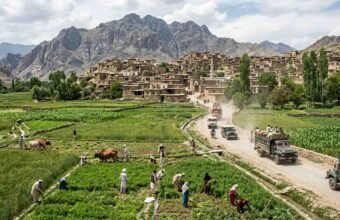 مناتو کے متاثرین تصدیق کے باوجود معاوضے کے طلبگار، پی ڈی ایم اے کا مسائل حل کرنے کا دعویٰ ضلع کرم مناتو کے متاثرین تصدیق کا عمل مکمل ہونے کے باوجود معاوضے سے تاحال محروم ہیں جس کے باعث متاثرین کو مشکلات کا سامنا ہے ضلع کرم کے علاقے مناتو میں عمائیدین کا مشترکہ جرگہ منعقد ہوا جس علماء اور عمائیدین نے شرکت کی اس موقع پر اپنے خطاب میں ملک کیبت خان اور دیگر عمائیدین نے کہا کہ مناتو اور اس کے گردونواح کے دیہات میں لوگ انتہائی تشویشناک صورتحال سے دوچار ہیں جہاں سینکڑوں عارضی طور پر بے گھر ہونے والے افراد (TDPs) تمام تر سرکاری تصدیقی طریقہ کار مکمل ہونے کے باوجود مالی معاوضے سے محروم ہیں اگرچہ دفتری کارروائی کے تمام مراحل مکمل ہو چکے ہیں اور ڈیٹا بھی فائنل کیا جا چکا ہے، لیکن زمین پر موجود حقائق بڑھتی ہوئی مایوسی اور ٹوٹے ہوئے وعدوں کی عکاسی کر رہے ہیں۔ عمائیدین نے متاثرہ خاندان لندوکی، لیل گڈا، خومرے، کامران، ناری روغ، ووٹ، ورستہ میلہ، پیر کوٹ، ظریف خان کلے اور گواکے جیسے دیہاتوں سے تعلق رکھتے ہیں جنہیں علاقے کی سیکیورٹی صورتحال کی وجہ سے اپنے گھروں اور آبائی زمینوں کو چھوڑنے پر مجبور ہونا پڑا تھا۔ نقل مکانی کے کئی ماہ گزرنے کے باوجود یہ خاندان نہ صرف اپنی املاک سے دور ہیں بلکہ ریاست کی جانب سے اس مالی امداد سے بھی محروم ہیں جو ان کی زندگیوں کی دوبارہ بحالی کے لیے وعدے کئے گئےتھے علاقے کے سماجی راہنما محبت خان کا کہنا ہے کہ متاثرہ خاندانوں کی مایوسی کی بنیادی وجہ معاوضہ ملنے میں تاخیر ہے، کیونکہ حکام نے کئی ماہ قبل تمام اہل افراد کی بائیومیٹرک تصدیق کا عمل مکمل کر لیا تھا۔ اس عمل کا مقصد شفافیت کو یقینی بنانا اور بدعنوانی کو روکنا تھا جس سے بے گھر آبادی میں یہ امید پیدا ہوئی تھی کہ اب جلد ہی امدادی فنڈز ان تک پہنچ جائیں گے۔ تاہم، ان توقعات کا جواب خاموشی سے دیا گیا ہے محبت خان کا کہنا ہے کہ تمام تر سرکاری شرائط اور ضروری ضابطے مکمل کرنے کے باوجود تاحال کوئی مالی امداد فراہم نہیں کی گئی۔ بائیومیٹرک تصدیق کی تکمیل اور امداد کی اصل فراہمی کے درمیان اس طویل وقفے نے بہت سے سوالات کو جنم دیا ہے کہ آخر کارکردگی کے لیے بنائے گئے اس نظام میں اتنی طویل تعطل کی وجہ کیا ہے۔ یہ انتظامی رکاوٹ محض کاغذی کارروائی کا معاملہ نہیں ہے بلکہ یہ ایک گہرے سماجی و اقتصادی بحران کا سبب بن رہی ہے جو متاثرہ خاندانوں کو تباہی کے دہانے پر دھکیل رہا ہے۔ معاوضے میں طویل تاخیر نے بہت سے لوگوں کو شدید مالی مشکلات میں مبتلا کر دیا ہے کیونکہ نقل مکانی کے دوران وہ اپنے اثاثوں اور آمدنی کے ذرائع دونوں سے محروم ہو چکے ہیں۔ مماتو سے تعلق رکھنے والے ڈرائیور رحمان الللہ کا کہنا ہے کہ موجودہ حالات سے دیہاڑی دار طبقہ بری طرح متاثر ہوا ہے جن کی آمدنی کے تمام راستے بند ہو چکے ہیں اور وہ اب اپنے رشتہ داروں یا مقامی کمیونٹی کی امداد پر تکیہ کرنے پر مجبور ہیں۔ معاشی اثرات کے علاوہ اس صورتحال نے متاثرہ آبادی میں شدید نفسیاتی تناؤ بھی پیدا کر دیا ہے جہاں حکام کی جانب سے عدم توجہی اور خاموشی نے اس ابتدائی اعتماد کو ٹھیس پہنچائی ہے جو امدادی نظام پر کیا گیا تھا۔ ایک بے گھر رہائشی عبداللہ نے بحران کی سنگینی کو واضح کرتے ہوئے بتایا کہ اب دو وقت کی روٹی کا بندوبست کرنا بھی ایک بڑا چیلنج بن چکا ہے جس کی وجہ سے بہت سے والدین اپنے بچوں کو بنیادی ضروریات یا صحت کی سہولیات فراہم کرنے سے قاصر ہیں۔ محرومی کی اس سطح نے ضلعی انتظامیہ سے اجتماعی طور پر یہ مطالبہ کرنے پر مجبور کر دیا ہے کہ معاوضہ فنڈز فوری طور پر جاری کیے جائیں اور اس تاخیر کی کوئی واضح وجہ بتائی جائے۔ اب کمیونٹی کے لیے بروقت امداد محض ایک انتظامی طریقہ کار نہیں بلکہ بقا کا مسئلہ بن چکی ہے تاکہ اس نظام پر ان کا اعتماد بحال ہو سکے جو فی الحال ان کی حالتِ زار سے لاتعلق نظر آتا ہے۔ انتظامیہ کی مسلسل خاموشی اور متعلقہ محکموں کی جانب سے واضح جواب نہ ملنے سے تنگ آکر مناتُو اور گردونواح کے متاثرہ خاندانوں نے مستقبل کے حوالے سے سخت انتباہ جاری کر دیا ہے۔ انہوں نے واضح کیا ہے کہ اگر آنے والے چند دنوں میں ان کے مطالبات پورے نہ ہوئے تو وہ بڑے پیمانے پر احتجاج کرنے پر مجبور ہوں گے۔ متاثرین نے اس بات پر زور دیا ہے کہ علاقے میں کسی بھی ممکنہ کشیدگی کی تمام تر ذمہ داری ان حکام پر عائد ہوگی جو تصدیق شدہ ڈیٹا موجود ہونے کے باوجود کارروائی کرنے میں ناکام رہے ہیں۔ بحران کی بڑھتی ہوئی شدت اس بات کی متقاضی ہے کہ فوری انتظامی مداخلت کی جائے تاکہ مزید مشکلات کو روکا جا سکے اور یہ یقینی بنایا جا سکے کہ کرم کی ان کمزور برادریوں کو ان کی مشکلات میں تنہا نہ چھوڑا جائے۔ دوسری جانب پی ڈی ایم اے ضلع کرم کے کوارڈینیٹر شیراز باچا کا کہنا ہے کہ متاثرین کی بروقت اور ہر ممکن تعاون کے لئے ضلعی انتظامیہ اور فورسز کے ساتھ مل کر وہ ہرممکن اقدامات اٹھارہے ہیں جس کے باعث متاثرین کے زیادہ تر مسائل حل کئے گئے ہیں اور متاثرین کی اپنے گھروں کو واپسی سمیت ان کے تمام حل طلب مسائل کے حل کے لئے اقدامات جاری ہیں