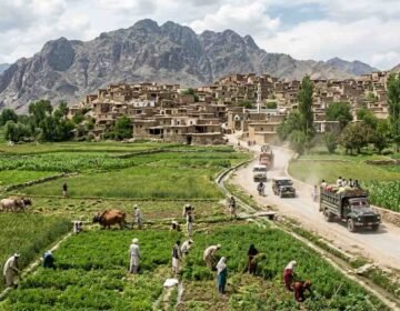 مناتو کے متاثرین تصدیق کے باوجود معاوضے کے طلبگار، پی ڈی ایم اے کا مسائل حل کرنے کا دعویٰ ضلع کرم مناتو کے متاثرین تصدیق کا عمل مکمل ہونے کے باوجود معاوضے سے تاحال محروم ہیں جس کے باعث متاثرین کو مشکلات کا سامنا ہے ضلع کرم کے علاقے مناتو میں عمائیدین کا مشترکہ جرگہ منعقد ہوا جس علماء اور عمائیدین نے شرکت کی اس موقع پر اپنے خطاب میں ملک کیبت خان اور دیگر عمائیدین نے کہا کہ مناتو اور اس کے گردونواح کے دیہات میں لوگ انتہائی تشویشناک صورتحال سے دوچار ہیں جہاں سینکڑوں عارضی طور پر بے گھر ہونے والے افراد (TDPs) تمام تر سرکاری تصدیقی طریقہ کار مکمل ہونے کے باوجود مالی معاوضے سے محروم ہیں اگرچہ دفتری کارروائی کے تمام مراحل مکمل ہو چکے ہیں اور ڈیٹا بھی فائنل کیا جا چکا ہے، لیکن زمین پر موجود حقائق بڑھتی ہوئی مایوسی اور ٹوٹے ہوئے وعدوں کی عکاسی کر رہے ہیں۔ عمائیدین نے متاثرہ خاندان لندوکی، لیل گڈا، خومرے، کامران، ناری روغ، ووٹ، ورستہ میلہ، پیر کوٹ، ظریف خان کلے اور گواکے جیسے دیہاتوں سے تعلق رکھتے ہیں جنہیں علاقے کی سیکیورٹی صورتحال کی وجہ سے اپنے گھروں اور آبائی زمینوں کو چھوڑنے پر مجبور ہونا پڑا تھا۔ نقل مکانی کے کئی ماہ گزرنے کے باوجود یہ خاندان نہ صرف اپنی املاک سے دور ہیں بلکہ ریاست کی جانب سے اس مالی امداد سے بھی محروم ہیں جو ان کی زندگیوں کی دوبارہ بحالی کے لیے وعدے کئے گئےتھے علاقے کے سماجی راہنما محبت خان کا کہنا ہے کہ متاثرہ خاندانوں کی مایوسی کی بنیادی وجہ معاوضہ ملنے میں تاخیر ہے، کیونکہ حکام نے کئی ماہ قبل تمام اہل افراد کی بائیومیٹرک تصدیق کا عمل مکمل کر لیا تھا۔ اس عمل کا مقصد شفافیت کو یقینی بنانا اور بدعنوانی کو روکنا تھا جس سے بے گھر آبادی میں یہ امید پیدا ہوئی تھی کہ اب جلد ہی امدادی فنڈز ان تک پہنچ جائیں گے۔ تاہم، ان توقعات کا جواب خاموشی سے دیا گیا ہے محبت خان کا کہنا ہے کہ تمام تر سرکاری شرائط اور ضروری ضابطے مکمل کرنے کے باوجود تاحال کوئی مالی امداد فراہم نہیں کی گئی۔ بائیومیٹرک تصدیق کی تکمیل اور امداد کی اصل فراہمی کے درمیان اس طویل وقفے نے بہت سے سوالات کو جنم دیا ہے کہ آخر کارکردگی کے لیے بنائے گئے اس نظام میں اتنی طویل تعطل کی وجہ کیا ہے۔ یہ انتظامی رکاوٹ محض کاغذی کارروائی کا معاملہ نہیں ہے بلکہ یہ ایک گہرے سماجی و اقتصادی بحران کا سبب بن رہی ہے جو متاثرہ خاندانوں کو تباہی کے دہانے پر دھکیل رہا ہے۔ معاوضے میں طویل تاخیر نے بہت سے لوگوں کو شدید مالی مشکلات میں مبتلا کر دیا ہے کیونکہ نقل مکانی کے دوران وہ اپنے اثاثوں اور آمدنی کے ذرائع دونوں سے محروم ہو چکے ہیں۔ مماتو سے تعلق رکھنے والے ڈرائیور رحمان الللہ کا کہنا ہے کہ موجودہ حالات سے دیہاڑی دار طبقہ بری طرح متاثر ہوا ہے جن کی آمدنی کے تمام راستے بند ہو چکے ہیں اور وہ اب اپنے رشتہ داروں یا مقامی کمیونٹی کی امداد پر تکیہ کرنے پر مجبور ہیں۔ معاشی اثرات کے علاوہ اس صورتحال نے متاثرہ آبادی میں شدید نفسیاتی تناؤ بھی پیدا کر دیا ہے جہاں حکام کی جانب سے عدم توجہی اور خاموشی نے اس ابتدائی اعتماد کو ٹھیس پہنچائی ہے جو امدادی نظام پر کیا گیا تھا۔ ایک بے گھر رہائشی عبداللہ نے بحران کی سنگینی کو واضح کرتے ہوئے بتایا کہ اب دو وقت کی روٹی کا بندوبست کرنا بھی ایک بڑا چیلنج بن چکا ہے جس کی وجہ سے بہت سے والدین اپنے بچوں کو بنیادی ضروریات یا صحت کی سہولیات فراہم کرنے سے قاصر ہیں۔ محرومی کی اس سطح نے ضلعی انتظامیہ سے اجتماعی طور پر یہ مطالبہ کرنے پر مجبور کر دیا ہے کہ معاوضہ فنڈز فوری طور پر جاری کیے جائیں اور اس تاخیر کی کوئی واضح وجہ بتائی جائے۔ اب کمیونٹی کے لیے بروقت امداد محض ایک انتظامی طریقہ کار نہیں بلکہ بقا کا مسئلہ بن چکی ہے تاکہ اس نظام پر ان کا اعتماد بحال ہو سکے جو فی الحال ان کی حالتِ زار سے لاتعلق نظر آتا ہے۔ انتظامیہ کی مسلسل خاموشی اور متعلقہ محکموں کی جانب سے واضح جواب نہ ملنے سے تنگ آکر مناتُو اور گردونواح کے متاثرہ خاندانوں نے مستقبل کے حوالے سے سخت انتباہ جاری کر دیا ہے۔ انہوں نے واضح کیا ہے کہ اگر آنے والے چند دنوں میں ان کے مطالبات پورے نہ ہوئے تو وہ بڑے پیمانے پر احتجاج کرنے پر مجبور ہوں گے۔ متاثرین نے اس بات پر زور دیا ہے کہ علاقے میں کسی بھی ممکنہ کشیدگی کی تمام تر ذمہ داری ان حکام پر عائد ہوگی جو تصدیق شدہ ڈیٹا موجود ہونے کے باوجود کارروائی کرنے میں ناکام رہے ہیں۔ بحران کی بڑھتی ہوئی شدت اس بات کی متقاضی ہے کہ فوری انتظامی مداخلت کی جائے تاکہ مزید مشکلات کو روکا جا سکے اور یہ یقینی بنایا جا سکے کہ کرم کی ان کمزور برادریوں کو ان کی مشکلات میں تنہا نہ چھوڑا جائے۔ دوسری جانب پی ڈی ایم اے ضلع کرم کے کوارڈینیٹر شیراز باچا کا کہنا ہے کہ متاثرین کی بروقت اور ہر ممکن تعاون کے لئے ضلعی انتظامیہ اور فورسز کے ساتھ مل کر وہ ہرممکن اقدامات اٹھارہے ہیں جس کے باعث متاثرین کے زیادہ تر مسائل حل کئے گئے ہیں اور متاثرین کی اپنے گھروں کو واپسی سمیت ان کے تمام حل طلب مسائل کے حل کے لئے اقدامات جاری ہیں