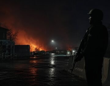 Karachi security operation, عسکریت پسندوں کا بڑھتا گھیراؤ, Pakistan security checkpoint at night