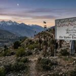 An informational sign detailing the political crisis, government formation, and public tension in Gilgit-Baltistan and Azad Kashmir, with soldiers and civilians in a mountain pass for The Khyber Times. دی خیبر ٹائمز کی خصوصی رپورٹ کے لیے گلگت بلتستان اور آزاد کشمیر میں حکومت سازی، سیاسی جوڑ توڑ اور عوامی کشیدگی کے مسائل کو ظاہر کرتا ہوا ایک معلوماتی بورڈ اور مقامی منظر۔