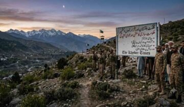 An informational sign detailing the political crisis, government formation, and public tension in Gilgit-Baltistan and Azad Kashmir, with soldiers and civilians in a mountain pass for The Khyber Times. دی خیبر ٹائمز کی خصوصی رپورٹ کے لیے گلگت بلتستان اور آزاد کشمیر میں حکومت سازی، سیاسی جوڑ توڑ اور عوامی کشیدگی کے مسائل کو ظاہر کرتا ہوا ایک معلوماتی بورڈ اور مقامی منظر۔