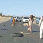 English: Blockade on Balochistan highway with rocks and tires during security crisis