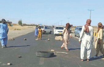 English: Blockade on Balochistan highway with rocks and tires during security crisis